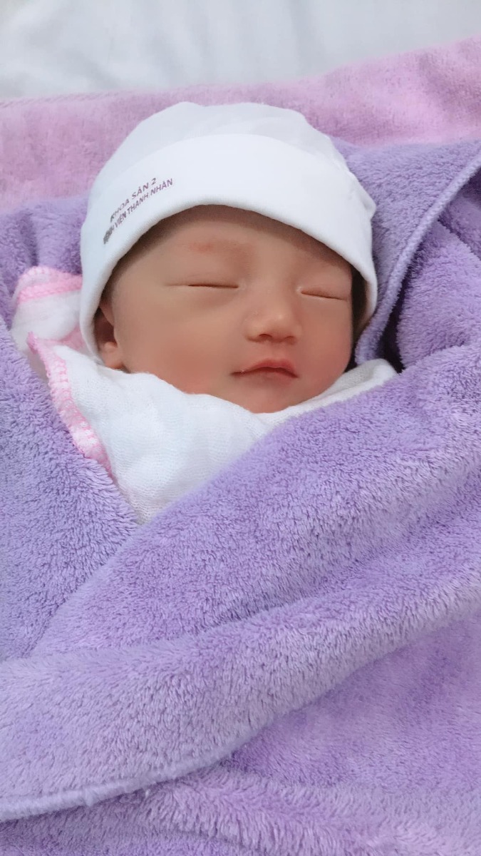 Thật lòng mà nói ngta ví “ đau đẻ như gãy 7 đốt xương sườn” quả thật ko sai. Nên mỗi ng 1 câu chuyện đi đẻ. 

Chắc chắn rằng bản thân tôi cũng như các mom ở đây  đều phải tìm hiểu,  lựa chọn 1 nơi sinh an toàn- thân thiện-  thoải mái. Rì viu các mẹ khen thì quá nhìu. Nhưng đến khi mình trải nghiệm thì thật sự là khoa sản 2- bv Thanh Nhàn đội ngũ y bác sĩ ở đây đã xây dựng 1 “ hình ảnh” để “nhớ”. Kể cả từ chị cho mượn đồ bệnh nhân cũng niềm nở. 

Nói thật, đến lúc đau đẻ nhìn thấy bsi đúng như 1 vị ân nhân cứu mình lúc đó. Kiểu như “ BS ơi cứu e” . Đúng thật ở đây cả khoa, chứ k phải riêng 1 bs nào đâu. Ai cũng nhiệt tình, động viên sản phụ.Sinh xong về nhà gặp vấn đề gì ib các bác vẫn hướng dẫn cụ thể .

Có lẽ rằng có duyên thì gặp đc các bs ở đây 1 lần, 2 lần.......Hnay sau khi sinh đc 5 ngày mẹ con cháu xin gửi lời cảm ơn chân thành nhất tới khoa. Và tới Bs Ngọc hôm đó cũng vất vả với cháu. 😍😍😍 Những thiên thần nhỏ chào đời  xin đc tri ân sự mát tay của các bác ạ !! 😘😘

P/s: Duy chỉ có 1 điều e xin góp ý 1 chút với bệnh viện thôi ạ. Mong các bs chuyển lời. Đó là hôm đó khi e ra viện thì đi qua các khu vực cổng đều ko thấy ktra, đối chiếu. Với ng lớn thì e ko nói. Nhưng nếu bế trẻ con thì bắt buộc phải ktra đối chiếu. PHÒNG KHI MẸ MÌN VÀO BẮT CÓC TRẺ SƠ SINH thì sợ lắm ạ.