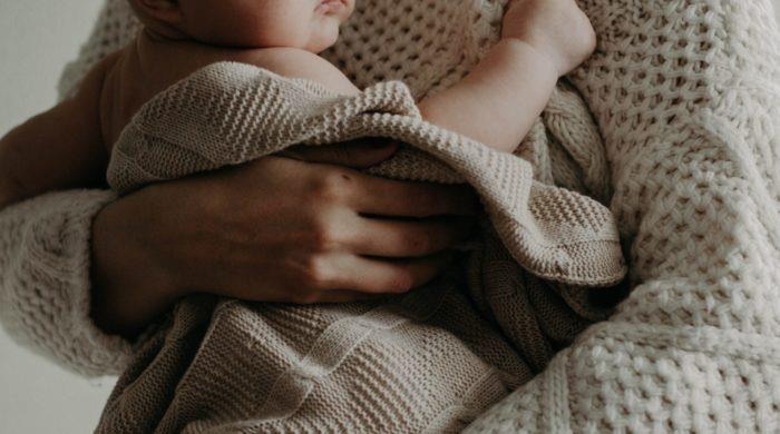 NGƯỜI BẠN CỦA CON
Nước mắt người mẹ chảy dài nhìn con ngủ lâu lâu cựa quậy không yên sau khi con bị một trận đòn đau. Người mẹ này cảm thấy hối lỗi ở bản thân tại sao mình lại đánh con, cảm thấy lo sợ liệu con có ghét bỏ mình và liệu con có bị ảnh hưởng tâm lý gì không. Tâm lý dằn vặt của người mẹ kéo dài suốt đêm mặc dù trẻ đã rơi vào giấc ngủ. Đứa trẻ bướng bỉnh làm người mẹ này mất bình tĩnh và phải đánh đau con làm con khóc thét, bắt con đứng úp mặt vào tường 30 phút, trước khi đứa con chịu nín khóc và đi ngủ.

Dường như dạy bảo con và để con hiểu ngày nay thật khó! Liệu có phải trẻ ngày nay "quá bướng bỉnh" so với chúng ta còn nhỏ ngày trước? Liệu những ai đã từng bị cha mẹ trước đây đánh đau, la mắng kiểu "hổ báo" và luôn so sánh với người này người khác, còn nhớ gì về những "trận đòn đau đó"?

Có bao nhiêu lần bạn được so sánh với 1 ai đó? và bao nhiêu lần bạn tự khóc 1 mình vì những lời so sánh đấy và tự nhủ bản thân "tại sao mẹ cứ so sánh con với nó".

TÔI CHỌN LÀM BẠN CỦA CON!
Mọi vấn đề mâu thuẫn dẫn đến trừng phạt trẻ bằng đòn roi, thậm chí la mắng hoặc so sánh sự yếu kém của con mình với những đứa trẻ khác là bắt nguồn từ sự không thấu hiểu của người làm cha làm mẹ. Bậc cha mẹ luôn đứng ở vị thế cha mẹ để áp đặt cách suy nghĩ của bản thân mình lên cho con. Ví dụ, bạn luôn muốn con phải như thế này; phải học cái này, phải làm cái kia. Bạn sẽ không bao giờ hiểu vấn đề của con, nếu bạn không "nhỏ lại" như bé. Điều này không có nghĩa là bạn lúc nào cũng chiều ý con mọi lần con có vấn đề hoặc bướng bỉnh. Nếu bạn suy nghĩ như vậy là không đúng. "Nhỏ lại" như bé là cách mà bạn đặt vào hoàn cảnh của bé trong tình huống cụ thể đó và hãy hiểu vấn đề khó mà bé đang đối mặt và trở thành "kẻ bướng bỉnh" như thế nào. Điều này rất quan trọng nếu bạn muốn nuôi dưỡng một đứa trẻ thành công sau này.

Một ví dụ, bạn luôn bị stress vì tiếng khóc của con trong tháng đầu tiên sau sinh. Một khảo sát cho thấy tỉ lệ bà mẹ sau sinh 30 ngày bị trầm cảm từ vừa đến năng rất cao vì không hiểu tại sao con cứ khóc mỗi ngày. Nếu bạn "nhỏ lại" như bé, hãy tưởng tượng bạn không nói được, bạn không cựa quậy, giơ tay giơ chân được để "kêu cứu" ai đó khi tã quần bạn bị ướt, khi ai đó lạ ôm bạn, khi nhiệt độ phòng quá lạnh, khi bạn đói muốn xỉu hoặc đơn giản bạn đang bị lãng quên. Tiếng khóc là cách bạn gửi thông điệp đến cha mẹ bạn "Con ở đây nè, con cần mẹ".

Ví dụ này cho bạn thấy được: Trẻ cần 1 "người bạn" để hiểu trẻ ngay từ rất nhỏ. Dĩ nhiên, bạn nên chính là người bạn ấy của trẻ. Học làm cha mẹ không đơn thuần chỉ học kiến thức để nuôi dạy con khỏe mạnh, dinh dưỡng tốt mà bạn cũng cần phải học để hiểu con, hướng dẫn con và chia sẽ cùng con. Tôi hiểu như thế này " bạn chỉ là một người bạn "già có kinh nghiệm" của con thì sẽ hiểu được giá trị làm nên sự thành công của con bạn. Hãy truyền những kinh nghiệm bạn có, hướng dẫn và ân cần răn bảo để con phát huy giá trị của bản thân trẻ, hơn là giá trị cho bản thân bạn. Một phần thưởng vô giá cho người cha người mẹ là con mình sống hạnh phúc, tạo ra giá trị tình cảm cho bản thân của con và luôn cảm thấy đủ cho cuộc sống.

GIÁ TRỊ CỦA LÀM NGƯỜI BẠN CỦA CON?
TS. Gwen Dewar, tác giả Parenting science, đã cho biết giá trị vô giá của việc là người bạn của con mang lại cho con nằm ở những điều sau:

*Những đứa trẻ ngoan hơn mong đợi và ít bướng bỉnh vì trẻ luôn được bạn hiểu và chia sẽ khó khăn ở những giai đoạn phát triển.

*Trẻ phát triển tốt giá trị bản thân của trẻ vì trẻ được tôn trọng.

*Sự phát triển nhận thức và suy nghĩ tư duy của trẻ phát triển sớm như trẻ có người bạn chính là cha mẹ chúng.

*Nếu bạn muốn những đứa trẻ chia sẽ cảm nhận, suy nghĩ, "bí mật" cá nhân, danh sách bạn bè, người quen trên mạng với trẻ, thì ngay từ nhỏ bạn nên học cách làm bạn với trẻ. Những nghiên cứu của GS. Frijns, ĐH Utrecht, cho biết: Đừng cố moi móc bí mật của con bằng mọi cách, kể cả vũ lực, nó sẽ "câm như hến" và chán ghét bạn, hãy để con tự nói với bạn. Để như vậy chỉ có cách làm bạn với con. Làm bạn càng sớm càng giúp bạn có nhiều cơ hội để hiểu con.

LÀM SAO TÔI TRỞ THÀNH BẠN CỦA CON?
1. HÃY CHO CON THẤY BẠN HIỂU CON
Khó nhất là làm sao biết trẻ cần gì để hiểu? Câu trả lời là lắng nghe và đoán. Đoán 10 lần chẳng lẽ không trúng 1 lần. Để hiểu trẻ bạn học cách suy nghĩ như con. Khi con gặp vấn đề cắn/đánh bạn, bạn hãy ngăn hành động đó giữa hai bé bằng cách bế bé ra chỗ khác, nghiêm mặt hỏi bé tại sao con cắn bạn. Bé sẽ i a nói cho bạn biết là gì. Có lẽ bạn chưa chắc chắn hiểu hết con nói gì vì phát âm bé chưa rõ, nhưng hãy thể hiện bạn đang lắng nghe tích cực sự giải thích của con, phán đoán tình huống, hoặc hỏi bé kia (nếu cần). Kết thúc là 1 lời xin lỗi giải hòa. Dĩ nhiên, các bé dễ quên không cần xin lỗi và vẫn chơi với nhau sau đó. Tuy nhiên, nếu bạn muốn con bạn phát triển nhận thức thì hãy giúp con và bạn kia cùng xin lỗi/thỏa thuận với nhau, sẽ tốt hơn là để sự việc qua đi mà không giúp bé nhận ra vấn đề.

2. BỚT NÓI/LA MẮNG MÀ HÃY HÀNH ĐỘNG GIÚP CON SỬA SAI
Khi còn làm vỡ đồ, đừng la mắng. Hãy cho con biết con sai ở chỗ nào (VD trong nhà chật chội không thể đá banh, nếu còn muốn đá banh ngày mai cha con ta ra sân bóng sau nhà nhé) và hãy hành động để con sửa sai (bây giờ còn mang găng tay cùng cha dọn dẹp nhé).

Nếu trẻ biếng ăn ngậm thức ăn, ném thức ăn và khóc không chịu ăn. Hãy đừng ép con ăn bằng mọi cách. Hãy ngưng việc cho ăn và bảo "liệu con có thể giúp mẹ bỏ những thức ăn con ném vào bịt rác này không". Và hành động thể hiện bạn sẽ cho bé lựa chọn khác tốt hơn (Mẹ sẽ làm con bánh...lát mẹ con ta cùng thử nhé, con có thích cùng mẹ "quậy phá" với bột mì 1 tí không?).

3. ĐỪNG SUỐT NGÀY NÓI VỀ CÁI CON KHÔNG LÀM TỐT, KHÔNG BẰNG MỘT AI ĐÓ.
Có bạn sẽ hỏi: Liệu lúc nào cũng khen/cũng nhìn vào mặt tích cực của con thì làm sao để con cố gắng khắc phục cái chưa tốt?
Dĩ nhiên, nhìn vào khía cạnh tích cực của con không có nghĩa là khen con vô nghĩa hoặc làm con tránh đối mặt với lĩnh vực con yếu kém. Đơn giản là bạn cho con biết con có những thế mạnh của con. Con không phải yếu kém. Con chỉ cần cố gắng thêm 1 chút nữa ở lĩnh vực con không quen thuộc. Ai cũng biết nhà phát minh vĩ đại Thomas Edison. Không ai nghĩ Ngài từng bị nhà trường gửi 1 bức thư cho mẹ Ngài với nội dung tạm dịch là: "Con bà rất đần độn, con bà không thích hợp học trong ngôi trường của chúng tôi". Người mẹ của Ngài đọc bức thư và nói với Ngài :" Con của bà là một thiên tài, trường học quá bé và không có giáo viên đủ tốt để dạy con của bà". Thomas Edison đã từng nói về mẹ mình trong nhật ký của ông: " Con rất đần độn, nhưng con có mẹ là một thiên tài". Câu chuyện không nói về sự khen sáo rỗng mà nói lên cách nhìn của người mẹ/người cha rất quan trọng cho sự thành công của con trẻ. Nếu là bạn, khi nhận sổ liên lạc của con yếu kém của con, liệu bạn la mắng con ngay, hay sẽ tìm những điểm số mà con bạn làm tốt, và những nguyên nhân làm những điểm số làm con bạn trở nên yếu kém? Bạn đã hiểu tại sao "Mẹ Edison lại nhìn lá thư theo lăng kính mới, lăng kính mà làm con của bà trở thành thiên tài của nhân loại.

HÃY TRÁNH LÀM NGƯỜI BẠN "SÁO RỖNG" CỦA CON
Làm người bạn của con phải là người bạn có tính trung thực nhận ra những điều con làm chưa đúng hoặc chưa biết làm sao cho đúng, đưa ra hướng dẫn/răn bảo có tính xây dựng và để không gian cho con phát triển. Đừng trở thành người bạn "hùa" của con, đừng là người bạn luôn khen/đứng về phía con/bênh vực vô nghĩa. Điều này bạn đang làm con bạn xấu đi trong nhận thức. Người bạn thật sự của con là có sự thông hiểu, chia sẽ, nhưng có "đặc quyền của bậc cha mẹ" khi con làm sai và khi cần uốn nắn khoa học. Đừng lấy "đặc quyền" này cho là bạn có quyền xâm phạm riêng tư, soi mói và áp đặt mọi chủ kiến và suy nghĩ lên con trẻ. Nếu bạn làm vậy, con bạn sẽ chán ghét người bạn như bạn.

Note:
Frijns T, Finkenauer C, and Keijsers L. 2013. Shared secrets versus secrets kept private are linked to better adolescent adjustment. J Adolesc. 36(1):55-64.
Gwen Dewar (2013) Should parents be friends with their kids? Parenting Science.