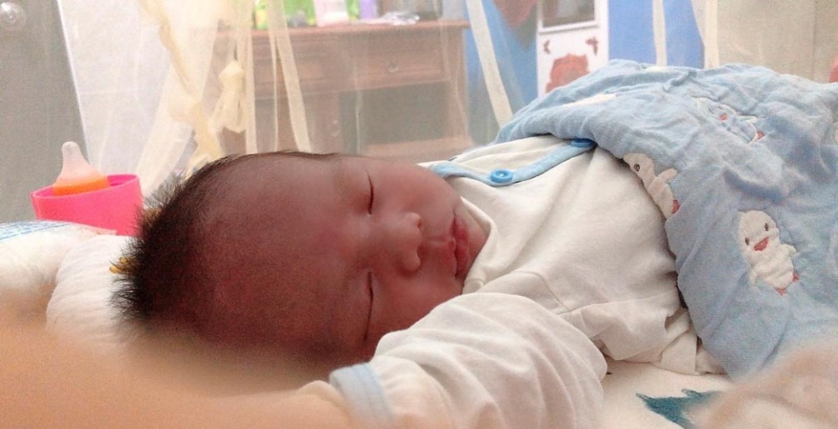 Bao sóng gió cuối cùng thì hai mẹ con cũng tạm bìh yên xin chào các mom .Trâu tháng 6 của các mom sao rồi ạ . Mìh dự sinh 11/6 mà 27/5 trâu đã đòi ra rồi nay con mìh đã đc 23ngày r 🥰🥰🥰