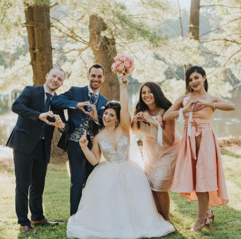 TÌNH YÊU CỦA NỮ VĐV THỂ HÌNH KHÔNG CHÂN NGƯỜI MỸ...

Khi Dominik Bauer và Jen Bricker đeo nhẫn và trao lời thề trọn đời cho nhau, hơn 70 khách mời đã đứng dậy vỗ tay, một số người đã không kìm được những giọt nước mắt...

Dominik Bauer đã vượt hơn 8.000 km để cầu hôn Jen Bricker, cô gái không chân với nghị lực phi thường mà anh đã yêu thông qua những trang hồi ký...

"Cuộc gặp gỡ đầu tiên đầy bất ngờ và ngạc nhiên" Bauer nói về buổi ký tặng của Bricker vào tháng 8/2018 "Và sau khi tôi đọc cuốn sách của cô ấy, tôi đã lập tức liên hệ. Mọi thứ cô ấy viết đều rất đúng, và tôi biết bản thân mình muốn người phụ nữ này hiện diện trong cuộc đời mình"...

Dù cơ thể bị khiếm khuyết, cô gái không chân vượt qua mọi thử thách để trở thành VĐV của môn thể dục dụng cụ và trở nên nổi tiếng. Từ khi 5 tuổi, Bricker đã xuất hiện nhiều trên các phương tiện truyền thông, chương trình truyền hình. Không chỉ là một VĐV nhào lộn, cô biết câu chuyện về nghị lực của mình sẽ truyền cảm hứng cho rất nhiều người kém may mắn...

Tháng 3/2019, Bauer đã cầu hôn với Bricker và cô đã gật đầu đồng ý. Đám cưới được tổ chức trong khu rừng gần ngôi nhà thời thơ ấu của Bricker. Cô dâu tiến vào lễ đài với bộ áo cưới trắng thướt tha, chiếc váy được thiết kế đặc biệt để che đi phần xe lăn của Bricker....

 "Nó rất đẹp", Bauer thốt lên khi nắm tay cô dâu. Đôi uyên ương bên nhau ngập tràn hạnh phúc...!