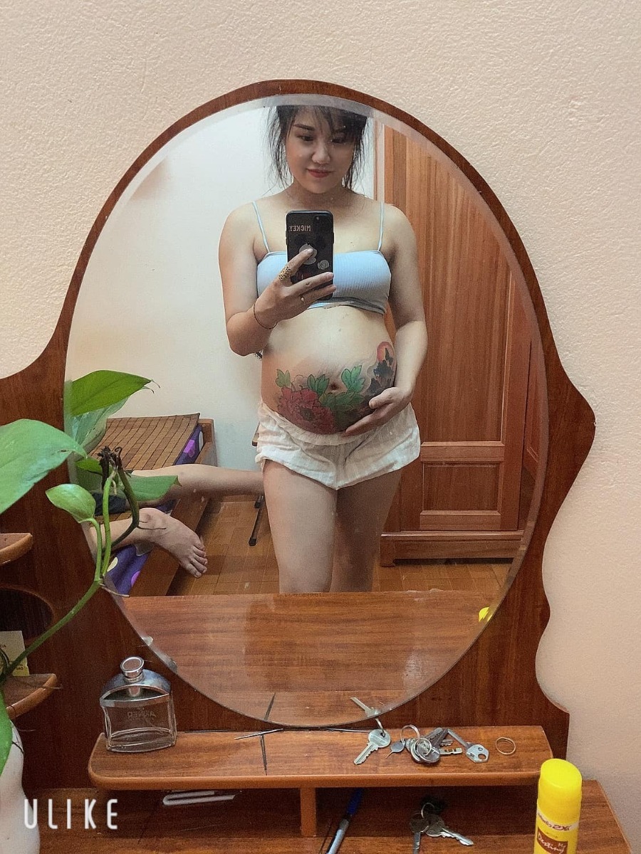 Ai như e xăm kín bụng ! Giờ hoa nở càng ngày càng to😂 mẹ ck bảo vén bụng xem ko giám cho bà xem😂5 tháng 1 tuần mà bụng e như sắp đẻ r các mom😂