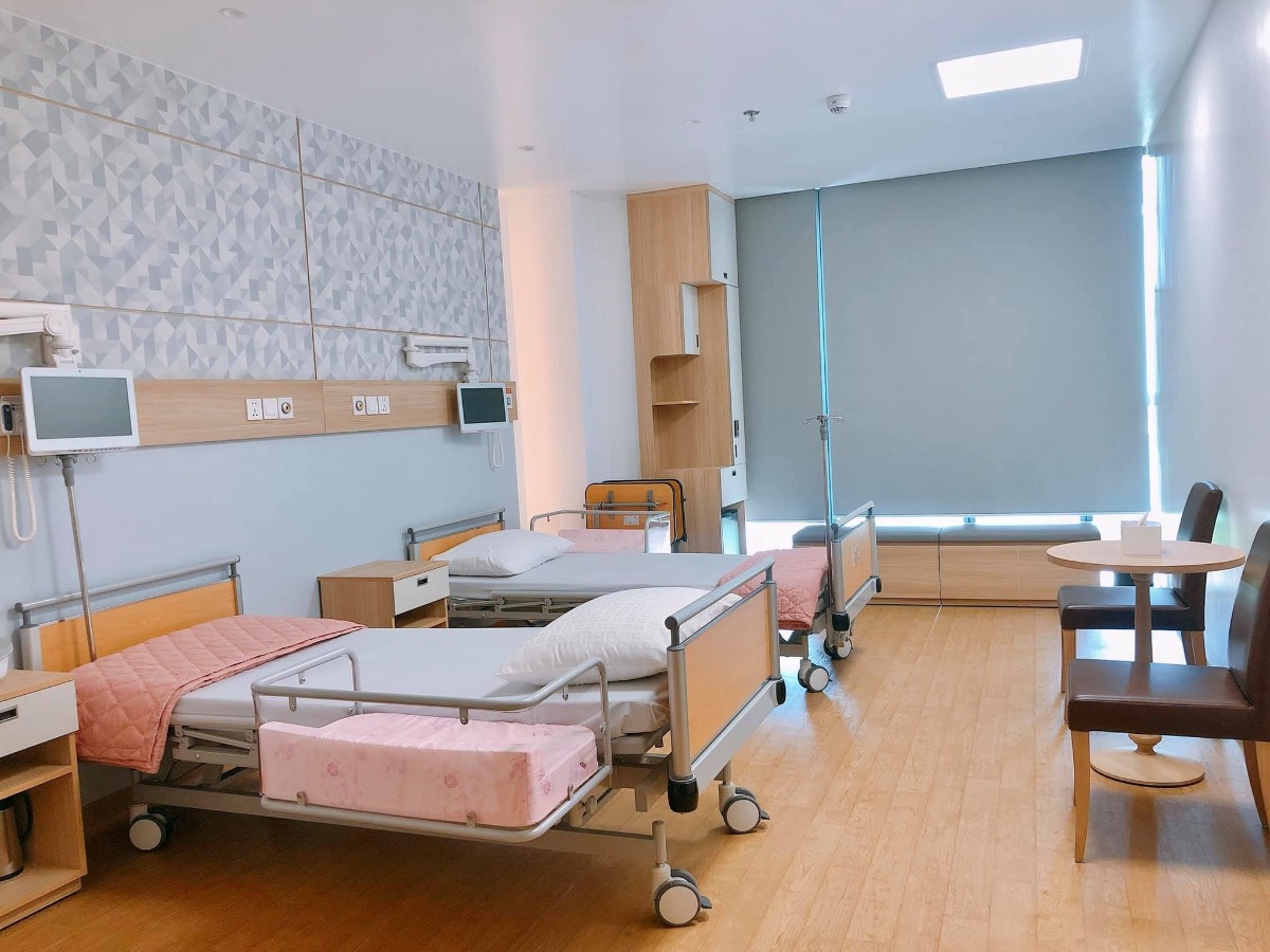 Trải nghiệm Bệnh viện đa khoa Hồng Ngọc Phúc Trường Minh ☺️
...
- Bước đến cổng có bảo vệ đỡ xuống xe và đo nhiệt độ
- Sau đó vào khu test nhanh covid và khử khuẩn, hết khoảng 30p
- Tiếp theo có các bạn nhân viên hướng dẫn và dắt các mẹ bầu đi từng phòng: khám - xét nghiệm nước tiểu - xét nghiệm máu- siêu âm - chạy máy
- Thời gian chờ kết quả xét nghiệm khá lâu (khoảng 1-1,5 tiếng). Trong thời gian này có thể xuống dưới tầng 1 ăn nhẹ, uống nước miễn phí ạ - lúc vào khám mỗi mom được phát 1 phiếu ăn free nha
- Khi có kết quả xét nghiệm, chạy máy đầy đủ thì sẽ đi khám với bác sỹ gây mê, đi nghe kết luận của bác sỹ sản và lên lịch hẹn cho lần sau
- Cuối cùng nếu các mẹ có nhu cầu thì sẽ có 1 bạn nhân viên tư vấn dẫn đi thăm quan và giới thiệu các khu bệnh viện nhé 😂
- Em update thêm ảnh các phòng VIP, phòng riêng, phòng tiêu chuẩn nhé.