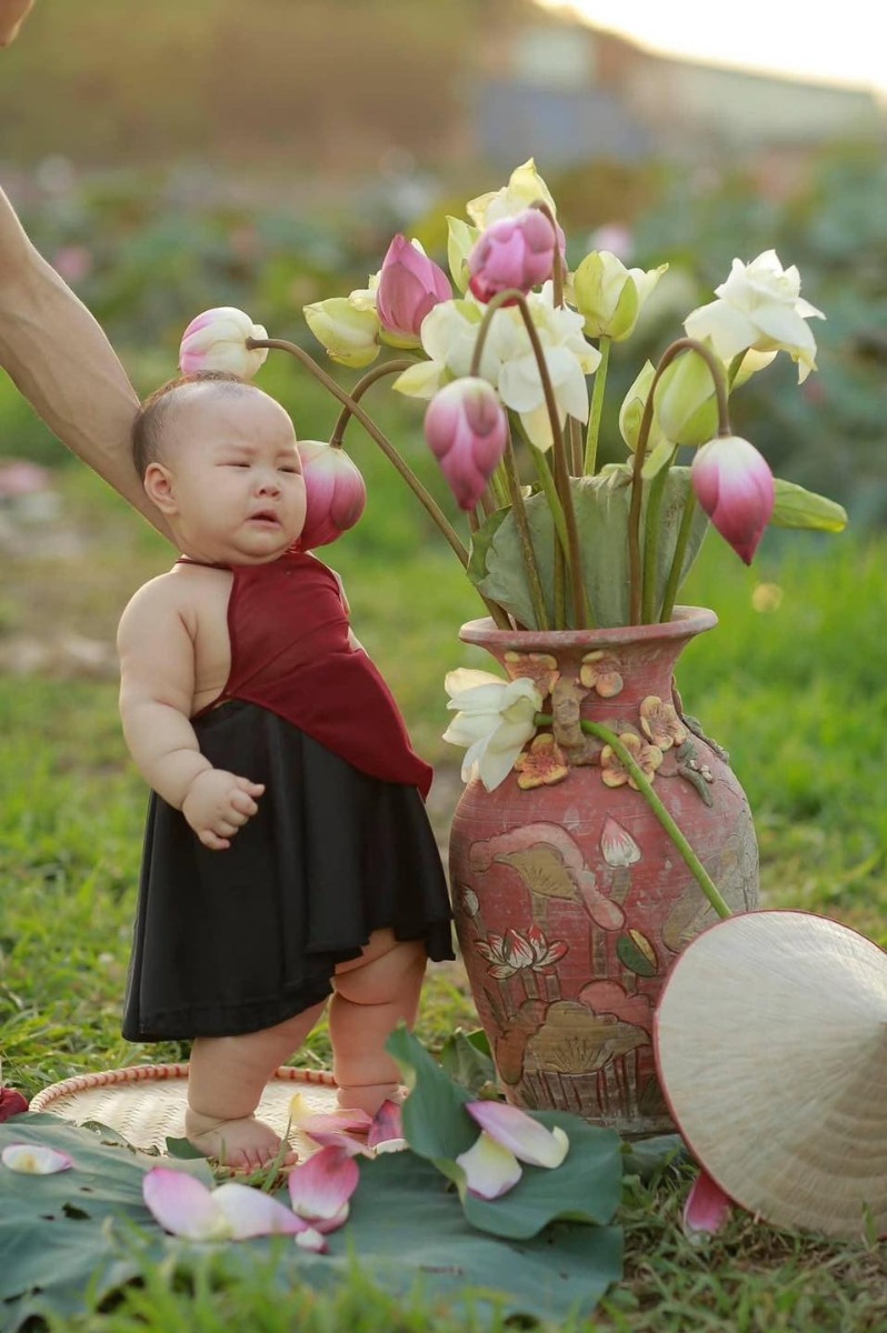 Mùa sen thấy mng khoe ảnh chụp sen nhiều nên em cũng xin phép khoe bộ ảnh của nàng Tấm mỏng manh nhà em 🤣🤣 
Không bắt được con cá nào mà khóc mãi không thấy bụt hiện lên 🤷🏻‍♀️