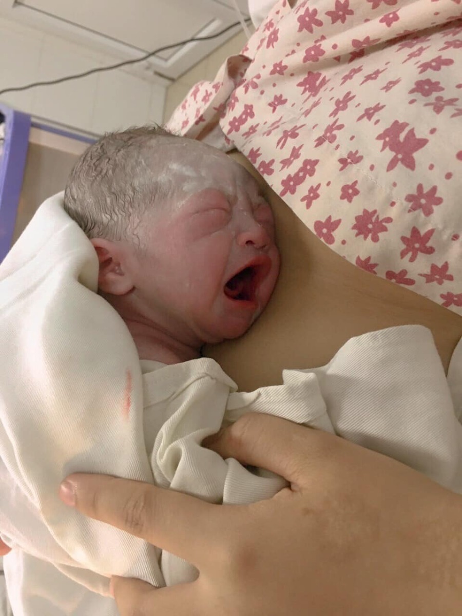 Thật lòng mà nói ngta ví “ đau đẻ như gãy 7 đốt xương sườn” quả thật ko sai. Nên mỗi ng 1 câu chuyện đi đẻ. 

Chắc chắn rằng bản thân tôi cũng như các mom ở đây  đều phải tìm hiểu,  lựa chọn 1 nơi sinh an toàn- thân thiện-  thoải mái. Rì viu các mẹ khen thì quá nhìu. Nhưng đến khi mình trải nghiệm thì thật sự là khoa sản 2- bv Thanh Nhàn đội ngũ y bác sĩ ở đây đã xây dựng 1 “ hình ảnh” để “nhớ”. Kể cả từ chị cho mượn đồ bệnh nhân cũng niềm nở. 

Nói thật, đến lúc đau đẻ nhìn thấy bsi đúng như 1 vị ân nhân cứu mình lúc đó. Kiểu như “ BS ơi cứu e” . Đúng thật ở đây cả khoa, chứ k phải riêng 1 bs nào đâu. Ai cũng nhiệt tình, động viên sản phụ.Sinh xong về nhà gặp vấn đề gì ib các bác vẫn hướng dẫn cụ thể .

Có lẽ rằng có duyên thì gặp đc các bs ở đây 1 lần, 2 lần.......Hnay sau khi sinh đc 5 ngày mẹ con cháu xin gửi lời cảm ơn chân thành nhất tới khoa. Và tới Bs Ngọc hôm đó cũng vất vả với cháu. 😍😍😍 Những thiên thần nhỏ chào đời  xin đc tri ân sự mát tay của các bác ạ !! 😘😘

P/s: Duy chỉ có 1 điều e xin góp ý 1 chút với bệnh viện thôi ạ. Mong các bs chuyển lời. Đó là hôm đó khi e ra viện thì đi qua các khu vực cổng đều ko thấy ktra, đối chiếu. Với ng lớn thì e ko nói. Nhưng nếu bế trẻ con thì bắt buộc phải ktra đối chiếu. PHÒNG KHI MẸ MÌN VÀO BẮT CÓC TRẺ SƠ SINH thì sợ lắm ạ.