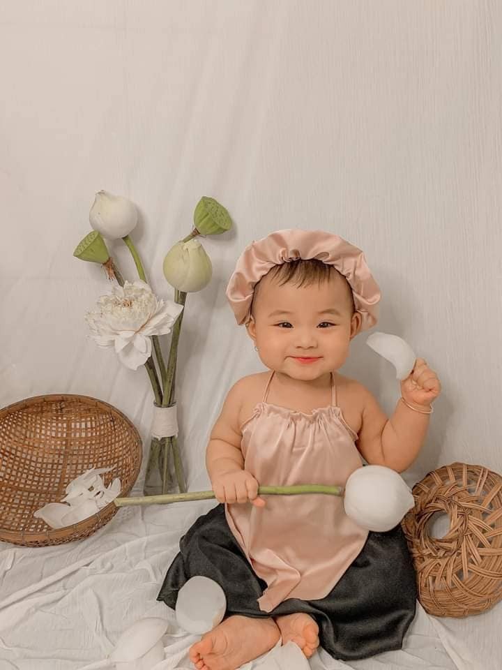 Bộ ảnh trị giá 40k mùa dịch 😆
Yếm đào em được mẹ lấy đồ cũ cắt may thí đại cho 😆😆
Rỗ tre, ghế nồi lấy của bà nội
Hoa sen ra chợ mua hết 40k 
Mẹ em chụp bằng đt và chỉnh ảnh, thế là em có được vài chiếc ảnh sống ảo 🥰🥰🥰
Mom nào mà muốn có ảnh bé nhỏ nhỏ xinh xinh làm kỉ niệm thì áp dụng nhé❤
- Cục cưng của Mẹ Vân Nguyễn-