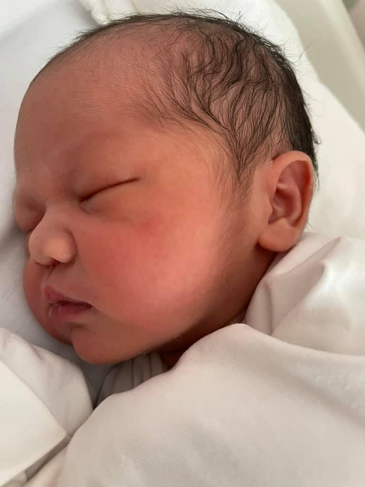 E đã sinh bé được 1 tháng. Trải qua 3 lần sinh thường 1 lần ở Vinmec và 2 lần ở Việt pháp qua tay 2 bs Thu và bs Nghị idol, em thấy thực sự lựa chọn sáng suốt và đầu tư sinh đẻ ko bao giờ hối tiếc các mẹ ah. Vinmec về cơ sở hạ tầng phòng ốc hoành tráng xịn xò hơn nhưng về chuyên môn bác sỹ và chăm sóc sau sinh của các chị nữ hộ sinh em ưng VP hơn. Em đăng ký gói 32w mà 29w đã đi khám đc luôn chưa kể trong quá trình thăm khám nếu có vấn đề j đến khám quá số lần khám vẫn ko mất thêm CP nên tính ra lợi hơn đẻ Vinmec. Ra viện chỉ mất thêm tiền thuốc sau sinh với tiêm mũi cầm máu khi sinh cho mẹ và tiêm vgb cho con còn lại mũi tiêm ko đau với chiếu plasma vết thương trong gói hết.  Tổng chi phí sau khi trừ KM và ps sau sinh tầm 37tr.  Về quá trình đi đẻ, em đẻ đúng tâm dịch cuối tháng 5 bệnh viện ko cho người nhà ở lại, chỉ duy nhất bố vào lúc sinh xong về luôn. May em nằm VP nên cũng ko cần ng nhà ở lại, sinh như đi nghỉ dưỡng luôn 1 mình 1 phòng, các chị nữ hộ sinh nhẹ nhàng chăm sóc tận tình cần j chỉ việc ấn nút. Em ám ảnh vụ tắc sữa sau sinh còn sợ hơn đau đẻ may ở VP có phòng hút sữa cho các mẹ vào massa chiếu đèn Hồng ngoại thông tắc tia sữa với uống lá Bồ công anh đỡ hẳn các mẹ ah. Ra viện được nhận túi quà xịn xò có bộ đồ cho con xịn xò kèm bình sữa chicco với bé nghé đáng iu lắm ah. Nếu có cơ hội đẻ tiếp em vẫn lựa chọn VP là bến đỗ bình an cho con em ❤️ một lần nữa em cảm ơn bs Thu, bs Nghị cùng đội ngũ ce nữ hộ sinh giúp em mẹ tròn con vuông ạ