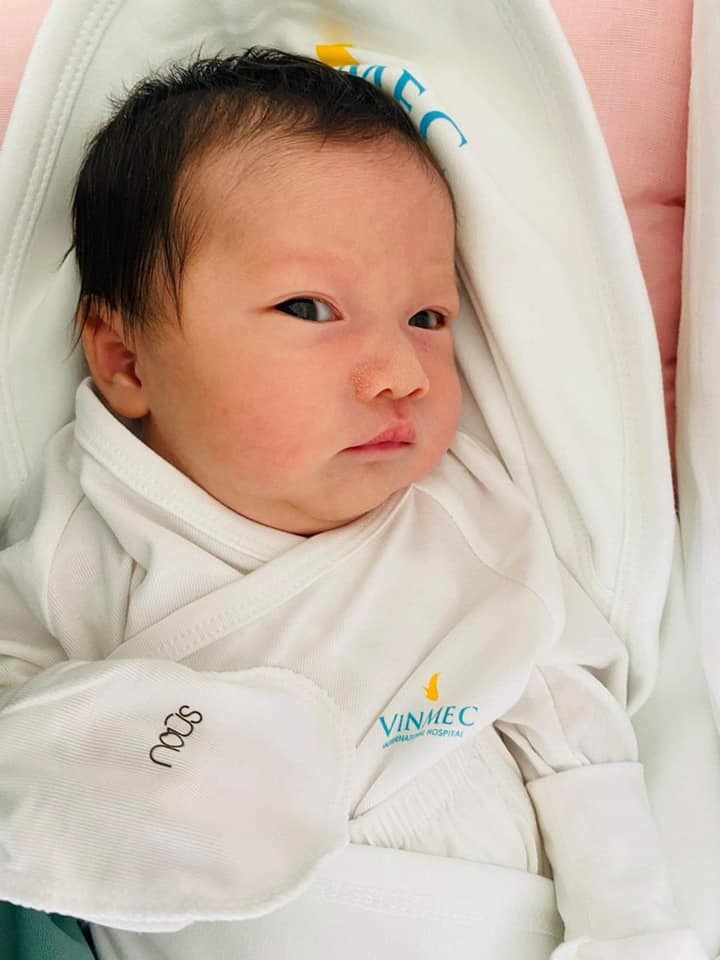 Hnay tự nhiên mẹ nhớ 2 Thỏ ngày mới chào đời ... Thương lắm tải nằm lồng kính 1 ngày 1 đên mới đc về với mẹ ...
Sáng 8h42p - 8h43p Thỏ chị & Thỏ em cất tiếng “ Oe oe oe “ chớp mắt đã đc 8m5 rồi con ah ...