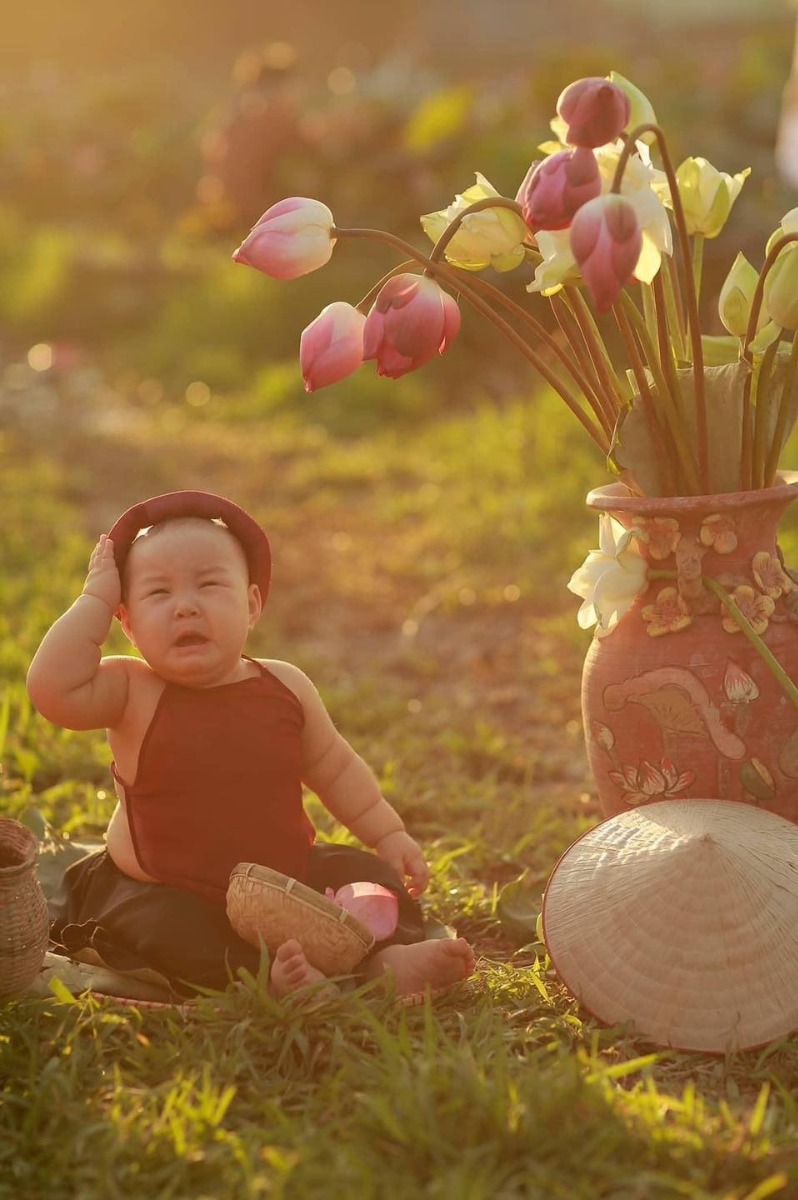 Mùa sen thấy mng khoe ảnh chụp sen nhiều nên em cũng xin phép khoe bộ ảnh của nàng Tấm mỏng manh nhà em 🤣🤣 
Không bắt được con cá nào mà khóc mãi không thấy bụt hiện lên 🤷🏻‍♀️