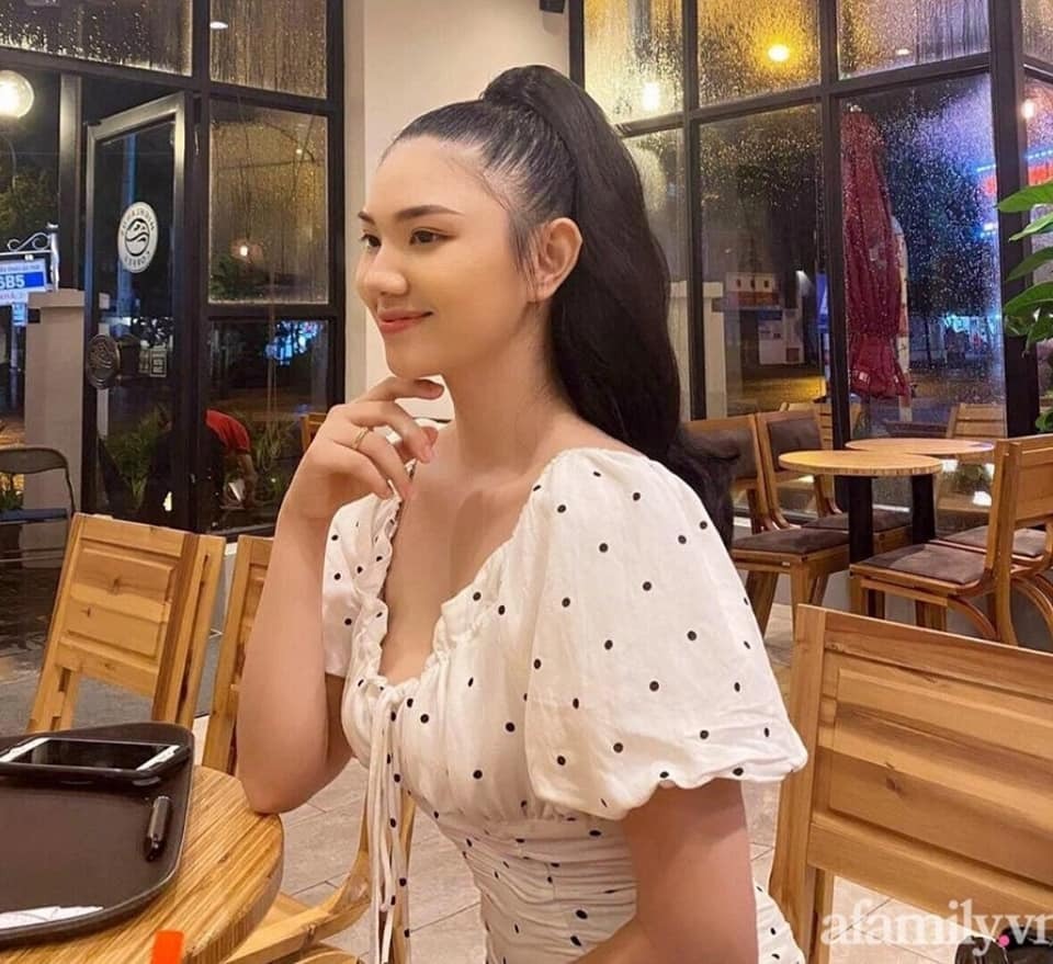 SỰ THAY ĐỔI ĐỘT NGỘT DO THAI KỲ CỦA CÔ GÁI KHIẾN CHÔNG KHÔNG THỂ NHẬN RA SAU MỘT THỜI GIAN ĐI CÔNG TÁC...

Vũ Hồng Anh (quận Hà Đông, Hà Nội) sinh con đầu lòng vào năm 2019. Lần mang thai đầu tiên cô tăng tất thảy 36 kg, ngoại hình phát tướng, thay đổi như một người khác hoàn toàn. Sau khi sinh xong 1 thời gian, Hồng Anh bắt tay vào giảm cân bằng cách ăn theo phương pháp Keto kết hợp tập luyện. Đáng ngưỡng mộ là sau khoảng thời gian ngắn, bà mẹ trẻ đã tống khứ toàn bộ mỡ thừa trên cơ thể, cân nặng về mưac 53 kg, thon gọn hơn cả thời son rỗi...

Thế nhưng, vừa đẹp chưa được bao lâu thì Hồng Anh lại mang thai lần thứ 2. Trong lần mang thai này, Hồng Anh tăng cân khủng hơn lần trước, tổng 40 kg. Khi lên bàn đẻ, cân nặng gần chạm mốc 94 kg...!

Cre: Afamily