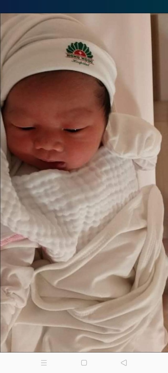 Chào các mom nay e hoàn thành tập 2 và sự lựa chọn bv hồng ngọc ko làm e thất vọng. E mổ bs quyền bác rất nhẹ nhàng mổ ko đau, đi thăm khám sau sinh thường xuyên nên cảm thấy rất yên tâm. Các cô y tá nhiệt tình, bữa ăn giàu dinh dưỡng đảm bảo 3 bữa chính 2 bữa phụ. Bữa nào e cũng ăn hết xuất vì thức ăn khá là ngon. Tập 1 e hơi bị ám ảnh chút nên rất sợ nhưng Đẻ song ở đây e thấy có động lực đẻ thêm tập 3 cho vui cửa vui nhà các mẹ ạ. Chúc các mom sắp tơi vượt cạn mẹ tròn con vuông mạnh khoẻ ạ