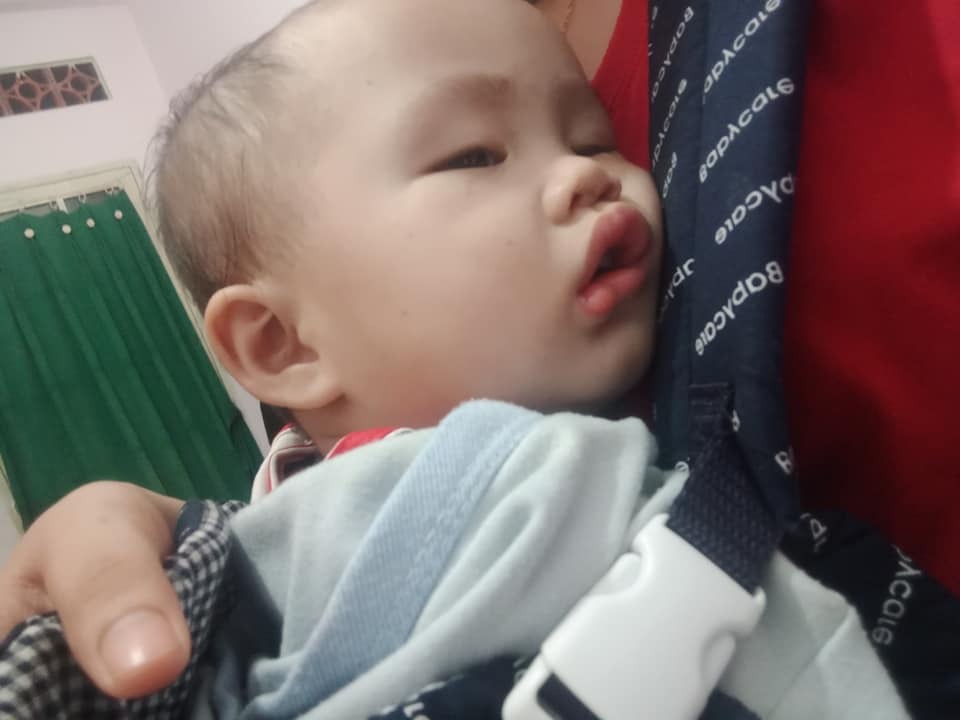 Xin chào mọi người 😊😊em là mẹ đơn thân, em có thai ngoài ý muốn..Bạn trai không chịu trách nhiệm nên em nuôi con 1 mình. Lúc đi sinh đi một mình mai mắn gặp được chị single mom chăm em vài hôm..còn lai mẹ con em lay lất đến khi con em được 4 tháng em đi làm.Nhờ trời thương nên em xin được việc hiện em đang dạy ở trung tâm .Em đang sống ở Bình Dương.Đến giờ con được 14 tháng cuộc sống gọi là tạm ổn.Tương lai dự định tự nuôi con một mình không phiền đến bố mẹ hãy người yêu cũ. Em cũng đang tìm ba cho con em( tìm ba cho con chứ không phải tìm chồng cho em).😊😊😊
Em tên là Huỳnh Thị Mỹ Duyên
Còn em tên Huỳnh Thiên Tâm