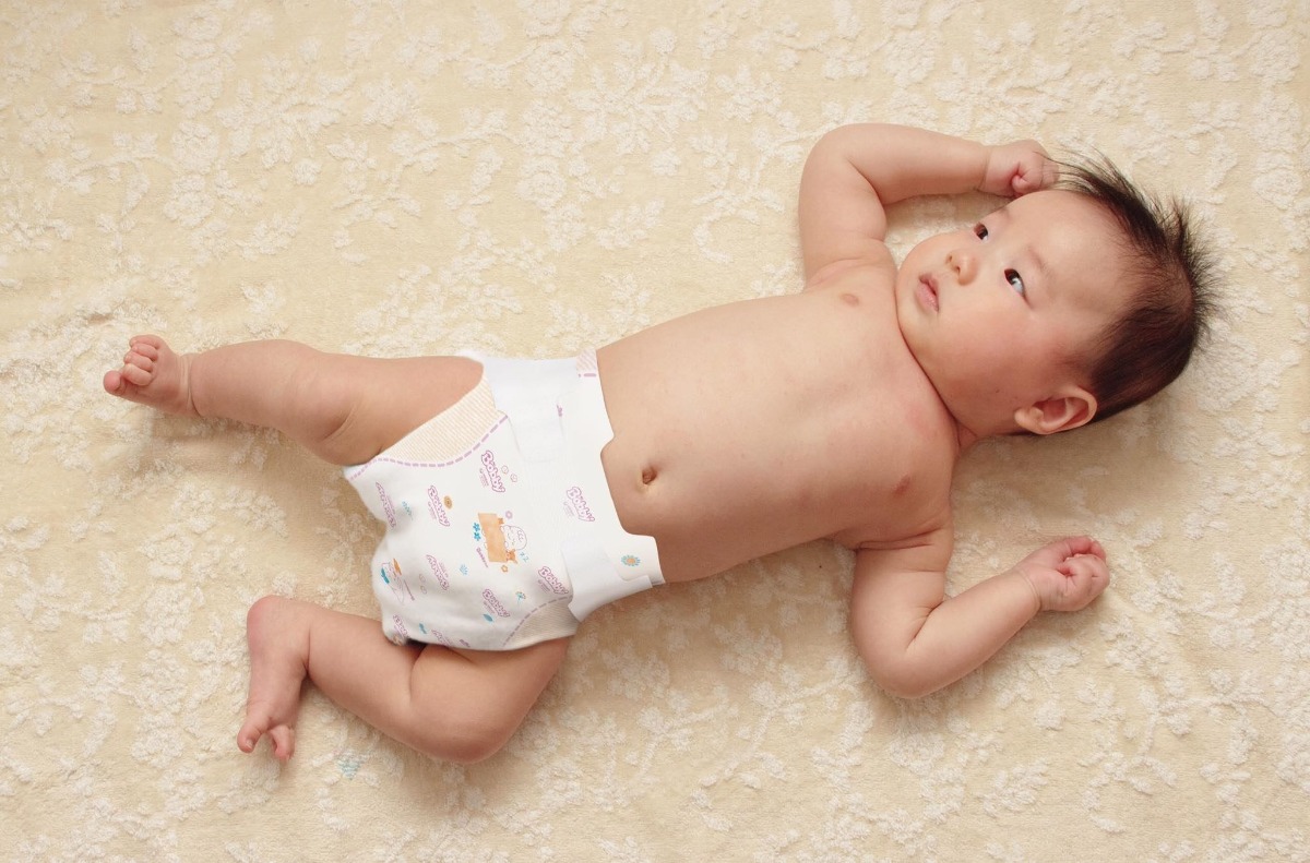 BẠN BIẾT KHÔNG, ĐỨA TRẺ SẼ HẠNH PHÚC NẾU CÓ ĐƯỢC SỰ CHĂM SÓC VÀ QUAN TÂM CỦA CẢ BỐ VÀ MẸ NGAY TỪ NHỮNG NGÀY ĐẦU ĐỜI

Bạn nghĩ sao nếu biết rằng tỷ phú giàu thứ 2 thế giới Bill Gates (theo Forbes 2020), người luôn bị vây lấy bởi hàng tá công việc cần giải quyết vẫn duy trì thói quen rửa chén bát mỗi tối, chơi với con...Vợ ông, bà Melinda từng chia sẻ với báo chí rằng: Bill thường chơi với con và tối nào cũng chờ các con ngủ hết ông mới đi ngủ. Cũng có một câu nói rất hay từ người đàn ông này khiến cho nhiều người phải suy ngẫm, ông cho rằng vợ mình hay bất kỳ người phụ nữ nào trên thế giới, từ khi lập gia đình, họ tự khắc được “cộng” thêm 7 năm làm việc “không lương”. Ông đồng thời ví von, với quỹ thời gian đó, người phụ nữ hoàn toàn có thể thực hiện những mục tiêu họ nhắm đến…thậm chí là “thừa sức” để lấy một tấm bằng tiến sĩ.

Cuộc sống hiện đại, vai trò người đàn ông trong gia đình không dừng lại ở việc kiếm tiền, mà còn cùng người phụ nữ san sẻ công việc gia đình, cùng nhau tận hưởng mọi khoảnh khắc ý nghĩa. Đặc biệt khi gia đình chào đón thiên thần nhỏ, sự giúp sức của người chồng không chỉ mang ý nghĩa đỡ đần vợ, mà còn đóng góp cho sự phát triển của trẻ một cách hoàn thiện hơn. Có thể người chồng không thể luôn sẵn đó để chăm chút cho đứa trẻ mỗi một lần chúng khóc ré lên, mỗi một lần chúng đi tiêu tiểu…thế nhưng, bằng cách chơi với trẻ, tương tác với trẻ, ông bố không chỉ đang san sẻ công việc chăm sóc, mà thông qua đó còn tăng phần gắn kết sợi dây tình cảm với thiên thần nhỏ. Khoa học đã chứng minh những hoạt động nuôi dưỡng giá trị gia đình có sự bao gồm cả người bố và người mẹ trong suốt giai đoạn này có thể giúp đứa trẻ có sự phát triển não bộ vượt trội và giảm nguy cơ các vấn đề sức khỏe đáng kể. Tăng sợi dây tình cảm với con không phải điều gì quá khoa học, bố mẹ hoàn toàn có thể áp dụng trong những khoảnh khắc chăm sóc con mỗi ngày như sau:

KHOẢNH KHẮC THAY TÃ CHO TRẺ
Thay tã là công việc bất kì ai làm bố mẹ đều phải trải qua. Nó không chỉ là công việc vệ sinh cho con sạch sẽ, đây còn là khoảng thời gian nuôi dưỡng tình cảm tuyệt vời. Nhiều nghiên cứu cho thấy hoạt động thay tã cũng giúp tạo mối quan hệ ràng buộc khắng khít với đứa con mới chào đời, giúp trẻ cảm nhận được sự âu yếu, vỗ về của bố mẹ. Bố mẹ hãy thử áp dụng cách trò chuyện cùng con trong lúc thay tã, bạn có thể chia sẻ những chủ đề về cuộc sống xung quanh như thời tiết, những câu chuyện vui…nói chuyện với trẻ như thể trẻ hiểu được những gì bạn nói chính là cách giúp trẻ vui vẻ hơn, phát triển thính giác. Nói thêm về việc chọn tã cho trẻ sơ sinh, đây cũng là một thách thức đối với năng lực thấu hiểu con trẻ của bố mẹ. Hãy nhớ rằng, một chiếc tã dán sơ sinh thoải mái, phù hợp cũng đóng vai trò thay bạn ôm ấp thiên thần nhỏ, giúp trẻ thoải mái hơn. Dưới đây là 2 tiêu chí vô cùng quan trọng để bố mẹ có thể lựa chọn tã dán sơ sinh “đúng ngay từ bước đầu”:

1-Khả năng thấm hút của tã: Nếu chất tiêu bẩn không được thấm hút hết có thể tạo thành môi trường ẩm ướt bên trong tã, gây hăm tã và phát ban cho trẻ. Chính vì điều này mà tiêu chí quan trọng hàng đầu được đặt ra khi lựa chọn tã dán sơ sinh bao giờ cũng là khả năng thấm hút. Hiện nay trên thị trường có các loại tã mang cải tiến đáng chú ý về mặt này mà bố mẹ có thể cân nhắc như tã dán sơ sinh Bobby với cấu tạo bề mặt 4.000 lỗ thấm siêu tốc, giúp chất lỏng thấm nhanh hơn, giữ cho bề mặt khô thoáng, da trẻ sơ sinh được bảo vệ.

2- Độ mềm mại của tã: Một số chất liệu vải không đạt tiêu chuẩn có thể gây kích ứng, là tiền đề của dị ứng và hăm tã. Bề mặt nên làm bằng cotton để tạo sự mềm mại. Tã dán sơ sinh Bobby cải tiến với bề mặt Cotton-Soft mềm mại kết hợp Cream Vitamin E dịu nhẹ, chắc chắn sẽ vỗ về được làn da mỏng manh của con.

CHƠI Ú À CÙNG TRẺ
Trò chơi ú à khá quen thuộc với các ông bố bà mẹ (bố mẹ núp đi hoặc lấy khăn che mặt rồi mở ra cho bé thấy mặt) thực sự giúp não bộ trẻ phát triển nhận thức. Thi thoảng, bố thay mẹ chơi trò này với bé cũng sẽ giúp bé cảm thấy mới lạ, vui vẻ hơn.

MÁT-XA SAU KHI TẮM CHO TRẺ
Đừng cho rằng bàn tay thô ráp của bố không thể nâng niu cơ thể nhỏ bé nhé, ngược lại, có rất nhiều ông bố đảm nhận việc này một cách nhuần nhuyễn lắm đấy. (Bố mẹ có thể xem bài tập mát-xa trẻ dành cho bố, nên thực hiện cho trẻ sau tắm dưới comment bài viết này). Ngoài ra, bố mẹ cần lưu ý một số điểm sau để đảm bảo quá trình mát-xa cho con được diễn ra hiệu quả: Luôn để mắt quan sát đến con (trường hợp nếu những động tác mát-xa của bạn có thể khiến bé không thoải mái, hãy dừng ngay lập tức); Tắt chuông điện thoại và để bên ngoài nhà tắm/khu vực mát-xa cho con, bởi lẽ sử dụng điện thoại trong lúc thực hiện các động tác mát-xa có thể khiến bạn bị xao nhãng.

Bên cạnh một số cách thức giúp bố mẹ có thể tăng cường sợi dây liên kết tình cảm với con, bố mẹ cũng cần quan tâm một số vấn đề để tránh gây tổn hại đến trẻ (thường thì đây là một số thói quen của phần đông các bố mẹ do không biết về mối nguy hại của chúng):

TRÁNH SỰ RUNG LẮC Ở TRẺ NHỎ
Một vài tình huống bất cẩn của bố mẹ có thể dẫn đến giảm IQ của trẻ, thậm chí làm trẻ tử vong. Một bộ phận các bậc bố mẹ thích thể hiện tình cảm với trẻ theo cách ôm, thảy lên cao hoặc đung đưa mạnh, thậm chí dùng võng đua đưa mạnh như một cách ru ngủ trẻ.v.v.. Tuy nhiên chính những hành động này lại tiềm ảnh nguy hiểm. Cụ thể, theo báo cáo của GS.BS Keong, Trưởng khoa Ngoại thần kinh BV Raja Permaisuri Bainun, trẻ sơ sinh nằm trên nôi đung đưa (bao gồm cả nôi điện) hoặc võng có thể gia tăng tổn thương vùng chất xám và chất trắng do não trẻ sơ sinh chưa ổn định. Việc tổn thương này ảnh hưởng đến IQ và khả năng nhận thức của trẻ. Mức độ tổn thương tùy thuộc vào tốc độ đung đưa và tần suất diễn ra. Tuy nhiên, dù ở tốc độ nào, những việc gây ra sự rung và lắc trong não bộ trẻ sơ sinh là đều nên tránh. Bố mẹ có thể cho bé nằm võng chơi, nhưng tránh đung đưa mạnh, thêm vào đó, hãy đặt võng cố định và trong tầm quan sát của mình để hạn chế trẻ té ngã.

TRÁNH CÔNG NGHỆ ĐIỆN TỬ CAN THIỆP NHIỀU VÀO THỜI GIAN BÊN TRẺ
Khi chơi với con, bố mẹ nên tắt điện thoại hoặc để sang chế độ im lặng để có thể tận hưởng trọn vẹn thời gian cùng con. Ngoài ra, sóng điện thoại (wifi) cũng có ảnh hưởng không tốt đến sự phát triển não bộ của trẻ, do vậy hãy hạn chế điều đó tốt nhất có thể.

Notes:
Leonardi-Bee, J. et al. (2015). Male involvement and maternal health outcomes: systematic review and meta-analysis. Journal of epidemiology and community health, 69(6), 604–612.