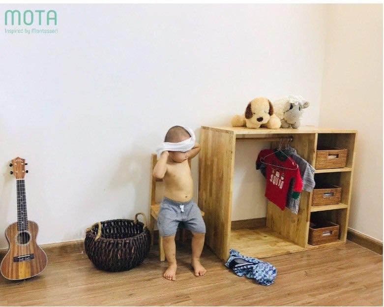 BÍ QUYẾT ĐỂ TRẺ TỰ MẶC ĐỒ THEO MONTESSORI.

👚Hầu hết ba mẹ nào cũng từng phải vật lộn mệt mỏi khi mặc áo quần cho con mình, nhất khi là con đã biết bò, biết đi. Hoặc là con sẽ dành lấy cái áo và cứ khăng khăng là “Con biết mặc rồi!”. Vậy tại sao chúng ta không tạo cơ hội để con tự mặc đồ để mình được khoẻ hơn? Trẻ từ 2,5 tuổi là có thể tự mặc quần áo và trẻ vô cùng thích thú với quá trình thay quần áo của mình.

🩳Mặc dù chúng ta chỉ mất vài giây để mặc quần áo nhưng trẻ thì có thể cần vài phút mới mặc được một cái áo. Đây là lúc chúng ta phải thật sự kiên nhẫn với con. Dành thời gian cho con tập mặc áo quần, thực hành càng nhiều thì việc tự mặc đồ của con càng trở nên nhanh chóng. Điều hữu ích mà bạn cần làm là cung cấp cho con 1 chiếc ghế nhỏ cạnh chỗ thay đồ, cạnh cửa ra vào để con ngồi vào đó và dễ dàng thay giày, quần áo. Ngoài ra, tủ giày và tủ quần áo phải có kích thước trẻ con để con dễ dàng lựa chọn và lấy đồ để thay.

👕Khi mới bắt đầu tập mang đồ cho bé, chỉ nên hướng dẫn một lần một món đồ. Việc kỳ vọng một đứa trẻ có thể mang tất, giày, áo, quần cùng một lúc thì thật là quá sức. Tương tự, mỗi loại quần áo nên được chia thành các bước. Ví dụ: bạn có thể chia nhỏ việc mặc một caí quần thành 5 bước: phân biệt mặt trái-mặt phải, phân biệt mặt trước-mặt sau, xỏ chân trái vào trước, rồi đến chân phải, kéo lưng quần lên. Có thể để con soi gương để cảm nhận thành quả vừa làm. Khi cởi quần ra hãy thực hiện những bước lùi so với việc mặc vào. Mời con thực hiện 1-2 bước cuối cùng để trẻ cảm nhận sự độc lập khi con tự làm.

🍁🍁🍁Dưới đây là một số mẹo giúp con bạn tự lập trong việc mặc quần áo dễ dàng hơn:

👟Giày - Giày thể thao hoặc giày có miếng khoá dán thì đơn giản hơn và dễ dàng nhất để mang vào, mở ra. Dán lên đó một vài Sticker để trẻ phân biệt trái phải trước khi hướng dẫn trẻ mang giày.

🧦Tất - Để thực hành động tác xỏ tất, hãy để con tập kéo căng sợi dây chun buộc tóc trước, hướng dẫn con kéo sợi chun qua bàn chân lên đến mắt cá chân. Tất giày cho con phải là loại co giãn tốt, không quá chật và không cao quá mắt cá chân.

👖Quần - Nếu thời tiết cho phép, hãy bắt đầu hướng dẫn với quần ngắn (quần nhỏ). Ống quần càng ngắn, càng dễ mặc vào. Những chiếc quần rộng rãi, co giãn và lưng chun không có nút hoặc khóa kéo là ưu tiên hàng đầu cho trẻ. Hướng dẫn từng bước như ví dụ đã đề cập ở trên.

🧥🥼Áo chui - Áo thường là thứ khó khăn nhất để trẻ tự mặc. Đầu tiên,   Hãy bắt đầu bằng cách để con làm bước cuối cùng. Kéo áo qua đầu và yêu cầu họ tìm từng lỗ trên cánh tay. Khi chúng có thể tự đưa tay vào, hãy chỉ cho chúng cách tìm lỗ cổ (lỗ lớn nhất) và kéo nó qua đầu. Sau đó, hãy để họ thử tất cả cùng nhau. Dễ nhất là bắt đầu với áo sơ mi ngắn tay và sau đó chuyển sang áo dài tay. Một lần nữa, tốt nhất bạn nên đảm bảo rằng áo sơ mi rộng rãi thay vì chật!

🍁🍁🍁Đừng sửa sai!

☘️Khi con bạn tìm ra cách mặc quần áo, có thể sẽ có rất nhiều lúc con mặc áo quần ngược từ trong ra ngoài, mang giày chân trái qua chân phải. Không sao đâu! Nếu con không thấy phiền vì đều đó thì hãy cứ để yên vậy và đừng nói gì cả. Con muốn ba mẹ tự hào vì những gì con đã làm hơn là thất vọng chỉ vì con con làm chưa chính xác. Nếu con không thích việc mình mặc không đúng, bạn có thể đưa ra sự trợ giúp để chỉnh sửa giúp con. Dõi theo đứa trẻ của mình để biết con đang ở đâu trên hành trình tự lập của con.

☘️Theo giáo viên Montessori Mota.
☘️Bài viết có tham khảo tài liệu tại themontessoriinreallife