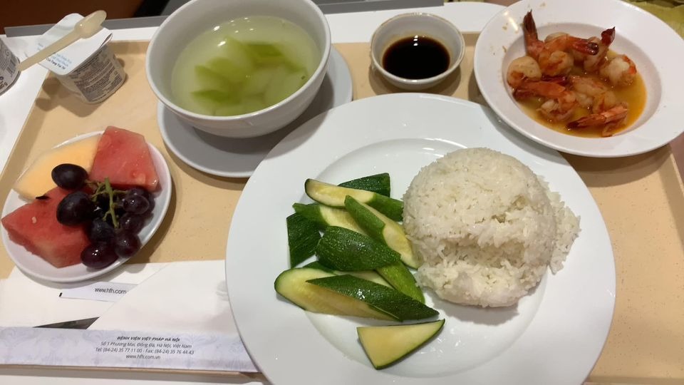 Trải qua 2 lần sinh và đều lựa chọn Việt Pháp là nơi chào đón các bạn nhỏ, nên hôm nay mình ngoi lên review về viện cho mẹ nào còn đang lăn tăn lựa chọn nhé 😉

Hồi sinh Mimi, từ 6-7w là mình đã đi khám qua kha khá bệnh viện để lựa chọn theo dõi, và khi bước chân vào VP, thì đúng như câu yêu ngay từ cái nhìn đầu tiên 😆 thiện cảm từ bảo vệ đến bác sĩ, ai ai cũng đều nhiệt tình, vui vẻ. Lúc đó viện mới chuyển sang toà nhà mới nên cái gì nhìn cũng sạch đẹp xịn xò. Nên chốt luôn không suy nghĩ. 

Đến lúc bầu Đô Đô được 6w, mình cũng lại vào viện khám. Và đáng yêu hơn là mình được khám miễn phí lần đó (mặc dù lúc đó chưa mua gói) ❤️

Cả 2 lần bầu mình đều đăng ký gói theo dõi từ 12w, và đều được khám sớm từ 7-8w. Và cả 2 lần mình đều theo bác sĩ Nghị siêu nhẹ nhàng & tình cảm. Lần nào siêu âm xong cũng được bác lau hộ gel siêu âm. Bởi lẽ với 1 bà bầu bụng to chềnh ềnh, lau hết đống gel đấy khá khó khăn, nên lúc nào cũng được bác làm giúp. Ngoài ra mình thấy các bsi ở VP cực biết ý khi siêu âm cho sản phụ, các bác sẽ chỉ để đèn phía gần cửa ra vào và kéo rèm che để trong phòng chỉ hơi mờ mờ, cho sản phụ đỡ ngại ngùng ☺️

Trong cả quá trình theo dõi thai, bất kỳ lúc nào mình k yên tâm hoặc có vấn đề gì khác lạ, mình đều đặt lịch khám thêm ngoài lịch hẹn với bsi, và 1-2 lần khám cấp cứu, và đều không bị phát sinh chi phí gì.
Hôm sinh, thật ra cũng chỉ là 1 lần đến khám ngoài giờ cho yên tâm, vì cả 2 bạn mình đều có cơn gò từ khá sớm. Trên đường ra viện còn lỡ mồm hỏi chồng nhỡ nay đẻ luôn thì sao nhỉ. Và y như rằng, vào khám cơn gò đã dầy, bsi yêu cầu mổ luôn 🤣🤣, vậy là chẳng kịp xem ngày xem giờ gì hết 😂 

Sau đó mình được đưa về phòng, vì là thời điểm dịch nên viện sắp xếp mỗi sản phụ một phòng, nên mặc dù là phòng đôi, nhưng cũng chỉ có mình mình ở, rộng thênh thang. Mình được phát áo mổ & đi tắm sát khuẩn. Trong viện đã chuẩn bị đầy đủ đồ vệ sinh cá nhân từ bàn chải, dầu gội, sữa tắm,... đến bỉm mẹ bỉm con, bvs,... nên các bạn chẳng phải mang gì ngoài cái bụng bầu và một tâm hồn đẹp cả 😆

Nghe đồn phòng mổ VP đẹp lắm, như phim hàn xẻng. Nhưng với đứa cận lòi như mình, mặc dù vào đến 2 lần, nhg đều chẳng chiêm ngưỡng được độ đẹp của nó 😢 chỉ thấy mờ mờ là ờ, cũng sáng đó, rộng đó, còn lại chả rõ cái moẹ gì. Phòng mổ vô trùng nên rất lạnh nhé, nhưng yên tâm ở VP các bạn sẽ được đắp chăn ấm, và được luồn ống sưởi vào chăn ạ. Các bác sĩ y tá phòng mổ cũng rất vui vẻ, vừa làm vừa buôn đủ thứ chuyện với mình, cho mình đỡ căng thẳng. Gây tê thì cực nhẹ nhàng, mình chỉ bị nhói 1 cái lúc chọc kim thôi. Sau đó là nửa thân dưới bắt đầu tê và mất cảm giác. Lần này mình mổ cấp cứu bác Hằng. Ban đầu mình cũng định gọi bác Nghị mà mình theo dõi từ đầu mổ cho mình, nhg nghe được y tá bảo bác mới trực cả đêm qua với hôm nay, nên lúc đó mình lại thôi. Nhưng bác Hằng mổ cũng khá ok, trừ việc lúc khâu bác để thành 2 đoạn chỉ, làm hôm đi rút chỉ mình khá đau, mà còn phải chịu tận 2 lần 😢

Sau khi bác sĩ vào thì bắt đầu mổ, mình được chắn tấm chắn ở trc mặt nên chẳng nhìn thấy gì, chỉ nghe tiếng dao, tiếng hút, rồi bắt đầu lôi lôi kéo kéo 1 lúc thì bỗng nhẹ bẫng cả bụng, tiếng thằng con ré lên. Cuối cùng cũng xong 😌

Em bé được hút dịch, lau gây rồi được hộ sinh bế ra cho mẹ nhìn mặt. Nhưng khổ nỗi con mẹ cận lòi, chưa nhìn rõ mặt con, các cô đã bế đi chăm sóc sơ sinh luôn rồi 😂 Sau khi bé được vệ sinh, kiểm tra thì được đẩy về phòng gặp bố. Nhưng do dịch nên bố không được bế em, không được tiếp da, chỉ được nhìn 1 lát là bị các cô mời về. Còn em bé sẽ được đưa về phòng sơ sinh nằm lồng.

Sau khi đưa em bé ra, việc còn lại là vệ sinh & khâu, mất khoảng 1 tiếng thì mình được đẩy về hậu phẫu theo dõi 2 tiếng. Vì mình mổ nửa đêm nên lúc mổ mình buồn ngủ lắm luôn, vừa nằm mổ vừa ngủ gật mất mấy lần 🤣 nhg đến lúc về hậu phẫu thì lại mong ngóng con chẳng ngủ được. Đến 2h sáng thì mình được về phòng, tiếp da và cho con ti mẹ. Trong đêm đầu tiên đấy, khoảng 30p-1 tiếng hộ sinh lại vào để kiểm tra sản dịch, huyết áp và truyền thuốc.

Và mặc dù sinh mổ nhưng mình k hề đau. Nghe mng bảo mổ lần 2 đau hơn lần 1 nhưng cá nhân mình thấy cả 2 lần đều k đau, lần 2 mình còn cảm thấy k đau bằng lần 1. Sau khi rút ống thông tiểu là mình đi lại đc rồi, chỉ có lúc mới đi đấy thì hơi đau chút, còn sau đó thì đi lại phăm phăm, đứng lên ngồi xuống cũng khá nhẹ nhàng. Ở VP mới có tiêm giảm đau cơ vuông khi mổ, nhg mình không dky ạ.

4 ngày lưu viện, mặc dù ở 1 mình và người nhà không được vào, nhưng mọi việc đều được các chị hộ sinh chăm sóc cẩn thận. Bất kì việc gì đều có thể gọi nhờ các chị, từ chị ơi, đỡ em vào phòng tắm, đến chị ơi, thay bỉm cho bé hộ em, lấy cho em bình sữa cho bé, trông bé giúp em,...

Ở VP,  các bé được ưu tiên sữa mẹ hơn cả. Các mẹ được khuyến khích kích sữa và chờ cho con ti sữa non. Nếu gửi bé cho các cô chăm, các cô đều sẽ hỏi bé ti mẹ hay ti sct, nếu bé khóc đòi ăn thì các cô sẽ đưa về cho bé ti mẹ. Mẹ còn được hướng dẫn cách massage gọi sữa, chỉnh khớp ngậm cho bé, hướng dẫn cách tắm & vệ sinh cho bé.

Ngoài ra ở VP còn có phòng hút sữa cực xịn xò, đầy đủ từ máy hút sữa, đèn hồng ngoại, máy tiệt trùng uv, máy hâm sữa đến máy rửa bình, tủ trữ sữa mẹ. Nhờ mấy ngày ở viện tích cực chiếu đèn hồng ngoại và kích sữa, trộm vía sữa về nhanh hơn nhiều. 

Hôm ra viện, mọi thủ tục ra viện đều được các chị lễ tân làm từ a-z, hoàn thiện thủ tục mình chỉ việc ra ký giấy tờ và có thể xuất viện về nhà. Do dịch nên khi xuất viện người nhà cũng chỉ được đỗ xe dưới sảnh đón, nên mình sẽ được ngồi xe đẩy và đưa xuống tận xe. 

Về chi phí sinh ở VP, thì mình đky gói theo dõi từ 12w sinh thường là 46tr900, mình được giảm 3tr là còn 43tr900. Tuy nhiên mình là đẻ mổ nên hôm nhập viện phải thanh toán thêm 15tr300. Ngoài ra phát sinh thêm 1 số chi phí thuốc cho mẹ và 2 mũi tiêm lao, vgb cho bé, tổng phát sinh thêm khoảng 5triệu. 

Trước bầu mình có mua bảo hiểm thai sản, được thanh toán khá nhiều ~ 43triệu. Nên tính ra khá là lợi 😇

Túm lại, trải nghiệm 2 lần sinh tại VP thật sự là xứng đáng. Nhg hy vọng sẽ không có lần thứ 3 🤣🤣🤣