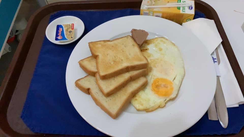 Trải qua 2 lần sinh và đều lựa chọn Việt Pháp là nơi chào đón các bạn nhỏ, nên hôm nay mình ngoi lên review về viện cho mẹ nào còn đang lăn tăn lựa chọn nhé 😉

Hồi sinh Mimi, từ 6-7w là mình đã đi khám qua kha khá bệnh viện để lựa chọn theo dõi, và khi bước chân vào VP, thì đúng như câu yêu ngay từ cái nhìn đầu tiên 😆 thiện cảm từ bảo vệ đến bác sĩ, ai ai cũng đều nhiệt tình, vui vẻ. Lúc đó viện mới chuyển sang toà nhà mới nên cái gì nhìn cũng sạch đẹp xịn xò. Nên chốt luôn không suy nghĩ. 

Đến lúc bầu Đô Đô được 6w, mình cũng lại vào viện khám. Và đáng yêu hơn là mình được khám miễn phí lần đó (mặc dù lúc đó chưa mua gói) ❤️

Cả 2 lần bầu mình đều đăng ký gói theo dõi từ 12w, và đều được khám sớm từ 7-8w. Và cả 2 lần mình đều theo bác sĩ Nghị siêu nhẹ nhàng & tình cảm. Lần nào siêu âm xong cũng được bác lau hộ gel siêu âm. Bởi lẽ với 1 bà bầu bụng to chềnh ềnh, lau hết đống gel đấy khá khó khăn, nên lúc nào cũng được bác làm giúp. Ngoài ra mình thấy các bsi ở VP cực biết ý khi siêu âm cho sản phụ, các bác sẽ chỉ để đèn phía gần cửa ra vào và kéo rèm che để trong phòng chỉ hơi mờ mờ, cho sản phụ đỡ ngại ngùng ☺️

Trong cả quá trình theo dõi thai, bất kỳ lúc nào mình k yên tâm hoặc có vấn đề gì khác lạ, mình đều đặt lịch khám thêm ngoài lịch hẹn với bsi, và 1-2 lần khám cấp cứu, và đều không bị phát sinh chi phí gì.
Hôm sinh, thật ra cũng chỉ là 1 lần đến khám ngoài giờ cho yên tâm, vì cả 2 bạn mình đều có cơn gò từ khá sớm. Trên đường ra viện còn lỡ mồm hỏi chồng nhỡ nay đẻ luôn thì sao nhỉ. Và y như rằng, vào khám cơn gò đã dầy, bsi yêu cầu mổ luôn 🤣🤣, vậy là chẳng kịp xem ngày xem giờ gì hết 😂 

Sau đó mình được đưa về phòng, vì là thời điểm dịch nên viện sắp xếp mỗi sản phụ một phòng, nên mặc dù là phòng đôi, nhưng cũng chỉ có mình mình ở, rộng thênh thang. Mình được phát áo mổ & đi tắm sát khuẩn. Trong viện đã chuẩn bị đầy đủ đồ vệ sinh cá nhân từ bàn chải, dầu gội, sữa tắm,... đến bỉm mẹ bỉm con, bvs,... nên các bạn chẳng phải mang gì ngoài cái bụng bầu và một tâm hồn đẹp cả 😆

Nghe đồn phòng mổ VP đẹp lắm, như phim hàn xẻng. Nhưng với đứa cận lòi như mình, mặc dù vào đến 2 lần, nhg đều chẳng chiêm ngưỡng được độ đẹp của nó 😢 chỉ thấy mờ mờ là ờ, cũng sáng đó, rộng đó, còn lại chả rõ cái moẹ gì. Phòng mổ vô trùng nên rất lạnh nhé, nhưng yên tâm ở VP các bạn sẽ được đắp chăn ấm, và được luồn ống sưởi vào chăn ạ. Các bác sĩ y tá phòng mổ cũng rất vui vẻ, vừa làm vừa buôn đủ thứ chuyện với mình, cho mình đỡ căng thẳng. Gây tê thì cực nhẹ nhàng, mình chỉ bị nhói 1 cái lúc chọc kim thôi. Sau đó là nửa thân dưới bắt đầu tê và mất cảm giác. Lần này mình mổ cấp cứu bác Hằng. Ban đầu mình cũng định gọi bác Nghị mà mình theo dõi từ đầu mổ cho mình, nhg nghe được y tá bảo bác mới trực cả đêm qua với hôm nay, nên lúc đó mình lại thôi. Nhưng bác Hằng mổ cũng khá ok, trừ việc lúc khâu bác để thành 2 đoạn chỉ, làm hôm đi rút chỉ mình khá đau, mà còn phải chịu tận 2 lần 😢

Sau khi bác sĩ vào thì bắt đầu mổ, mình được chắn tấm chắn ở trc mặt nên chẳng nhìn thấy gì, chỉ nghe tiếng dao, tiếng hút, rồi bắt đầu lôi lôi kéo kéo 1 lúc thì bỗng nhẹ bẫng cả bụng, tiếng thằng con ré lên. Cuối cùng cũng xong 😌

Em bé được hút dịch, lau gây rồi được hộ sinh bế ra cho mẹ nhìn mặt. Nhưng khổ nỗi con mẹ cận lòi, chưa nhìn rõ mặt con, các cô đã bế đi chăm sóc sơ sinh luôn rồi 😂 Sau khi bé được vệ sinh, kiểm tra thì được đẩy về phòng gặp bố. Nhưng do dịch nên bố không được bế em, không được tiếp da, chỉ được nhìn 1 lát là bị các cô mời về. Còn em bé sẽ được đưa về phòng sơ sinh nằm lồng.

Sau khi đưa em bé ra, việc còn lại là vệ sinh & khâu, mất khoảng 1 tiếng thì mình được đẩy về hậu phẫu theo dõi 2 tiếng. Vì mình mổ nửa đêm nên lúc mổ mình buồn ngủ lắm luôn, vừa nằm mổ vừa ngủ gật mất mấy lần 🤣 nhg đến lúc về hậu phẫu thì lại mong ngóng con chẳng ngủ được. Đến 2h sáng thì mình được về phòng, tiếp da và cho con ti mẹ. Trong đêm đầu tiên đấy, khoảng 30p-1 tiếng hộ sinh lại vào để kiểm tra sản dịch, huyết áp và truyền thuốc.

Và mặc dù sinh mổ nhưng mình k hề đau. Nghe mng bảo mổ lần 2 đau hơn lần 1 nhưng cá nhân mình thấy cả 2 lần đều k đau, lần 2 mình còn cảm thấy k đau bằng lần 1. Sau khi rút ống thông tiểu là mình đi lại đc rồi, chỉ có lúc mới đi đấy thì hơi đau chút, còn sau đó thì đi lại phăm phăm, đứng lên ngồi xuống cũng khá nhẹ nhàng. Ở VP mới có tiêm giảm đau cơ vuông khi mổ, nhg mình không dky ạ.

4 ngày lưu viện, mặc dù ở 1 mình và người nhà không được vào, nhưng mọi việc đều được các chị hộ sinh chăm sóc cẩn thận. Bất kì việc gì đều có thể gọi nhờ các chị, từ chị ơi, đỡ em vào phòng tắm, đến chị ơi, thay bỉm cho bé hộ em, lấy cho em bình sữa cho bé, trông bé giúp em,...

Ở VP,  các bé được ưu tiên sữa mẹ hơn cả. Các mẹ được khuyến khích kích sữa và chờ cho con ti sữa non. Nếu gửi bé cho các cô chăm, các cô đều sẽ hỏi bé ti mẹ hay ti sct, nếu bé khóc đòi ăn thì các cô sẽ đưa về cho bé ti mẹ. Mẹ còn được hướng dẫn cách massage gọi sữa, chỉnh khớp ngậm cho bé, hướng dẫn cách tắm & vệ sinh cho bé.

Ngoài ra ở VP còn có phòng hút sữa cực xịn xò, đầy đủ từ máy hút sữa, đèn hồng ngoại, máy tiệt trùng uv, máy hâm sữa đến máy rửa bình, tủ trữ sữa mẹ. Nhờ mấy ngày ở viện tích cực chiếu đèn hồng ngoại và kích sữa, trộm vía sữa về nhanh hơn nhiều. 

Hôm ra viện, mọi thủ tục ra viện đều được các chị lễ tân làm từ a-z, hoàn thiện thủ tục mình chỉ việc ra ký giấy tờ và có thể xuất viện về nhà. Do dịch nên khi xuất viện người nhà cũng chỉ được đỗ xe dưới sảnh đón, nên mình sẽ được ngồi xe đẩy và đưa xuống tận xe. 

Về chi phí sinh ở VP, thì mình đky gói theo dõi từ 12w sinh thường là 46tr900, mình được giảm 3tr là còn 43tr900. Tuy nhiên mình là đẻ mổ nên hôm nhập viện phải thanh toán thêm 15tr300. Ngoài ra phát sinh thêm 1 số chi phí thuốc cho mẹ và 2 mũi tiêm lao, vgb cho bé, tổng phát sinh thêm khoảng 5triệu. 

Trước bầu mình có mua bảo hiểm thai sản, được thanh toán khá nhiều ~ 43triệu. Nên tính ra khá là lợi 😇

Túm lại, trải nghiệm 2 lần sinh tại VP thật sự là xứng đáng. Nhg hy vọng sẽ không có lần thứ 3 🤣🤣🤣