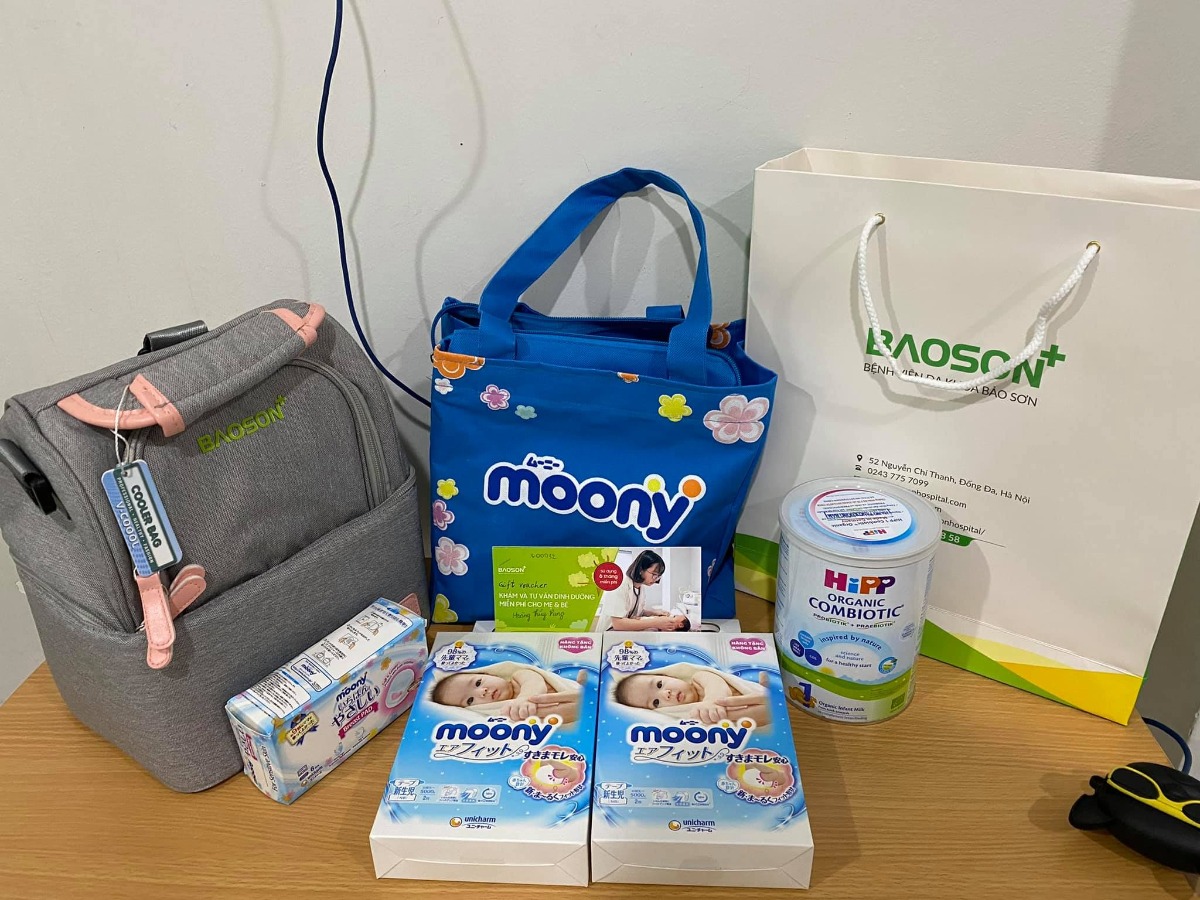 [Rì-viu sinh mổ Bảo Sơn]

Sau khi được trải nghiệm đủ cả sinh mổ và sinh thường thì em xin được phép kết luận: đối với em, sinh thường kinh khủng hơn các mẹ ưiii 😅
Lần 1 sinh thường ở Sản HN e khá ưng ý, cuộc đẻ được quan tâm và lúc nào bác sĩ em chọn cũng túc trực hỏi han. Tuy nhiên phòng sau sinh chật, khu dịch vụ cũng quá đông đúc nên cảm giác hơi ngộp. Viện công nhưng chi phí khu dv cũng khá cao (trên 20tr cho sinh thường), thủ tục thanh toán lâu nên chồng em phải chạy hơi vất 😅. Lần đầu sinh dễ nên lần 2 e quyết định "đi hưởng" ở viện tư 😆

A. Đăng kí

Em chọn Bảo Sơn vì ngay gần nhà (5' ra đến nơi) và còn gần cả Sản Hn, Nhi tw nên nếu có vấn đề gì thì chuyển viện cực nhanh 😝

Đến viện, nhìn cơ sở vật chất, đội ngũ đón tiếp và bề dày kinh nghiệm của y bác sĩ đầu ngành đỉnh quá nên em quyết định đăng kí trọn gói từ 12w luôn.

Được nhiều ưu đãi và giảm giá từ hội chợ nữa nên gói thăm khám từ 12w đến khi sinh xong của e chỉ còn trên dưới 20tr. Quá rẻeeeeee!!!
20tr ở đây ko chỉ để đi đẻ nhé ạ hihi

Khám và chăm sóc a-z từ thời điểm đăng kí gói cho đến khi sinh xong và tái khám sau sinh luôn. Vô cùng kinh tế 🥰

Cực kì thích bs siêu âm của BS, lần nào cũng kiên trì cho xem mặt e bé, chỉ rõ từng bộ phận và giải thích tỉ mỉ.

Mỗi lần đi khám còn được ăn uống no nê free bên khách sạn Bảo Sơn ngay cạnh nữa. Mê đồ ăn ở đây vô cùng, nhất là phở và và súp bí đỏ 😋
Cả thai kì em được bs Nguyễn Hữu Cốc - Nguyên Phó khoa đẻ viện Sản tw (Thầy thuốc ưu tú - Giảng viên cao cấp ĐH Y HN môn phụ sản) trực tiếp khám và sau là mổ đẻ cho e luôn 😝 Bác tuy lớn tuổi nhưng cực kì nhanh nhẹn và nhẹ nhàng, hỏi gì cũng kiên nhẫn trả lời bằng hết 😆

B. Đẻee!!!

Em bé Mơ siêu nghịch nên nhất định phải nằm ngang chứ ko chịu quay đầu 🤣

Trước mổ:

Em được bs giải thích về những nguy cơ đối với thai ngôi ngang nên quyết định mổ luôn chứ ko chờ đến khi chuyển dạ nữa. (Mọi người có thể gg search để thấy sự nguy hiểm khi thai nằm ngôi ngang ạ 🥲)
38w3d lên bàn mổ!

Trong mổ:

Thật sự ca mổ nhẹ tựa lông hồng, ko kinh khủng như những gì em đọc và tưởng tượng 🙂 Từ gây tê tuỷ sống, mổ, khâu đều rất nhẹ nhàng. Các bs và các cô hộ sinh cùng trò chuyện với em rôm rả trong phòng mổ nên thấy ko sợ tí nào. 

Sau mổ:

Sau khi mổ xong được chuyển về nằm hậu phẫu 4-6 tiếng đến khi cử động được chân thì về phòng với con. Trong lúc đó, chồng em ở tầng dưới đón con và da kề da liên tục chờ em về. Đây là dv e ưng ý nhất! Chứ ở viện Sản con được tiếp da với mẹ có tí tẹo 😣

Về khoản chăm sóc sau sinh thì điểm 10 lunnn 

Bấm chuông là các cô sang hỗ trợ tất tần tật từ thay bỉm, bế bé, pha sữa, thay quần áo bé, vệ sinh cho mẹ... Chính vì thế nên 2 vợ chồng chăm nhau nhàn tênh 🤣

Ngày nào bs sản và bs nhi cũng đảo qua thăm hỏi khám xét kĩ càng cho mẹ và bé 👍🏻 À vì e đẻ mổ nên còn có bs gây tê quan tâm đặc biệt nữa kiki. 

Chế độ ăn cho sản phụ ngày 4 bữa no ko thở được. Mà đồ ăn siêu siêu siêu ngon luôn ạ! Nhiều nhà còn xin ở lại thêm vì sợ về sớm cơm cữ ko ngon đc như cơm viện 😂

Em bé trước khi ra viện còn được tặng bộ ảnh newborn. Nói thật là ko đẹp lắm, (vì mẹ cháu cũng khá cầu kì chăm chút khoản chụp ảnh sống ảo cho các cháu nên thấy vậy) nhưng có chút kỉ niệm lưu lại khoảnh khắc cho con cũng thấy vui.

Sau sinh còn được tặng quà, tái khám free, khám dinh dưỡng free cho mẹ và bé trong 1 năm.

Nói chung là ưng tất tật các dv sau sinh của Bảo Sơn ^^ 

C. Thủ tục + chi phí

Tất cả các thủ tục ở đây đều nhanh gọn lẹ, việc của chồng em khi thanh toán chỉ là mang thẻ xuống quẹt chứ ko phải chạy khắp nơi như lần đầu 👍🏻

Chi phí:
Gói sinh thường từ 12w e đã thanh toán trước 20tr
Sau đó chuyển mổ +13tr chi phí chênh lệch
Sử dụng các dịch vụ sau sinh: giảm đau, plasma, sàng lọc, thuốc cho mẹ và bé sau khi xuất viện, một số khoản khác... 
BHYT trừ hơn 1tr
--- 
Tổng chi phí trên dưới 40tr cho 1 cuộc nghỉ dưỡng siêu ưng ý!
---
Lần này đẻ mổ thấy đỡ đau và khoẻ hơn lần 1 đẻ thường. Ngay sau khi xuất viện đã lên xuống cầu thang ok rồi ạ, chứ đẻ thường e lê lết cả tháng trời 😮‍💨

Mới đẻ hơi mất não nên chắc quên nhiều chi tiết, mẹ nào cần thêm thông tin cứ hỏi nhiệt tình nhé 😝