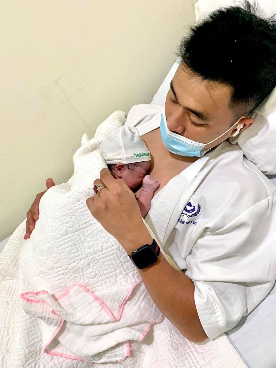 [Rì-viu sinh mổ Bảo Sơn]

Sau khi được trải nghiệm đủ cả sinh mổ và sinh thường thì em xin được phép kết luận: đối với em, sinh thường kinh khủng hơn các mẹ ưiii 😅
Lần 1 sinh thường ở Sản HN e khá ưng ý, cuộc đẻ được quan tâm và lúc nào bác sĩ em chọn cũng túc trực hỏi han. Tuy nhiên phòng sau sinh chật, khu dịch vụ cũng quá đông đúc nên cảm giác hơi ngộp. Viện công nhưng chi phí khu dv cũng khá cao (trên 20tr cho sinh thường), thủ tục thanh toán lâu nên chồng em phải chạy hơi vất 😅. Lần đầu sinh dễ nên lần 2 e quyết định "đi hưởng" ở viện tư 😆

A. Đăng kí

Em chọn Bảo Sơn vì ngay gần nhà (5' ra đến nơi) và còn gần cả Sản Hn, Nhi tw nên nếu có vấn đề gì thì chuyển viện cực nhanh 😝

Đến viện, nhìn cơ sở vật chất, đội ngũ đón tiếp và bề dày kinh nghiệm của y bác sĩ đầu ngành đỉnh quá nên em quyết định đăng kí trọn gói từ 12w luôn.

Được nhiều ưu đãi và giảm giá từ hội chợ nữa nên gói thăm khám từ 12w đến khi sinh xong của e chỉ còn trên dưới 20tr. Quá rẻeeeeee!!!
20tr ở đây ko chỉ để đi đẻ nhé ạ hihi

Khám và chăm sóc a-z từ thời điểm đăng kí gói cho đến khi sinh xong và tái khám sau sinh luôn. Vô cùng kinh tế 🥰

Cực kì thích bs siêu âm của BS, lần nào cũng kiên trì cho xem mặt e bé, chỉ rõ từng bộ phận và giải thích tỉ mỉ.

Mỗi lần đi khám còn được ăn uống no nê free bên khách sạn Bảo Sơn ngay cạnh nữa. Mê đồ ăn ở đây vô cùng, nhất là phở và và súp bí đỏ 😋
Cả thai kì em được bs Nguyễn Hữu Cốc - Nguyên Phó khoa đẻ viện Sản tw (Thầy thuốc ưu tú - Giảng viên cao cấp ĐH Y HN môn phụ sản) trực tiếp khám và sau là mổ đẻ cho e luôn 😝 Bác tuy lớn tuổi nhưng cực kì nhanh nhẹn và nhẹ nhàng, hỏi gì cũng kiên nhẫn trả lời bằng hết 😆

B. Đẻee!!!

Em bé Mơ siêu nghịch nên nhất định phải nằm ngang chứ ko chịu quay đầu 🤣

Trước mổ:

Em được bs giải thích về những nguy cơ đối với thai ngôi ngang nên quyết định mổ luôn chứ ko chờ đến khi chuyển dạ nữa. (Mọi người có thể gg search để thấy sự nguy hiểm khi thai nằm ngôi ngang ạ 🥲)
38w3d lên bàn mổ!

Trong mổ:

Thật sự ca mổ nhẹ tựa lông hồng, ko kinh khủng như những gì em đọc và tưởng tượng 🙂 Từ gây tê tuỷ sống, mổ, khâu đều rất nhẹ nhàng. Các bs và các cô hộ sinh cùng trò chuyện với em rôm rả trong phòng mổ nên thấy ko sợ tí nào. 

Sau mổ:

Sau khi mổ xong được chuyển về nằm hậu phẫu 4-6 tiếng đến khi cử động được chân thì về phòng với con. Trong lúc đó, chồng em ở tầng dưới đón con và da kề da liên tục chờ em về. Đây là dv e ưng ý nhất! Chứ ở viện Sản con được tiếp da với mẹ có tí tẹo 😣

Về khoản chăm sóc sau sinh thì điểm 10 lunnn 

Bấm chuông là các cô sang hỗ trợ tất tần tật từ thay bỉm, bế bé, pha sữa, thay quần áo bé, vệ sinh cho mẹ... Chính vì thế nên 2 vợ chồng chăm nhau nhàn tênh 🤣

Ngày nào bs sản và bs nhi cũng đảo qua thăm hỏi khám xét kĩ càng cho mẹ và bé 👍🏻 À vì e đẻ mổ nên còn có bs gây tê quan tâm đặc biệt nữa kiki. 

Chế độ ăn cho sản phụ ngày 4 bữa no ko thở được. Mà đồ ăn siêu siêu siêu ngon luôn ạ! Nhiều nhà còn xin ở lại thêm vì sợ về sớm cơm cữ ko ngon đc như cơm viện 😂

Em bé trước khi ra viện còn được tặng bộ ảnh newborn. Nói thật là ko đẹp lắm, (vì mẹ cháu cũng khá cầu kì chăm chút khoản chụp ảnh sống ảo cho các cháu nên thấy vậy) nhưng có chút kỉ niệm lưu lại khoảnh khắc cho con cũng thấy vui.

Sau sinh còn được tặng quà, tái khám free, khám dinh dưỡng free cho mẹ và bé trong 1 năm.

Nói chung là ưng tất tật các dv sau sinh của Bảo Sơn ^^ 

C. Thủ tục + chi phí

Tất cả các thủ tục ở đây đều nhanh gọn lẹ, việc của chồng em khi thanh toán chỉ là mang thẻ xuống quẹt chứ ko phải chạy khắp nơi như lần đầu 👍🏻

Chi phí:
Gói sinh thường từ 12w e đã thanh toán trước 20tr
Sau đó chuyển mổ +13tr chi phí chênh lệch
Sử dụng các dịch vụ sau sinh: giảm đau, plasma, sàng lọc, thuốc cho mẹ và bé sau khi xuất viện, một số khoản khác... 
BHYT trừ hơn 1tr
--- 
Tổng chi phí trên dưới 40tr cho 1 cuộc nghỉ dưỡng siêu ưng ý!
---
Lần này đẻ mổ thấy đỡ đau và khoẻ hơn lần 1 đẻ thường. Ngay sau khi xuất viện đã lên xuống cầu thang ok rồi ạ, chứ đẻ thường e lê lết cả tháng trời 😮‍💨

Mới đẻ hơi mất não nên chắc quên nhiều chi tiết, mẹ nào cần thêm thông tin cứ hỏi nhiệt tình nhé 😝