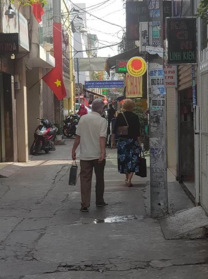Cha tôi...

Cả nhà đang rôm rả bữa ăn tối sum vầy. Sẵn nhắc chuyện hợp tuổi, khắc tuổi, mẹ tôi quay sang :

- hình như em với anh không hợp tuổi với nhau, anh ha ?

Ba tôi :

- hợp làm chi ?

Mẹ tôi :

- thì hổng hợp nên tối ngày cãi nhau hoài

Ba :

- cãi nhau mới có hơn 40 năm à

Tôi :

- ủa con có thấy cãi nhau gì đâu, cãi nhau gì mà mẹ toàn thắng, ba chưa bao giờ cãi lại sao gọi là cãi nhau ta ? ( chọc quê )

Ba tôi nhẹ nhàng :

- tao mà cãi thắng thì không có mày và em gái mày đâu con.

( thấm tới óc luôn )

Ba tôi là vậy, mãi mãi là người đàn ông của gia đình, người đàn ông đầy yêu thương của mẹ tôi và là người đàn ông vỹ đại trong lòng tôi. Và cha tôi chưa bao giờ cãi thắng vợ, suốt hơn 40 năm qua...

Share: Đoàn Trung