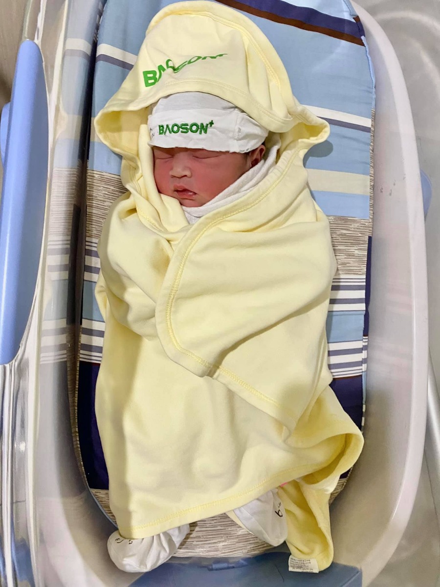 [Rì-viu sinh mổ Bảo Sơn]

Sau khi được trải nghiệm đủ cả sinh mổ và sinh thường thì em xin được phép kết luận: đối với em, sinh thường kinh khủng hơn các mẹ ưiii 😅
Lần 1 sinh thường ở Sản HN e khá ưng ý, cuộc đẻ được quan tâm và lúc nào bác sĩ em chọn cũng túc trực hỏi han. Tuy nhiên phòng sau sinh chật, khu dịch vụ cũng quá đông đúc nên cảm giác hơi ngộp. Viện công nhưng chi phí khu dv cũng khá cao (trên 20tr cho sinh thường), thủ tục thanh toán lâu nên chồng em phải chạy hơi vất 😅. Lần đầu sinh dễ nên lần 2 e quyết định "đi hưởng" ở viện tư 😆

A. Đăng kí

Em chọn Bảo Sơn vì ngay gần nhà (5' ra đến nơi) và còn gần cả Sản Hn, Nhi tw nên nếu có vấn đề gì thì chuyển viện cực nhanh 😝

Đến viện, nhìn cơ sở vật chất, đội ngũ đón tiếp và bề dày kinh nghiệm của y bác sĩ đầu ngành đỉnh quá nên em quyết định đăng kí trọn gói từ 12w luôn.

Được nhiều ưu đãi và giảm giá từ hội chợ nữa nên gói thăm khám từ 12w đến khi sinh xong của e chỉ còn trên dưới 20tr. Quá rẻeeeeee!!!
20tr ở đây ko chỉ để đi đẻ nhé ạ hihi

Khám và chăm sóc a-z từ thời điểm đăng kí gói cho đến khi sinh xong và tái khám sau sinh luôn. Vô cùng kinh tế 🥰

Cực kì thích bs siêu âm của BS, lần nào cũng kiên trì cho xem mặt e bé, chỉ rõ từng bộ phận và giải thích tỉ mỉ.

Mỗi lần đi khám còn được ăn uống no nê free bên khách sạn Bảo Sơn ngay cạnh nữa. Mê đồ ăn ở đây vô cùng, nhất là phở và và súp bí đỏ 😋
Cả thai kì em được bs Nguyễn Hữu Cốc - Nguyên Phó khoa đẻ viện Sản tw (Thầy thuốc ưu tú - Giảng viên cao cấp ĐH Y HN môn phụ sản) trực tiếp khám và sau là mổ đẻ cho e luôn 😝 Bác tuy lớn tuổi nhưng cực kì nhanh nhẹn và nhẹ nhàng, hỏi gì cũng kiên nhẫn trả lời bằng hết 😆

B. Đẻee!!!

Em bé Mơ siêu nghịch nên nhất định phải nằm ngang chứ ko chịu quay đầu 🤣

Trước mổ:

Em được bs giải thích về những nguy cơ đối với thai ngôi ngang nên quyết định mổ luôn chứ ko chờ đến khi chuyển dạ nữa. (Mọi người có thể gg search để thấy sự nguy hiểm khi thai nằm ngôi ngang ạ 🥲)
38w3d lên bàn mổ!

Trong mổ:

Thật sự ca mổ nhẹ tựa lông hồng, ko kinh khủng như những gì em đọc và tưởng tượng 🙂 Từ gây tê tuỷ sống, mổ, khâu đều rất nhẹ nhàng. Các bs và các cô hộ sinh cùng trò chuyện với em rôm rả trong phòng mổ nên thấy ko sợ tí nào. 

Sau mổ:

Sau khi mổ xong được chuyển về nằm hậu phẫu 4-6 tiếng đến khi cử động được chân thì về phòng với con. Trong lúc đó, chồng em ở tầng dưới đón con và da kề da liên tục chờ em về. Đây là dv e ưng ý nhất! Chứ ở viện Sản con được tiếp da với mẹ có tí tẹo 😣

Về khoản chăm sóc sau sinh thì điểm 10 lunnn 

Bấm chuông là các cô sang hỗ trợ tất tần tật từ thay bỉm, bế bé, pha sữa, thay quần áo bé, vệ sinh cho mẹ... Chính vì thế nên 2 vợ chồng chăm nhau nhàn tênh 🤣

Ngày nào bs sản và bs nhi cũng đảo qua thăm hỏi khám xét kĩ càng cho mẹ và bé 👍🏻 À vì e đẻ mổ nên còn có bs gây tê quan tâm đặc biệt nữa kiki. 

Chế độ ăn cho sản phụ ngày 4 bữa no ko thở được. Mà đồ ăn siêu siêu siêu ngon luôn ạ! Nhiều nhà còn xin ở lại thêm vì sợ về sớm cơm cữ ko ngon đc như cơm viện 😂

Em bé trước khi ra viện còn được tặng bộ ảnh newborn. Nói thật là ko đẹp lắm, (vì mẹ cháu cũng khá cầu kì chăm chút khoản chụp ảnh sống ảo cho các cháu nên thấy vậy) nhưng có chút kỉ niệm lưu lại khoảnh khắc cho con cũng thấy vui.

Sau sinh còn được tặng quà, tái khám free, khám dinh dưỡng free cho mẹ và bé trong 1 năm.

Nói chung là ưng tất tật các dv sau sinh của Bảo Sơn ^^ 

C. Thủ tục + chi phí

Tất cả các thủ tục ở đây đều nhanh gọn lẹ, việc của chồng em khi thanh toán chỉ là mang thẻ xuống quẹt chứ ko phải chạy khắp nơi như lần đầu 👍🏻

Chi phí:
Gói sinh thường từ 12w e đã thanh toán trước 20tr
Sau đó chuyển mổ +13tr chi phí chênh lệch
Sử dụng các dịch vụ sau sinh: giảm đau, plasma, sàng lọc, thuốc cho mẹ và bé sau khi xuất viện, một số khoản khác... 
BHYT trừ hơn 1tr
--- 
Tổng chi phí trên dưới 40tr cho 1 cuộc nghỉ dưỡng siêu ưng ý!
---
Lần này đẻ mổ thấy đỡ đau và khoẻ hơn lần 1 đẻ thường. Ngay sau khi xuất viện đã lên xuống cầu thang ok rồi ạ, chứ đẻ thường e lê lết cả tháng trời 😮‍💨

Mới đẻ hơi mất não nên chắc quên nhiều chi tiết, mẹ nào cần thêm thông tin cứ hỏi nhiệt tình nhé 😝