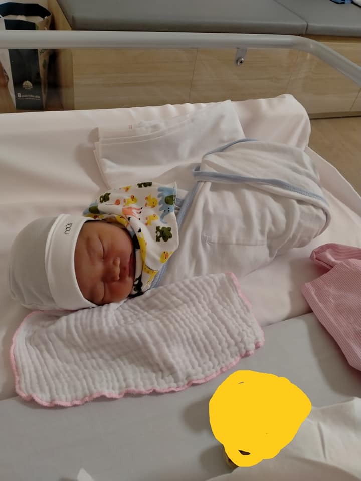 Chào các mom nay e hoàn thành tập 2 và sự lựa chọn bv hồng ngọc ko làm e thất vọng. E mổ bs quyền bác rất nhẹ nhàng mổ ko đau, đi thăm khám sau sinh thường xuyên nên cảm thấy rất yên tâm. Các cô y tá nhiệt tình, bữa ăn giàu dinh dưỡng đảm bảo 3 bữa chính 2 bữa phụ. Bữa nào e cũng ăn hết xuất vì thức ăn khá là ngon. Tập 1 e hơi bị ám ảnh chút nên rất sợ nhưng Đẻ song ở đây e thấy có động lực đẻ thêm tập 3 cho vui cửa vui nhà các mẹ ạ. Chúc các mom sắp tơi vượt cạn mẹ tròn con vuông mạnh khoẻ ạ