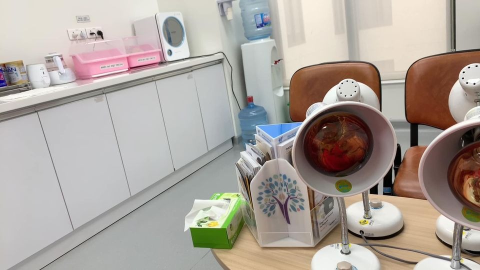 Trải qua 2 lần sinh và đều lựa chọn Việt Pháp là nơi chào đón các bạn nhỏ, nên hôm nay mình ngoi lên review về viện cho mẹ nào còn đang lăn tăn lựa chọn nhé 😉

Hồi sinh Mimi, từ 6-7w là mình đã đi khám qua kha khá bệnh viện để lựa chọn theo dõi, và khi bước chân vào VP, thì đúng như câu yêu ngay từ cái nhìn đầu tiên 😆 thiện cảm từ bảo vệ đến bác sĩ, ai ai cũng đều nhiệt tình, vui vẻ. Lúc đó viện mới chuyển sang toà nhà mới nên cái gì nhìn cũng sạch đẹp xịn xò. Nên chốt luôn không suy nghĩ. 

Đến lúc bầu Đô Đô được 6w, mình cũng lại vào viện khám. Và đáng yêu hơn là mình được khám miễn phí lần đó (mặc dù lúc đó chưa mua gói) ❤️

Cả 2 lần bầu mình đều đăng ký gói theo dõi từ 12w, và đều được khám sớm từ 7-8w. Và cả 2 lần mình đều theo bác sĩ Nghị siêu nhẹ nhàng & tình cảm. Lần nào siêu âm xong cũng được bác lau hộ gel siêu âm. Bởi lẽ với 1 bà bầu bụng to chềnh ềnh, lau hết đống gel đấy khá khó khăn, nên lúc nào cũng được bác làm giúp. Ngoài ra mình thấy các bsi ở VP cực biết ý khi siêu âm cho sản phụ, các bác sẽ chỉ để đèn phía gần cửa ra vào và kéo rèm che để trong phòng chỉ hơi mờ mờ, cho sản phụ đỡ ngại ngùng ☺️

Trong cả quá trình theo dõi thai, bất kỳ lúc nào mình k yên tâm hoặc có vấn đề gì khác lạ, mình đều đặt lịch khám thêm ngoài lịch hẹn với bsi, và 1-2 lần khám cấp cứu, và đều không bị phát sinh chi phí gì.
Hôm sinh, thật ra cũng chỉ là 1 lần đến khám ngoài giờ cho yên tâm, vì cả 2 bạn mình đều có cơn gò từ khá sớm. Trên đường ra viện còn lỡ mồm hỏi chồng nhỡ nay đẻ luôn thì sao nhỉ. Và y như rằng, vào khám cơn gò đã dầy, bsi yêu cầu mổ luôn 🤣🤣, vậy là chẳng kịp xem ngày xem giờ gì hết 😂 

Sau đó mình được đưa về phòng, vì là thời điểm dịch nên viện sắp xếp mỗi sản phụ một phòng, nên mặc dù là phòng đôi, nhưng cũng chỉ có mình mình ở, rộng thênh thang. Mình được phát áo mổ & đi tắm sát khuẩn. Trong viện đã chuẩn bị đầy đủ đồ vệ sinh cá nhân từ bàn chải, dầu gội, sữa tắm,... đến bỉm mẹ bỉm con, bvs,... nên các bạn chẳng phải mang gì ngoài cái bụng bầu và một tâm hồn đẹp cả 😆

Nghe đồn phòng mổ VP đẹp lắm, như phim hàn xẻng. Nhưng với đứa cận lòi như mình, mặc dù vào đến 2 lần, nhg đều chẳng chiêm ngưỡng được độ đẹp của nó 😢 chỉ thấy mờ mờ là ờ, cũng sáng đó, rộng đó, còn lại chả rõ cái moẹ gì. Phòng mổ vô trùng nên rất lạnh nhé, nhưng yên tâm ở VP các bạn sẽ được đắp chăn ấm, và được luồn ống sưởi vào chăn ạ. Các bác sĩ y tá phòng mổ cũng rất vui vẻ, vừa làm vừa buôn đủ thứ chuyện với mình, cho mình đỡ căng thẳng. Gây tê thì cực nhẹ nhàng, mình chỉ bị nhói 1 cái lúc chọc kim thôi. Sau đó là nửa thân dưới bắt đầu tê và mất cảm giác. Lần này mình mổ cấp cứu bác Hằng. Ban đầu mình cũng định gọi bác Nghị mà mình theo dõi từ đầu mổ cho mình, nhg nghe được y tá bảo bác mới trực cả đêm qua với hôm nay, nên lúc đó mình lại thôi. Nhưng bác Hằng mổ cũng khá ok, trừ việc lúc khâu bác để thành 2 đoạn chỉ, làm hôm đi rút chỉ mình khá đau, mà còn phải chịu tận 2 lần 😢

Sau khi bác sĩ vào thì bắt đầu mổ, mình được chắn tấm chắn ở trc mặt nên chẳng nhìn thấy gì, chỉ nghe tiếng dao, tiếng hút, rồi bắt đầu lôi lôi kéo kéo 1 lúc thì bỗng nhẹ bẫng cả bụng, tiếng thằng con ré lên. Cuối cùng cũng xong 😌

Em bé được hút dịch, lau gây rồi được hộ sinh bế ra cho mẹ nhìn mặt. Nhưng khổ nỗi con mẹ cận lòi, chưa nhìn rõ mặt con, các cô đã bế đi chăm sóc sơ sinh luôn rồi 😂 Sau khi bé được vệ sinh, kiểm tra thì được đẩy về phòng gặp bố. Nhưng do dịch nên bố không được bế em, không được tiếp da, chỉ được nhìn 1 lát là bị các cô mời về. Còn em bé sẽ được đưa về phòng sơ sinh nằm lồng.

Sau khi đưa em bé ra, việc còn lại là vệ sinh & khâu, mất khoảng 1 tiếng thì mình được đẩy về hậu phẫu theo dõi 2 tiếng. Vì mình mổ nửa đêm nên lúc mổ mình buồn ngủ lắm luôn, vừa nằm mổ vừa ngủ gật mất mấy lần 🤣 nhg đến lúc về hậu phẫu thì lại mong ngóng con chẳng ngủ được. Đến 2h sáng thì mình được về phòng, tiếp da và cho con ti mẹ. Trong đêm đầu tiên đấy, khoảng 30p-1 tiếng hộ sinh lại vào để kiểm tra sản dịch, huyết áp và truyền thuốc.

Và mặc dù sinh mổ nhưng mình k hề đau. Nghe mng bảo mổ lần 2 đau hơn lần 1 nhưng cá nhân mình thấy cả 2 lần đều k đau, lần 2 mình còn cảm thấy k đau bằng lần 1. Sau khi rút ống thông tiểu là mình đi lại đc rồi, chỉ có lúc mới đi đấy thì hơi đau chút, còn sau đó thì đi lại phăm phăm, đứng lên ngồi xuống cũng khá nhẹ nhàng. Ở VP mới có tiêm giảm đau cơ vuông khi mổ, nhg mình không dky ạ.

4 ngày lưu viện, mặc dù ở 1 mình và người nhà không được vào, nhưng mọi việc đều được các chị hộ sinh chăm sóc cẩn thận. Bất kì việc gì đều có thể gọi nhờ các chị, từ chị ơi, đỡ em vào phòng tắm, đến chị ơi, thay bỉm cho bé hộ em, lấy cho em bình sữa cho bé, trông bé giúp em,...

Ở VP,  các bé được ưu tiên sữa mẹ hơn cả. Các mẹ được khuyến khích kích sữa và chờ cho con ti sữa non. Nếu gửi bé cho các cô chăm, các cô đều sẽ hỏi bé ti mẹ hay ti sct, nếu bé khóc đòi ăn thì các cô sẽ đưa về cho bé ti mẹ. Mẹ còn được hướng dẫn cách massage gọi sữa, chỉnh khớp ngậm cho bé, hướng dẫn cách tắm & vệ sinh cho bé.

Ngoài ra ở VP còn có phòng hút sữa cực xịn xò, đầy đủ từ máy hút sữa, đèn hồng ngoại, máy tiệt trùng uv, máy hâm sữa đến máy rửa bình, tủ trữ sữa mẹ. Nhờ mấy ngày ở viện tích cực chiếu đèn hồng ngoại và kích sữa, trộm vía sữa về nhanh hơn nhiều. 

Hôm ra viện, mọi thủ tục ra viện đều được các chị lễ tân làm từ a-z, hoàn thiện thủ tục mình chỉ việc ra ký giấy tờ và có thể xuất viện về nhà. Do dịch nên khi xuất viện người nhà cũng chỉ được đỗ xe dưới sảnh đón, nên mình sẽ được ngồi xe đẩy và đưa xuống tận xe. 

Về chi phí sinh ở VP, thì mình đky gói theo dõi từ 12w sinh thường là 46tr900, mình được giảm 3tr là còn 43tr900. Tuy nhiên mình là đẻ mổ nên hôm nhập viện phải thanh toán thêm 15tr300. Ngoài ra phát sinh thêm 1 số chi phí thuốc cho mẹ và 2 mũi tiêm lao, vgb cho bé, tổng phát sinh thêm khoảng 5triệu. 

Trước bầu mình có mua bảo hiểm thai sản, được thanh toán khá nhiều ~ 43triệu. Nên tính ra khá là lợi 😇

Túm lại, trải nghiệm 2 lần sinh tại VP thật sự là xứng đáng. Nhg hy vọng sẽ không có lần thứ 3 🤣🤣🤣