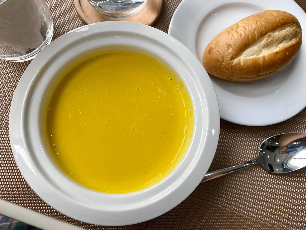 [Rì-viu sinh mổ Bảo Sơn]

Sau khi được trải nghiệm đủ cả sinh mổ và sinh thường thì em xin được phép kết luận: đối với em, sinh thường kinh khủng hơn các mẹ ưiii 😅
Lần 1 sinh thường ở Sản HN e khá ưng ý, cuộc đẻ được quan tâm và lúc nào bác sĩ em chọn cũng túc trực hỏi han. Tuy nhiên phòng sau sinh chật, khu dịch vụ cũng quá đông đúc nên cảm giác hơi ngộp. Viện công nhưng chi phí khu dv cũng khá cao (trên 20tr cho sinh thường), thủ tục thanh toán lâu nên chồng em phải chạy hơi vất 😅. Lần đầu sinh dễ nên lần 2 e quyết định "đi hưởng" ở viện tư 😆

A. Đăng kí

Em chọn Bảo Sơn vì ngay gần nhà (5' ra đến nơi) và còn gần cả Sản Hn, Nhi tw nên nếu có vấn đề gì thì chuyển viện cực nhanh 😝

Đến viện, nhìn cơ sở vật chất, đội ngũ đón tiếp và bề dày kinh nghiệm của y bác sĩ đầu ngành đỉnh quá nên em quyết định đăng kí trọn gói từ 12w luôn.

Được nhiều ưu đãi và giảm giá từ hội chợ nữa nên gói thăm khám từ 12w đến khi sinh xong của e chỉ còn trên dưới 20tr. Quá rẻeeeeee!!!
20tr ở đây ko chỉ để đi đẻ nhé ạ hihi

Khám và chăm sóc a-z từ thời điểm đăng kí gói cho đến khi sinh xong và tái khám sau sinh luôn. Vô cùng kinh tế 🥰

Cực kì thích bs siêu âm của BS, lần nào cũng kiên trì cho xem mặt e bé, chỉ rõ từng bộ phận và giải thích tỉ mỉ.

Mỗi lần đi khám còn được ăn uống no nê free bên khách sạn Bảo Sơn ngay cạnh nữa. Mê đồ ăn ở đây vô cùng, nhất là phở và và súp bí đỏ 😋
Cả thai kì em được bs Nguyễn Hữu Cốc - Nguyên Phó khoa đẻ viện Sản tw (Thầy thuốc ưu tú - Giảng viên cao cấp ĐH Y HN môn phụ sản) trực tiếp khám và sau là mổ đẻ cho e luôn 😝 Bác tuy lớn tuổi nhưng cực kì nhanh nhẹn và nhẹ nhàng, hỏi gì cũng kiên nhẫn trả lời bằng hết 😆

B. Đẻee!!!

Em bé Mơ siêu nghịch nên nhất định phải nằm ngang chứ ko chịu quay đầu 🤣

Trước mổ:

Em được bs giải thích về những nguy cơ đối với thai ngôi ngang nên quyết định mổ luôn chứ ko chờ đến khi chuyển dạ nữa. (Mọi người có thể gg search để thấy sự nguy hiểm khi thai nằm ngôi ngang ạ 🥲)
38w3d lên bàn mổ!

Trong mổ:

Thật sự ca mổ nhẹ tựa lông hồng, ko kinh khủng như những gì em đọc và tưởng tượng 🙂 Từ gây tê tuỷ sống, mổ, khâu đều rất nhẹ nhàng. Các bs và các cô hộ sinh cùng trò chuyện với em rôm rả trong phòng mổ nên thấy ko sợ tí nào. 

Sau mổ:

Sau khi mổ xong được chuyển về nằm hậu phẫu 4-6 tiếng đến khi cử động được chân thì về phòng với con. Trong lúc đó, chồng em ở tầng dưới đón con và da kề da liên tục chờ em về. Đây là dv e ưng ý nhất! Chứ ở viện Sản con được tiếp da với mẹ có tí tẹo 😣

Về khoản chăm sóc sau sinh thì điểm 10 lunnn 

Bấm chuông là các cô sang hỗ trợ tất tần tật từ thay bỉm, bế bé, pha sữa, thay quần áo bé, vệ sinh cho mẹ... Chính vì thế nên 2 vợ chồng chăm nhau nhàn tênh 🤣

Ngày nào bs sản và bs nhi cũng đảo qua thăm hỏi khám xét kĩ càng cho mẹ và bé 👍🏻 À vì e đẻ mổ nên còn có bs gây tê quan tâm đặc biệt nữa kiki. 

Chế độ ăn cho sản phụ ngày 4 bữa no ko thở được. Mà đồ ăn siêu siêu siêu ngon luôn ạ! Nhiều nhà còn xin ở lại thêm vì sợ về sớm cơm cữ ko ngon đc như cơm viện 😂

Em bé trước khi ra viện còn được tặng bộ ảnh newborn. Nói thật là ko đẹp lắm, (vì mẹ cháu cũng khá cầu kì chăm chút khoản chụp ảnh sống ảo cho các cháu nên thấy vậy) nhưng có chút kỉ niệm lưu lại khoảnh khắc cho con cũng thấy vui.

Sau sinh còn được tặng quà, tái khám free, khám dinh dưỡng free cho mẹ và bé trong 1 năm.

Nói chung là ưng tất tật các dv sau sinh của Bảo Sơn ^^ 

C. Thủ tục + chi phí

Tất cả các thủ tục ở đây đều nhanh gọn lẹ, việc của chồng em khi thanh toán chỉ là mang thẻ xuống quẹt chứ ko phải chạy khắp nơi như lần đầu 👍🏻

Chi phí:
Gói sinh thường từ 12w e đã thanh toán trước 20tr
Sau đó chuyển mổ +13tr chi phí chênh lệch
Sử dụng các dịch vụ sau sinh: giảm đau, plasma, sàng lọc, thuốc cho mẹ và bé sau khi xuất viện, một số khoản khác... 
BHYT trừ hơn 1tr
--- 
Tổng chi phí trên dưới 40tr cho 1 cuộc nghỉ dưỡng siêu ưng ý!
---
Lần này đẻ mổ thấy đỡ đau và khoẻ hơn lần 1 đẻ thường. Ngay sau khi xuất viện đã lên xuống cầu thang ok rồi ạ, chứ đẻ thường e lê lết cả tháng trời 😮‍💨

Mới đẻ hơi mất não nên chắc quên nhiều chi tiết, mẹ nào cần thêm thông tin cứ hỏi nhiệt tình nhé 😝