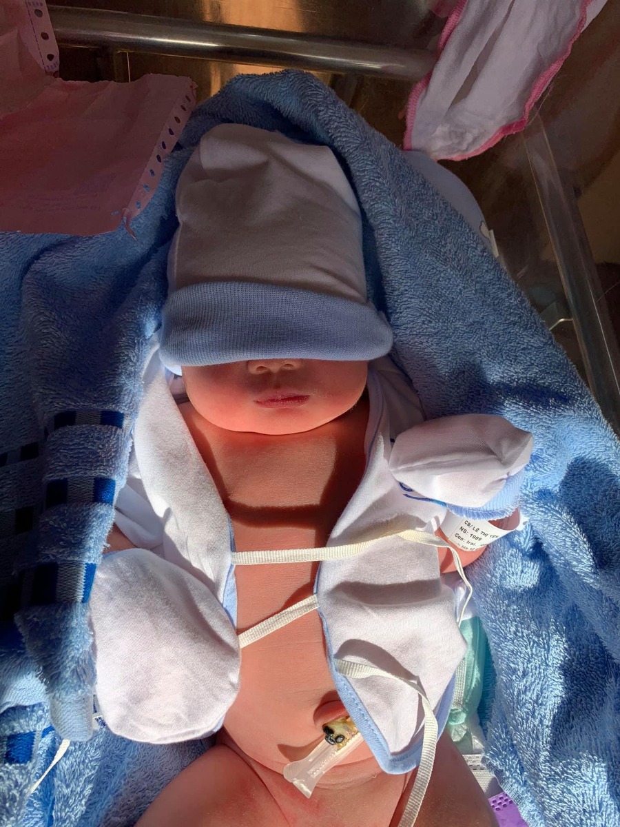 Em bé của Mẹ tiểu đường thai kỳ đây ạ! Em sinh ở tuần 38w mổ chủ động đc 3.6kg.

Mẹ dung nạp chỉ số cao ngất 5.3-12.2-10 lúc thai 26w.
Về nhà mua máy test tự kiểm soát ăn uống. Lâu lâu vẫn vượt. Đường đói dao động 5.0-5.8 liên tục. Sau ăn có hôm thả mồm đi chơi xa lên tận 8-9.

Tuần cuối cùng em chẳng đo nữa vẫn ăn kiêng nhưng thỉnh thoảng thèm quá vẫn ăn 2-3 quả vải, bánh kem, bánh trứng bông lan... trong bữa phụ. 

Các mom cứ để tinh thần thoải mái đừng stress quá. Tin vào bản thân và tin vào con. Miễn đừng quá nuông chiều bản thân ăn thả ga kg kiêng cữ là sẽ ổn hết. Phải có lí do con mới có mặt trên đời, và nhất định các con sẽ chào đời khoẻ mạnh bình an!

Cầu chúc tất cả các Mom sẽ đc ẵm con trên tay, các con của chúng ta sẽ khoẻ mạnh bình an suốt cả cuộc đời. Chúc tất cả chúng ta thoát được tiểu đường tuýp 2✊