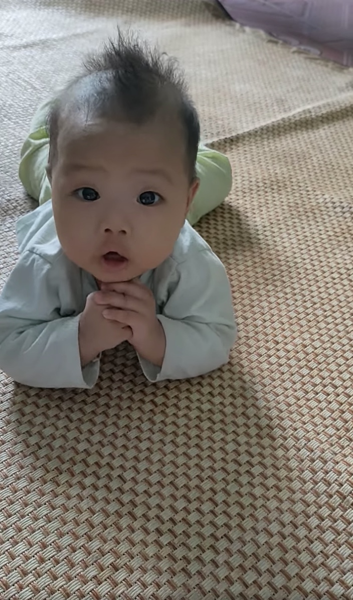 VĂN HOÁ NGÁO ỘP ẢNH HƯỞNG TỚI TRẺ NHƯ THẾ NÀO?

1️⃣Thấy các bạn nhỏ đang cầm đồ gì trên tay thì cầm lấy và nói: Nào, ạ đi thì bác cho lấy lại. Tất nhiên là để trêu đùa và thử xem các bạn có biết nói “ạ” không nhưng hành động đó có gì đó không đẹp. SAO LẠI LẤY ĐỒ CỦA BÉ RỒI BẮT BÉ XIN LẠI???

2️⃣ Giục giã: Mồm đâu, chào bác đi! Thay vì giục giã, cứ chủ động mỉm cười và nói: Chào con nhé! Trẻ con sẽ học qua làm gương mà. Mình cũng không thích cụm từ “mồm đâu” rồi “mắt để ở đâu” khi nhắc nhở việc gì đó, nghe nặng nề lắm.

3️⃣ Động chạm vào cơ thể của bé mà chưa được phép. Ở một số nơi mình còn thấy các chú bác hay vạch quần bé trai và nói: “Để bác xem “hàng” nào”. Trời ơi, sợ lắm luôn.

4️⃣ Nói một cái gì đó có vẻ như bậy bạ rồi thích thú khi trẻ nhắc lại.

5️⃣ Hỏi em bé: “Thế tối con ngủ với bố hay với mẹ? Thế bố mẹ có ngủ với nhau không, bố có ôm mẹ không?”. Hỏi xong rồi cười cười kiểu bí hiểm. Như thế là tự nhiên gieo vào đầu bé những suy nghĩ thắc mắc không đáng.

6️⃣ “Mẹ có em thì cháu ra rìa”. Cực lực phản đối câu nói này vì tính ‘SÁT THƯƠNG” của nó.

7️⃣ Để bà/ bác… gọi công an/ ngáo ộp/ ba bị bắt. Các bé hay sợ hãi, ám ảnh bởi điều này.

8️⃣ “Bố đi lấy vợ/ bố có cô khác rồi”. Rất nhiều em bé cảm thấy giận dữ, bị tổn thương khi nghe thấy điều này.

9️⃣ Cháu lôi thôi/ vụng về/ chậm chạp/ lười/ béo/ xấu giống y như bố/mẹ cháu. Đây là câu nói “NHÂN ĐÔI” đau khổ với trẻ vì không những bị chê lại còn động chạm đến người mà trẻ yêu thương.

🔟 “Cháu được bố mẹ nhặt ở thùng rác/ ngoài đường/ chợ về đấy”. Tưởng là câu nói đùa nhưng khiến trẻ hoang mang vì “nguồn gốc” của mình lắm đó.

1️⃣1️⃣ Ông bác sĩ hư làm con đau nhỉ. Là câu ăn ủi con nhưng lại khiến trẻ không biết phân biệt người tốt xấu .. bác sĩ chữa bệnh cứu người thì là người tốt chứ hư là hư thế nào.

1️⃣2️⃣ Còn nhiều điều kiểu như thế…

👉🏻👉🏻“ NUÔI DẠY MỘT ĐỨA TRẺ LÀ NHIỆM VỤ CỦA CẢ 1 NGÔI LÀNG". Đôi khi những gì mình làm tưởng vô tình nhưng lại gây nên những MỆT MỎI, HOANG MANG, SỢ HÃI, TỰ TI cho trẻ.

Mọi người hay bào chữa, chỉ là vui thôi mà. Nhưng sẽ không vui được vì nó liên quan đến một con người.

Nên mình nhắc nhau hạn chế những thói quen không tốt. Bạn nhé!