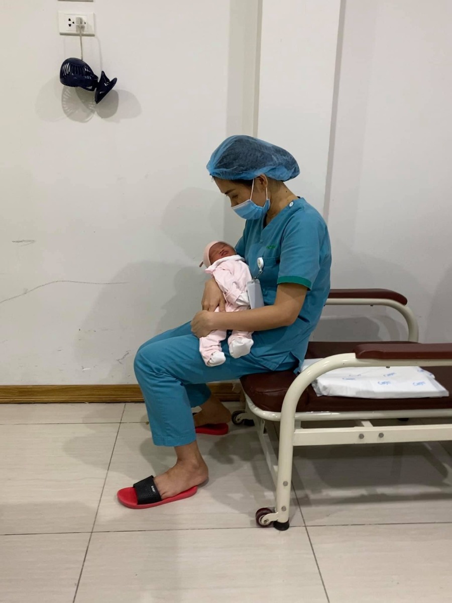 [Rì-viu sinh mổ Bảo Sơn]

Sau khi được trải nghiệm đủ cả sinh mổ và sinh thường thì em xin được phép kết luận: đối với em, sinh thường kinh khủng hơn các mẹ ưiii 😅
Lần 1 sinh thường ở Sản HN e khá ưng ý, cuộc đẻ được quan tâm và lúc nào bác sĩ em chọn cũng túc trực hỏi han. Tuy nhiên phòng sau sinh chật, khu dịch vụ cũng quá đông đúc nên cảm giác hơi ngộp. Viện công nhưng chi phí khu dv cũng khá cao (trên 20tr cho sinh thường), thủ tục thanh toán lâu nên chồng em phải chạy hơi vất 😅. Lần đầu sinh dễ nên lần 2 e quyết định "đi hưởng" ở viện tư 😆

A. Đăng kí

Em chọn Bảo Sơn vì ngay gần nhà (5' ra đến nơi) và còn gần cả Sản Hn, Nhi tw nên nếu có vấn đề gì thì chuyển viện cực nhanh 😝

Đến viện, nhìn cơ sở vật chất, đội ngũ đón tiếp và bề dày kinh nghiệm của y bác sĩ đầu ngành đỉnh quá nên em quyết định đăng kí trọn gói từ 12w luôn.

Được nhiều ưu đãi và giảm giá từ hội chợ nữa nên gói thăm khám từ 12w đến khi sinh xong của e chỉ còn trên dưới 20tr. Quá rẻeeeeee!!!
20tr ở đây ko chỉ để đi đẻ nhé ạ hihi

Khám và chăm sóc a-z từ thời điểm đăng kí gói cho đến khi sinh xong và tái khám sau sinh luôn. Vô cùng kinh tế 🥰

Cực kì thích bs siêu âm của BS, lần nào cũng kiên trì cho xem mặt e bé, chỉ rõ từng bộ phận và giải thích tỉ mỉ.

Mỗi lần đi khám còn được ăn uống no nê free bên khách sạn Bảo Sơn ngay cạnh nữa. Mê đồ ăn ở đây vô cùng, nhất là phở và và súp bí đỏ 😋
Cả thai kì em được bs Nguyễn Hữu Cốc - Nguyên Phó khoa đẻ viện Sản tw (Thầy thuốc ưu tú - Giảng viên cao cấp ĐH Y HN môn phụ sản) trực tiếp khám và sau là mổ đẻ cho e luôn 😝 Bác tuy lớn tuổi nhưng cực kì nhanh nhẹn và nhẹ nhàng, hỏi gì cũng kiên nhẫn trả lời bằng hết 😆

B. Đẻee!!!

Em bé Mơ siêu nghịch nên nhất định phải nằm ngang chứ ko chịu quay đầu 🤣

Trước mổ:

Em được bs giải thích về những nguy cơ đối với thai ngôi ngang nên quyết định mổ luôn chứ ko chờ đến khi chuyển dạ nữa. (Mọi người có thể gg search để thấy sự nguy hiểm khi thai nằm ngôi ngang ạ 🥲)
38w3d lên bàn mổ!

Trong mổ:

Thật sự ca mổ nhẹ tựa lông hồng, ko kinh khủng như những gì em đọc và tưởng tượng 🙂 Từ gây tê tuỷ sống, mổ, khâu đều rất nhẹ nhàng. Các bs và các cô hộ sinh cùng trò chuyện với em rôm rả trong phòng mổ nên thấy ko sợ tí nào. 

Sau mổ:

Sau khi mổ xong được chuyển về nằm hậu phẫu 4-6 tiếng đến khi cử động được chân thì về phòng với con. Trong lúc đó, chồng em ở tầng dưới đón con và da kề da liên tục chờ em về. Đây là dv e ưng ý nhất! Chứ ở viện Sản con được tiếp da với mẹ có tí tẹo 😣

Về khoản chăm sóc sau sinh thì điểm 10 lunnn 

Bấm chuông là các cô sang hỗ trợ tất tần tật từ thay bỉm, bế bé, pha sữa, thay quần áo bé, vệ sinh cho mẹ... Chính vì thế nên 2 vợ chồng chăm nhau nhàn tênh 🤣

Ngày nào bs sản và bs nhi cũng đảo qua thăm hỏi khám xét kĩ càng cho mẹ và bé 👍🏻 À vì e đẻ mổ nên còn có bs gây tê quan tâm đặc biệt nữa kiki. 

Chế độ ăn cho sản phụ ngày 4 bữa no ko thở được. Mà đồ ăn siêu siêu siêu ngon luôn ạ! Nhiều nhà còn xin ở lại thêm vì sợ về sớm cơm cữ ko ngon đc như cơm viện 😂

Em bé trước khi ra viện còn được tặng bộ ảnh newborn. Nói thật là ko đẹp lắm, (vì mẹ cháu cũng khá cầu kì chăm chút khoản chụp ảnh sống ảo cho các cháu nên thấy vậy) nhưng có chút kỉ niệm lưu lại khoảnh khắc cho con cũng thấy vui.

Sau sinh còn được tặng quà, tái khám free, khám dinh dưỡng free cho mẹ và bé trong 1 năm.

Nói chung là ưng tất tật các dv sau sinh của Bảo Sơn ^^ 

C. Thủ tục + chi phí

Tất cả các thủ tục ở đây đều nhanh gọn lẹ, việc của chồng em khi thanh toán chỉ là mang thẻ xuống quẹt chứ ko phải chạy khắp nơi như lần đầu 👍🏻

Chi phí:
Gói sinh thường từ 12w e đã thanh toán trước 20tr
Sau đó chuyển mổ +13tr chi phí chênh lệch
Sử dụng các dịch vụ sau sinh: giảm đau, plasma, sàng lọc, thuốc cho mẹ và bé sau khi xuất viện, một số khoản khác... 
BHYT trừ hơn 1tr
--- 
Tổng chi phí trên dưới 40tr cho 1 cuộc nghỉ dưỡng siêu ưng ý!
---
Lần này đẻ mổ thấy đỡ đau và khoẻ hơn lần 1 đẻ thường. Ngay sau khi xuất viện đã lên xuống cầu thang ok rồi ạ, chứ đẻ thường e lê lết cả tháng trời 😮‍💨

Mới đẻ hơi mất não nên chắc quên nhiều chi tiết, mẹ nào cần thêm thông tin cứ hỏi nhiệt tình nhé 😝