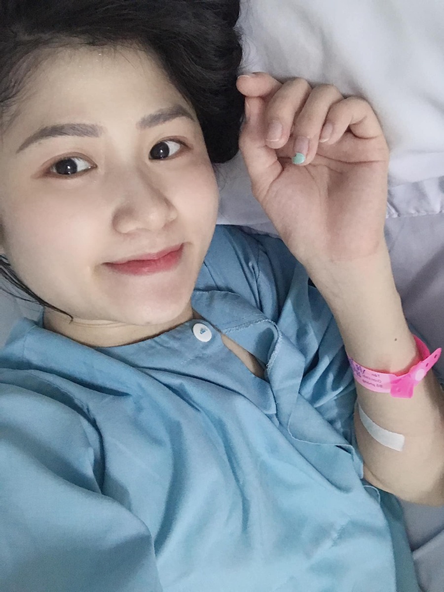 Review sinh tại viện Y học biển

Thật sự mọi người cũng biết rồi nên e chỉ review ngắn gọn thôi ạ. 
Từ đầu e định chọn Tâm Phúc, cơ mà chị gái e đẻ ở Y Học Biển nên khuyên e nên đẻ ở đây. Từ đầu e cũng chưa biết gì nên e đã vào nhóm tìm hiểu, sau đó thì e quyết định đến y học biển khám, công đoạn khám của bác sĩ Điệp và bác sĩ nữ lớn tuổi (gầy gầy bé người e ko biết tên ạ) làm e khá hài lòng nên e chọn đẻ ở đây luônnnn.

Đẻ ở Y Học Biển tuyệt vờiiiii luôn đó ạ. Eo ơi đêm hôm lên viện mà nhiệt tình từ bác bảo vệ bên ngoài đến bác sĩ nhận ca sinh nở của mình 😢😢😢

E đau đẻ nằm cứ mếu (e k dám khóc). Bác sĩ Hạnh ra nắm tay : đây chị ở đây rồi 🥺🥺🥺

Y tá Thuỷ thì có một chút kiểu công an : nào nào, phải nghe lời chứ. E ko truyền nước thì lsao mà có sức rặn con. (Đoạn này là e đau đẻ quá nhất định ko chịu truyền nước ạ, mà cả ngày hđấy e còn ko chịu ăn gì nữa 😖)

Chưa kể chồng e với chị gái e cũng đc vào phòng chờ sinh nắm tay an ủi e các thứ cho đến lúc e cbi vào đẻ thì mng mới ra ngoài, e ấm lòng lắm luôn ạ.

> Khi có cơn đẻ, vào phòng đẻ e chỉ muốn rặn đẻ cho xong nhưng ko biết rặn, rặn mấy hơi liền e bé cứ ra xong lại tụt vào :((( May nhờ các chị an ủi hướng dẫn e từng tí một, khúc rặn cuối biết e cbi hết hơi các chị "rạch tầng sinh môn" cái rẹt cho e bé ra rồi kêu e thở đi 😭 
Ôi !!! e cảm thấy như cuộc đời nở hoa nhờ chuyên môn đỉnh cao của các chị ấy, đúng lúc đúng chỗ dã man ạ. 

Chưa kể khâu tầng sinh môn có chị khuyên e ko nên tiêm tê vì sẽ dễ choáng nhưng ksao đâu các chị ạ, nên khâu nha. Vì ai nhạy đau như e mà ko tiêm tê thì sẽ đau lắm đó ạ, có hơi choáng nhưng bsi khâu cũng hay rặn trước : tiêm này hơi choáng nha e.

Chưa kể chị ý khâu thẩm mĩ đẹp nữa nên là sẽ hơi mất time một chút, vết khâu của e làm e hài lòng lắm luôn ạ :3

Các c nhiệt tình quá nên nhà e có chút quà, mà các chị nhất định ko lấy 😢 Làm e càng thích Y Học Biển hơn, nhất định đứa t2,t3 hay t10 e sẽ đẻ ở đây ạ 

E cảm ơn đội ngũ bệnh viện rất nhiềuuuuuuu 🥺🥺🥺