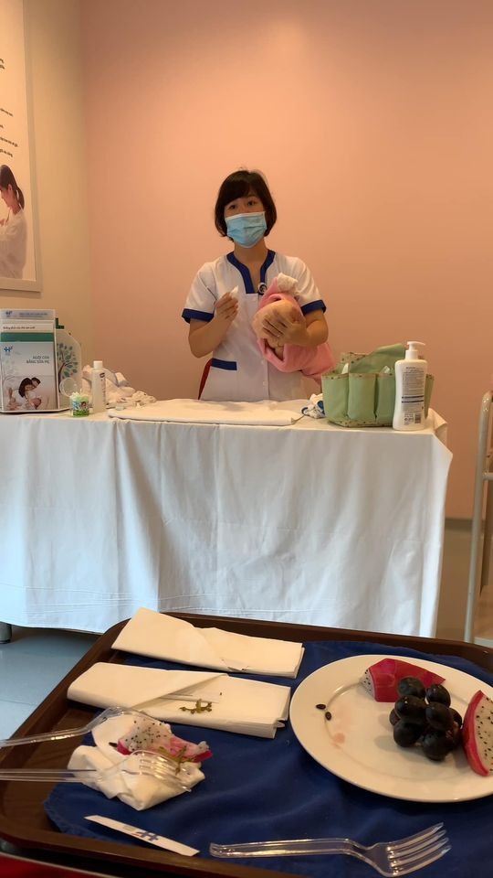 Trải qua 2 lần sinh và đều lựa chọn Việt Pháp là nơi chào đón các bạn nhỏ, nên hôm nay mình ngoi lên review về viện cho mẹ nào còn đang lăn tăn lựa chọn nhé 😉

Hồi sinh Mimi, từ 6-7w là mình đã đi khám qua kha khá bệnh viện để lựa chọn theo dõi, và khi bước chân vào VP, thì đúng như câu yêu ngay từ cái nhìn đầu tiên 😆 thiện cảm từ bảo vệ đến bác sĩ, ai ai cũng đều nhiệt tình, vui vẻ. Lúc đó viện mới chuyển sang toà nhà mới nên cái gì nhìn cũng sạch đẹp xịn xò. Nên chốt luôn không suy nghĩ. 

Đến lúc bầu Đô Đô được 6w, mình cũng lại vào viện khám. Và đáng yêu hơn là mình được khám miễn phí lần đó (mặc dù lúc đó chưa mua gói) ❤️

Cả 2 lần bầu mình đều đăng ký gói theo dõi từ 12w, và đều được khám sớm từ 7-8w. Và cả 2 lần mình đều theo bác sĩ Nghị siêu nhẹ nhàng & tình cảm. Lần nào siêu âm xong cũng được bác lau hộ gel siêu âm. Bởi lẽ với 1 bà bầu bụng to chềnh ềnh, lau hết đống gel đấy khá khó khăn, nên lúc nào cũng được bác làm giúp. Ngoài ra mình thấy các bsi ở VP cực biết ý khi siêu âm cho sản phụ, các bác sẽ chỉ để đèn phía gần cửa ra vào và kéo rèm che để trong phòng chỉ hơi mờ mờ, cho sản phụ đỡ ngại ngùng ☺️

Trong cả quá trình theo dõi thai, bất kỳ lúc nào mình k yên tâm hoặc có vấn đề gì khác lạ, mình đều đặt lịch khám thêm ngoài lịch hẹn với bsi, và 1-2 lần khám cấp cứu, và đều không bị phát sinh chi phí gì.
Hôm sinh, thật ra cũng chỉ là 1 lần đến khám ngoài giờ cho yên tâm, vì cả 2 bạn mình đều có cơn gò từ khá sớm. Trên đường ra viện còn lỡ mồm hỏi chồng nhỡ nay đẻ luôn thì sao nhỉ. Và y như rằng, vào khám cơn gò đã dầy, bsi yêu cầu mổ luôn 🤣🤣, vậy là chẳng kịp xem ngày xem giờ gì hết 😂 

Sau đó mình được đưa về phòng, vì là thời điểm dịch nên viện sắp xếp mỗi sản phụ một phòng, nên mặc dù là phòng đôi, nhưng cũng chỉ có mình mình ở, rộng thênh thang. Mình được phát áo mổ & đi tắm sát khuẩn. Trong viện đã chuẩn bị đầy đủ đồ vệ sinh cá nhân từ bàn chải, dầu gội, sữa tắm,... đến bỉm mẹ bỉm con, bvs,... nên các bạn chẳng phải mang gì ngoài cái bụng bầu và một tâm hồn đẹp cả 😆

Nghe đồn phòng mổ VP đẹp lắm, như phim hàn xẻng. Nhưng với đứa cận lòi như mình, mặc dù vào đến 2 lần, nhg đều chẳng chiêm ngưỡng được độ đẹp của nó 😢 chỉ thấy mờ mờ là ờ, cũng sáng đó, rộng đó, còn lại chả rõ cái moẹ gì. Phòng mổ vô trùng nên rất lạnh nhé, nhưng yên tâm ở VP các bạn sẽ được đắp chăn ấm, và được luồn ống sưởi vào chăn ạ. Các bác sĩ y tá phòng mổ cũng rất vui vẻ, vừa làm vừa buôn đủ thứ chuyện với mình, cho mình đỡ căng thẳng. Gây tê thì cực nhẹ nhàng, mình chỉ bị nhói 1 cái lúc chọc kim thôi. Sau đó là nửa thân dưới bắt đầu tê và mất cảm giác. Lần này mình mổ cấp cứu bác Hằng. Ban đầu mình cũng định gọi bác Nghị mà mình theo dõi từ đầu mổ cho mình, nhg nghe được y tá bảo bác mới trực cả đêm qua với hôm nay, nên lúc đó mình lại thôi. Nhưng bác Hằng mổ cũng khá ok, trừ việc lúc khâu bác để thành 2 đoạn chỉ, làm hôm đi rút chỉ mình khá đau, mà còn phải chịu tận 2 lần 😢

Sau khi bác sĩ vào thì bắt đầu mổ, mình được chắn tấm chắn ở trc mặt nên chẳng nhìn thấy gì, chỉ nghe tiếng dao, tiếng hút, rồi bắt đầu lôi lôi kéo kéo 1 lúc thì bỗng nhẹ bẫng cả bụng, tiếng thằng con ré lên. Cuối cùng cũng xong 😌

Em bé được hút dịch, lau gây rồi được hộ sinh bế ra cho mẹ nhìn mặt. Nhưng khổ nỗi con mẹ cận lòi, chưa nhìn rõ mặt con, các cô đã bế đi chăm sóc sơ sinh luôn rồi 😂 Sau khi bé được vệ sinh, kiểm tra thì được đẩy về phòng gặp bố. Nhưng do dịch nên bố không được bế em, không được tiếp da, chỉ được nhìn 1 lát là bị các cô mời về. Còn em bé sẽ được đưa về phòng sơ sinh nằm lồng.

Sau khi đưa em bé ra, việc còn lại là vệ sinh & khâu, mất khoảng 1 tiếng thì mình được đẩy về hậu phẫu theo dõi 2 tiếng. Vì mình mổ nửa đêm nên lúc mổ mình buồn ngủ lắm luôn, vừa nằm mổ vừa ngủ gật mất mấy lần 🤣 nhg đến lúc về hậu phẫu thì lại mong ngóng con chẳng ngủ được. Đến 2h sáng thì mình được về phòng, tiếp da và cho con ti mẹ. Trong đêm đầu tiên đấy, khoảng 30p-1 tiếng hộ sinh lại vào để kiểm tra sản dịch, huyết áp và truyền thuốc.

Và mặc dù sinh mổ nhưng mình k hề đau. Nghe mng bảo mổ lần 2 đau hơn lần 1 nhưng cá nhân mình thấy cả 2 lần đều k đau, lần 2 mình còn cảm thấy k đau bằng lần 1. Sau khi rút ống thông tiểu là mình đi lại đc rồi, chỉ có lúc mới đi đấy thì hơi đau chút, còn sau đó thì đi lại phăm phăm, đứng lên ngồi xuống cũng khá nhẹ nhàng. Ở VP mới có tiêm giảm đau cơ vuông khi mổ, nhg mình không dky ạ.

4 ngày lưu viện, mặc dù ở 1 mình và người nhà không được vào, nhưng mọi việc đều được các chị hộ sinh chăm sóc cẩn thận. Bất kì việc gì đều có thể gọi nhờ các chị, từ chị ơi, đỡ em vào phòng tắm, đến chị ơi, thay bỉm cho bé hộ em, lấy cho em bình sữa cho bé, trông bé giúp em,...

Ở VP,  các bé được ưu tiên sữa mẹ hơn cả. Các mẹ được khuyến khích kích sữa và chờ cho con ti sữa non. Nếu gửi bé cho các cô chăm, các cô đều sẽ hỏi bé ti mẹ hay ti sct, nếu bé khóc đòi ăn thì các cô sẽ đưa về cho bé ti mẹ. Mẹ còn được hướng dẫn cách massage gọi sữa, chỉnh khớp ngậm cho bé, hướng dẫn cách tắm & vệ sinh cho bé.

Ngoài ra ở VP còn có phòng hút sữa cực xịn xò, đầy đủ từ máy hút sữa, đèn hồng ngoại, máy tiệt trùng uv, máy hâm sữa đến máy rửa bình, tủ trữ sữa mẹ. Nhờ mấy ngày ở viện tích cực chiếu đèn hồng ngoại và kích sữa, trộm vía sữa về nhanh hơn nhiều. 

Hôm ra viện, mọi thủ tục ra viện đều được các chị lễ tân làm từ a-z, hoàn thiện thủ tục mình chỉ việc ra ký giấy tờ và có thể xuất viện về nhà. Do dịch nên khi xuất viện người nhà cũng chỉ được đỗ xe dưới sảnh đón, nên mình sẽ được ngồi xe đẩy và đưa xuống tận xe. 

Về chi phí sinh ở VP, thì mình đky gói theo dõi từ 12w sinh thường là 46tr900, mình được giảm 3tr là còn 43tr900. Tuy nhiên mình là đẻ mổ nên hôm nhập viện phải thanh toán thêm 15tr300. Ngoài ra phát sinh thêm 1 số chi phí thuốc cho mẹ và 2 mũi tiêm lao, vgb cho bé, tổng phát sinh thêm khoảng 5triệu. 

Trước bầu mình có mua bảo hiểm thai sản, được thanh toán khá nhiều ~ 43triệu. Nên tính ra khá là lợi 😇

Túm lại, trải nghiệm 2 lần sinh tại VP thật sự là xứng đáng. Nhg hy vọng sẽ không có lần thứ 3 🤣🤣🤣