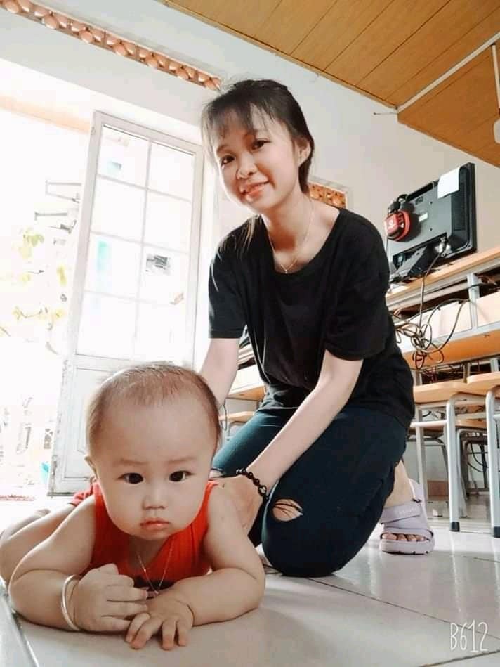 Xin chào mọi người 😊😊em là mẹ đơn thân, em có thai ngoài ý muốn..Bạn trai không chịu trách nhiệm nên em nuôi con 1 mình. Lúc đi sinh đi một mình mai mắn gặp được chị single mom chăm em vài hôm..còn lai mẹ con em lay lất đến khi con em được 4 tháng em đi làm.Nhờ trời thương nên em xin được việc hiện em đang dạy ở trung tâm .Em đang sống ở Bình Dương.Đến giờ con được 14 tháng cuộc sống gọi là tạm ổn.Tương lai dự định tự nuôi con một mình không phiền đến bố mẹ hãy người yêu cũ. Em cũng đang tìm ba cho con em( tìm ba cho con chứ không phải tìm chồng cho em).😊😊😊
Em tên là Huỳnh Thị Mỹ Duyên
Còn em tên Huỳnh Thiên Tâm