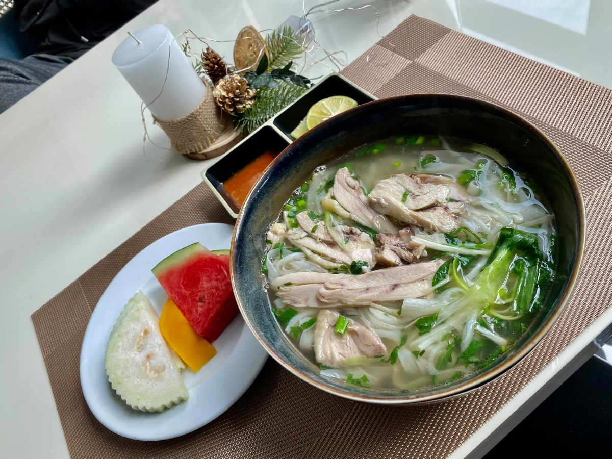 [Rì-viu sinh mổ Bảo Sơn]

Sau khi được trải nghiệm đủ cả sinh mổ và sinh thường thì em xin được phép kết luận: đối với em, sinh thường kinh khủng hơn các mẹ ưiii 😅
Lần 1 sinh thường ở Sản HN e khá ưng ý, cuộc đẻ được quan tâm và lúc nào bác sĩ em chọn cũng túc trực hỏi han. Tuy nhiên phòng sau sinh chật, khu dịch vụ cũng quá đông đúc nên cảm giác hơi ngộp. Viện công nhưng chi phí khu dv cũng khá cao (trên 20tr cho sinh thường), thủ tục thanh toán lâu nên chồng em phải chạy hơi vất 😅. Lần đầu sinh dễ nên lần 2 e quyết định "đi hưởng" ở viện tư 😆

A. Đăng kí

Em chọn Bảo Sơn vì ngay gần nhà (5' ra đến nơi) và còn gần cả Sản Hn, Nhi tw nên nếu có vấn đề gì thì chuyển viện cực nhanh 😝

Đến viện, nhìn cơ sở vật chất, đội ngũ đón tiếp và bề dày kinh nghiệm của y bác sĩ đầu ngành đỉnh quá nên em quyết định đăng kí trọn gói từ 12w luôn.

Được nhiều ưu đãi và giảm giá từ hội chợ nữa nên gói thăm khám từ 12w đến khi sinh xong của e chỉ còn trên dưới 20tr. Quá rẻeeeeee!!!
20tr ở đây ko chỉ để đi đẻ nhé ạ hihi

Khám và chăm sóc a-z từ thời điểm đăng kí gói cho đến khi sinh xong và tái khám sau sinh luôn. Vô cùng kinh tế 🥰

Cực kì thích bs siêu âm của BS, lần nào cũng kiên trì cho xem mặt e bé, chỉ rõ từng bộ phận và giải thích tỉ mỉ.

Mỗi lần đi khám còn được ăn uống no nê free bên khách sạn Bảo Sơn ngay cạnh nữa. Mê đồ ăn ở đây vô cùng, nhất là phở và và súp bí đỏ 😋
Cả thai kì em được bs Nguyễn Hữu Cốc - Nguyên Phó khoa đẻ viện Sản tw (Thầy thuốc ưu tú - Giảng viên cao cấp ĐH Y HN môn phụ sản) trực tiếp khám và sau là mổ đẻ cho e luôn 😝 Bác tuy lớn tuổi nhưng cực kì nhanh nhẹn và nhẹ nhàng, hỏi gì cũng kiên nhẫn trả lời bằng hết 😆

B. Đẻee!!!

Em bé Mơ siêu nghịch nên nhất định phải nằm ngang chứ ko chịu quay đầu 🤣

Trước mổ:

Em được bs giải thích về những nguy cơ đối với thai ngôi ngang nên quyết định mổ luôn chứ ko chờ đến khi chuyển dạ nữa. (Mọi người có thể gg search để thấy sự nguy hiểm khi thai nằm ngôi ngang ạ 🥲)
38w3d lên bàn mổ!

Trong mổ:

Thật sự ca mổ nhẹ tựa lông hồng, ko kinh khủng như những gì em đọc và tưởng tượng 🙂 Từ gây tê tuỷ sống, mổ, khâu đều rất nhẹ nhàng. Các bs và các cô hộ sinh cùng trò chuyện với em rôm rả trong phòng mổ nên thấy ko sợ tí nào. 

Sau mổ:

Sau khi mổ xong được chuyển về nằm hậu phẫu 4-6 tiếng đến khi cử động được chân thì về phòng với con. Trong lúc đó, chồng em ở tầng dưới đón con và da kề da liên tục chờ em về. Đây là dv e ưng ý nhất! Chứ ở viện Sản con được tiếp da với mẹ có tí tẹo 😣

Về khoản chăm sóc sau sinh thì điểm 10 lunnn 

Bấm chuông là các cô sang hỗ trợ tất tần tật từ thay bỉm, bế bé, pha sữa, thay quần áo bé, vệ sinh cho mẹ... Chính vì thế nên 2 vợ chồng chăm nhau nhàn tênh 🤣

Ngày nào bs sản và bs nhi cũng đảo qua thăm hỏi khám xét kĩ càng cho mẹ và bé 👍🏻 À vì e đẻ mổ nên còn có bs gây tê quan tâm đặc biệt nữa kiki. 

Chế độ ăn cho sản phụ ngày 4 bữa no ko thở được. Mà đồ ăn siêu siêu siêu ngon luôn ạ! Nhiều nhà còn xin ở lại thêm vì sợ về sớm cơm cữ ko ngon đc như cơm viện 😂

Em bé trước khi ra viện còn được tặng bộ ảnh newborn. Nói thật là ko đẹp lắm, (vì mẹ cháu cũng khá cầu kì chăm chút khoản chụp ảnh sống ảo cho các cháu nên thấy vậy) nhưng có chút kỉ niệm lưu lại khoảnh khắc cho con cũng thấy vui.

Sau sinh còn được tặng quà, tái khám free, khám dinh dưỡng free cho mẹ và bé trong 1 năm.

Nói chung là ưng tất tật các dv sau sinh của Bảo Sơn ^^ 

C. Thủ tục + chi phí

Tất cả các thủ tục ở đây đều nhanh gọn lẹ, việc của chồng em khi thanh toán chỉ là mang thẻ xuống quẹt chứ ko phải chạy khắp nơi như lần đầu 👍🏻

Chi phí:
Gói sinh thường từ 12w e đã thanh toán trước 20tr
Sau đó chuyển mổ +13tr chi phí chênh lệch
Sử dụng các dịch vụ sau sinh: giảm đau, plasma, sàng lọc, thuốc cho mẹ và bé sau khi xuất viện, một số khoản khác... 
BHYT trừ hơn 1tr
--- 
Tổng chi phí trên dưới 40tr cho 1 cuộc nghỉ dưỡng siêu ưng ý!
---
Lần này đẻ mổ thấy đỡ đau và khoẻ hơn lần 1 đẻ thường. Ngay sau khi xuất viện đã lên xuống cầu thang ok rồi ạ, chứ đẻ thường e lê lết cả tháng trời 😮‍💨

Mới đẻ hơi mất não nên chắc quên nhiều chi tiết, mẹ nào cần thêm thông tin cứ hỏi nhiệt tình nhé 😝