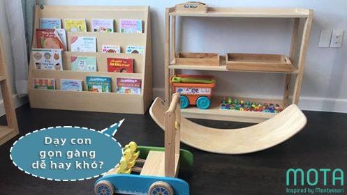 💁‍♀️💁‍♀️💁‍♀️DẠY CON GỌN GÀNG- DỄ HAY KHÓ❓❓❓

🐝Việc dạy trẻ gọn gàng, ngăn nắp ngay từ khi con còn nhỏ sẽ giúp con hình thành tính tự giác, trách nhiệm và đồng thời tạo điều kiện cho con có sự cẩn thận, chỉnh chu hơn trong cuộc sống tương lai sau này.

🐝Người lớn thường có những thói quen tưởng chừng như vô hại. Nhưng thật ra lại vô cùng có hại với con, như là ngủ dậy không gấp chăn màn, để giường ngủ bề bộn. Hay đi làm về mệt quá, vứt giày dép và túi xách lung tung...

👉Những hành động này vô tình khiến con nghĩ là đúng, bắt chước nó và lâu dần sẽ trở thành thói quen của con khi lớn lên.

🦆Để dạy cho con sự gọn gàng, cha mẹ phải luôn là người làm mẫu cho con. Trẻ con thường bắt chước mỗi hành động và lời nói của người lớn nhất là ba mẹ. Vậy nên ba mẹ làm gì, thì con sẽ làm y như vậy, ba mẹ phải chú ý và cẩn thận những hành động, thói quen của mình. Nếu ba mẹ là những người gọn gằng ngăn nắp, con sẽ tiếp thu những điều này rất nhanh.

🐥Hướng dẫn trẻ từ những việc đơn giản đúng độ tuổi. Ví dụ như hướng dẫn trẻ sắp xếp tủ quần áo, kệ học cụ, kệ dép dọn gàng ngăn nắp. Cất sách đúng vị trí như ban đầu sau khi đã đọc xong. Cất mũ, balo, dày dép đúng nơi sau khi ra ngoài về.

🐣Bất cứ đồ dùng hay đồ chơi đều được cất đúng chỗ khi không dùng tới.

🐣Vừa làm vừa giải thích lợi ích của những việc làm đó.

🐣Hãy khen ngợi đúng cách khi con làm tốt công việc được giao.

🙊Tuy nhiên, ba mẹ cũng cần tránh càm ràm hay phàn nàn khi con bừa bãi. Điều này, khiến con sẽ ghét việc dọn dẹp hơn. Đừng chỉ trích quá đáng khi con phạm sai lầm khiến con bị tổn thương.

🙊Khi con đang tập trung chơi một cái gì đó, không nên dừng con lại chỉ vì con làm bừa bộn. Hãy nhẹ nhàng nhắc nhở con “Con nhớ dọn dẹp xong khi chơi xong nhé!”

🙊Không nên gay gắt chỉ trích vợ hoặc chồng bừa bãi lộn xộn trước mặt con. Điều này, khiến con thấy mình cũng giống ba/ mẹ. Hơn nữa, lại khiến trẻ quen với việc càm ràm, chỉ trích người khác.

👩‍👩‍👧‍👧Một điều đơn giản và thực tế nhất để dạy con cái tính gọn gàng ngăn nắp đó là nhà cửa của bạn luôn phải gọn gàng, sạch sẽ. Đối với góc học tập của con nên có các kệ, khay gỗ để khi con học xong con sẽ tự có ý thức sắp xếp cất lại vị trí cũ như cách cha mẹ đã từng làm. 

Cha mẹ phải luôn chỉnh chu trong từng hành vi và lối sống thì con cái mới từ đó mà ý thức được việc gọn gàng, ngăn nắp. Mota hi vọng rằng, bài viết này sẽ giúp các bậc cha mẹ thấy đơn giản hơn trong việc dạy con tính gọn gàng ngăn nắp. Để các em bé của chúng ta sẽ trở thành những người lớn có ý thức, có trách nhiệm và chỉnh chu trong cuộc sống tương lai.

🌸Theo giáo viên Montessori của MOTA🌸