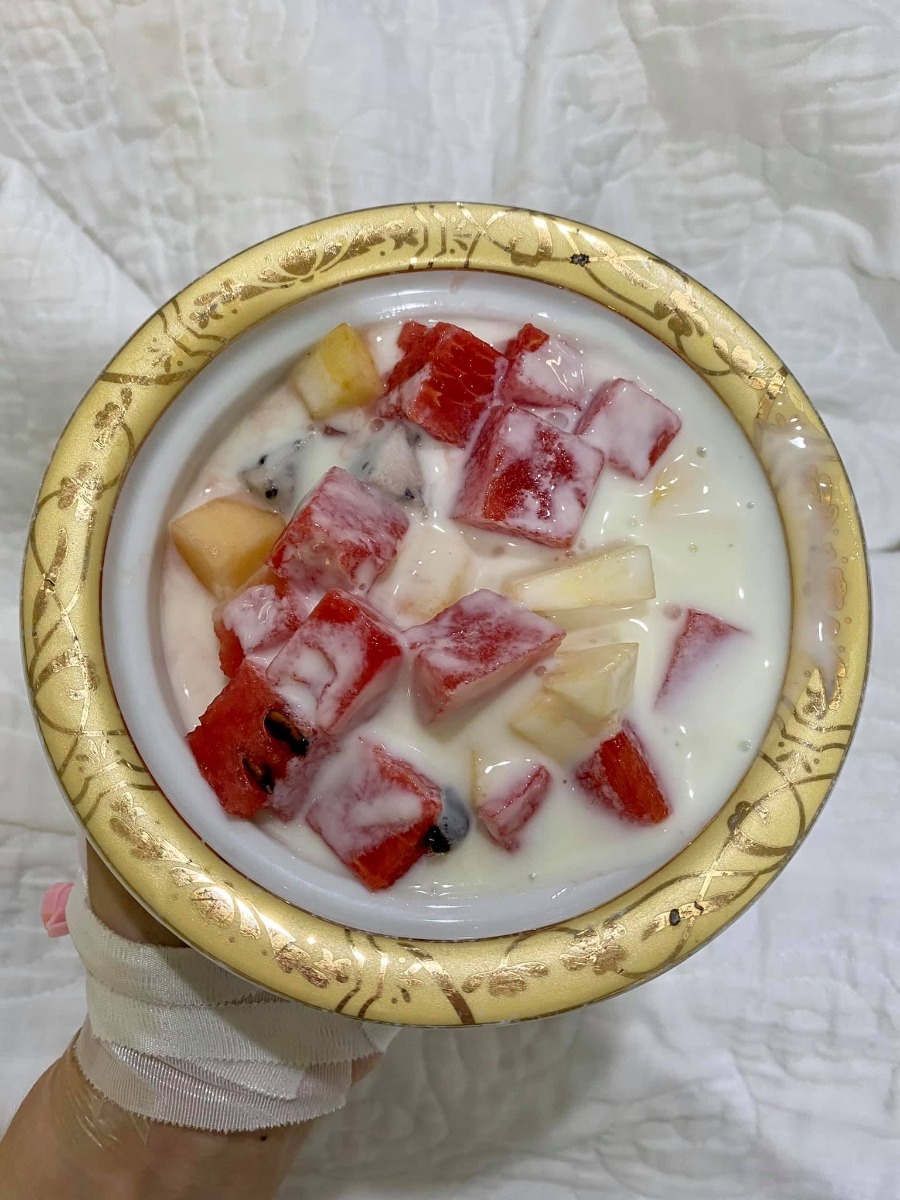 [Rì-viu sinh mổ Bảo Sơn]

Sau khi được trải nghiệm đủ cả sinh mổ và sinh thường thì em xin được phép kết luận: đối với em, sinh thường kinh khủng hơn các mẹ ưiii 😅
Lần 1 sinh thường ở Sản HN e khá ưng ý, cuộc đẻ được quan tâm và lúc nào bác sĩ em chọn cũng túc trực hỏi han. Tuy nhiên phòng sau sinh chật, khu dịch vụ cũng quá đông đúc nên cảm giác hơi ngộp. Viện công nhưng chi phí khu dv cũng khá cao (trên 20tr cho sinh thường), thủ tục thanh toán lâu nên chồng em phải chạy hơi vất 😅. Lần đầu sinh dễ nên lần 2 e quyết định "đi hưởng" ở viện tư 😆

A. Đăng kí

Em chọn Bảo Sơn vì ngay gần nhà (5' ra đến nơi) và còn gần cả Sản Hn, Nhi tw nên nếu có vấn đề gì thì chuyển viện cực nhanh 😝

Đến viện, nhìn cơ sở vật chất, đội ngũ đón tiếp và bề dày kinh nghiệm của y bác sĩ đầu ngành đỉnh quá nên em quyết định đăng kí trọn gói từ 12w luôn.

Được nhiều ưu đãi và giảm giá từ hội chợ nữa nên gói thăm khám từ 12w đến khi sinh xong của e chỉ còn trên dưới 20tr. Quá rẻeeeeee!!!
20tr ở đây ko chỉ để đi đẻ nhé ạ hihi

Khám và chăm sóc a-z từ thời điểm đăng kí gói cho đến khi sinh xong và tái khám sau sinh luôn. Vô cùng kinh tế 🥰

Cực kì thích bs siêu âm của BS, lần nào cũng kiên trì cho xem mặt e bé, chỉ rõ từng bộ phận và giải thích tỉ mỉ.

Mỗi lần đi khám còn được ăn uống no nê free bên khách sạn Bảo Sơn ngay cạnh nữa. Mê đồ ăn ở đây vô cùng, nhất là phở và và súp bí đỏ 😋
Cả thai kì em được bs Nguyễn Hữu Cốc - Nguyên Phó khoa đẻ viện Sản tw (Thầy thuốc ưu tú - Giảng viên cao cấp ĐH Y HN môn phụ sản) trực tiếp khám và sau là mổ đẻ cho e luôn 😝 Bác tuy lớn tuổi nhưng cực kì nhanh nhẹn và nhẹ nhàng, hỏi gì cũng kiên nhẫn trả lời bằng hết 😆

B. Đẻee!!!

Em bé Mơ siêu nghịch nên nhất định phải nằm ngang chứ ko chịu quay đầu 🤣

Trước mổ:

Em được bs giải thích về những nguy cơ đối với thai ngôi ngang nên quyết định mổ luôn chứ ko chờ đến khi chuyển dạ nữa. (Mọi người có thể gg search để thấy sự nguy hiểm khi thai nằm ngôi ngang ạ 🥲)
38w3d lên bàn mổ!

Trong mổ:

Thật sự ca mổ nhẹ tựa lông hồng, ko kinh khủng như những gì em đọc và tưởng tượng 🙂 Từ gây tê tuỷ sống, mổ, khâu đều rất nhẹ nhàng. Các bs và các cô hộ sinh cùng trò chuyện với em rôm rả trong phòng mổ nên thấy ko sợ tí nào. 

Sau mổ:

Sau khi mổ xong được chuyển về nằm hậu phẫu 4-6 tiếng đến khi cử động được chân thì về phòng với con. Trong lúc đó, chồng em ở tầng dưới đón con và da kề da liên tục chờ em về. Đây là dv e ưng ý nhất! Chứ ở viện Sản con được tiếp da với mẹ có tí tẹo 😣

Về khoản chăm sóc sau sinh thì điểm 10 lunnn 

Bấm chuông là các cô sang hỗ trợ tất tần tật từ thay bỉm, bế bé, pha sữa, thay quần áo bé, vệ sinh cho mẹ... Chính vì thế nên 2 vợ chồng chăm nhau nhàn tênh 🤣

Ngày nào bs sản và bs nhi cũng đảo qua thăm hỏi khám xét kĩ càng cho mẹ và bé 👍🏻 À vì e đẻ mổ nên còn có bs gây tê quan tâm đặc biệt nữa kiki. 

Chế độ ăn cho sản phụ ngày 4 bữa no ko thở được. Mà đồ ăn siêu siêu siêu ngon luôn ạ! Nhiều nhà còn xin ở lại thêm vì sợ về sớm cơm cữ ko ngon đc như cơm viện 😂

Em bé trước khi ra viện còn được tặng bộ ảnh newborn. Nói thật là ko đẹp lắm, (vì mẹ cháu cũng khá cầu kì chăm chút khoản chụp ảnh sống ảo cho các cháu nên thấy vậy) nhưng có chút kỉ niệm lưu lại khoảnh khắc cho con cũng thấy vui.

Sau sinh còn được tặng quà, tái khám free, khám dinh dưỡng free cho mẹ và bé trong 1 năm.

Nói chung là ưng tất tật các dv sau sinh của Bảo Sơn ^^ 

C. Thủ tục + chi phí

Tất cả các thủ tục ở đây đều nhanh gọn lẹ, việc của chồng em khi thanh toán chỉ là mang thẻ xuống quẹt chứ ko phải chạy khắp nơi như lần đầu 👍🏻

Chi phí:
Gói sinh thường từ 12w e đã thanh toán trước 20tr
Sau đó chuyển mổ +13tr chi phí chênh lệch
Sử dụng các dịch vụ sau sinh: giảm đau, plasma, sàng lọc, thuốc cho mẹ và bé sau khi xuất viện, một số khoản khác... 
BHYT trừ hơn 1tr
--- 
Tổng chi phí trên dưới 40tr cho 1 cuộc nghỉ dưỡng siêu ưng ý!
---
Lần này đẻ mổ thấy đỡ đau và khoẻ hơn lần 1 đẻ thường. Ngay sau khi xuất viện đã lên xuống cầu thang ok rồi ạ, chứ đẻ thường e lê lết cả tháng trời 😮‍💨

Mới đẻ hơi mất não nên chắc quên nhiều chi tiết, mẹ nào cần thêm thông tin cứ hỏi nhiệt tình nhé 😝