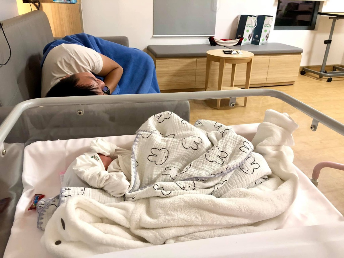 REVIEW ĐẺ MỔ BV HỒNG NGỌC - PHÚC TRƯỜNG MINH 😎

Mình đẻ từ 4/7. Nay mới ngoi lên kể lể chút về trải nghiệm đi đẻ ở đây 😂

Mình là thai đôi, đăng ký gói 36w đẻ mổ lần 1 - giá trong gói là 48,5tr - được giảm 10% vì đky nhóm 3 mẹ còn 43,650tr. Tập 1 là đẻ thường nên chưa có kinh nghiệm đẻ mổ phát nào nên đến ngày mổ cũng có chút lo lắng.

Mình đky khám và mổ bsy Tú. Trước ngày mổ 1 ngày bệnh viện sẽ gọi điện hẹn 11h trưa hôm sau. Dặn dò về vấn đề nhịn ăn uống, vào sớm trước 2 tiếng và giấy tờ, đồ đạc cần mang theo.

Đến hẹn m vào viện. Khám, siêu âm và chạy máy lần cuối. Trong lúc này người nhà đi nộp giấy tờ và làm thủ tục nhận phòng. Đợt này đang khuyến mãi nên các mẹ auto đều có phòng riêng. Vì nhà m sinh đôi nên up lên phòng Deluxe cho rộng, phát sinh thêm 1,250tr x 3 đêm.

Chạy máy xong thì các cô hộ lý sẽ thụt cho mẹ rồi phát quần áo, bỉm, giày dép để mẹ thay ạ. Hôm m đi mổ chắc ngày đẹp nên khá đông. Vào phòng hậu phẫu truyền nước chờ đến lượt đẻ mà ngủ đc 1 giấc. Khoảng 11h40 thì các bạn đập dậy “Chị ơi đi đẻ thôi”

Vào phòng phẫu thật thấy bác Tú đang chờ sẵn, trông bác hơi mệt, bác bảo sáng nay mổ 4-5 ca gì đó, chiều lại chiến tiếp… Các bạn trong ekip bắt đầu tiến hành các bước: tiêm gây tê màng cứng, gắn các loại dây dợ. Lúc tiêm hơi nhói tý, tầm 5p sau mất dần cảm giác là bác Tú bắt đầu mổ. Trong quá trình mổ có 1 bạn đứng buôn chuyện với mình. Mổ thì ko có cảm giác gì, nhanh lắm ạ. Khoảng 12 đã thấy bụng rút dần và 1 bạn oe oe, 3 phút sau bạn còn lại cũng lộ diện. Các cô lau qua cho 2 bạn rồi cho da kề da với mẹ và hỗ trợ 2 bạn tu ti mẹ luôn. 

Cậu anh rất hợp tác nhưng cậu em còn chưa quen, nên sau đó dù khâu xong xuôi các cô vẫn cố hỗ trợ cậu em và để em tu ti mẹ đc ít nhất 15p 😂. Khâu xong bác Tú chúc mừng 3 mẹ con và các bạn trong ekip làm nốt các việc còn lại. Sau đó bé đc bế ra cho người nhà nhìn và đưa về p chăm sóc sau sinh, mẹ thì về phòng hậu phẫu nằm theo dõi 3 tiếng.

Mổ xong lạnh run thực sự ạ. Nhưng tầm 1 tiếng sau thì lại nóng vã mồ hôi nên m ngủ chập chờn. Có các bạn nhân viên thấy m tỉnh rồi ra ngồi buôn chuyện cùng. Mãi cũng hết 3 tiếng đc về phòng gặp con và gặp người nhà.

Mổ buổi trưa đến đêm thì thuốc giảm đau hết tác dụng, m bắt đầu thấy nhức dần. Nghĩ chịu được nên ko ấn nút gọi y tá. Mãi gần sau đau vã mồ hôi mới ấn chuông thì các bạn vào nhét thuốc cho… Nên các mẹ mổ đau thì cứ mạnh dạn ấn gọi cô hỗ trợ nhé. Bsy Tú cũng dặn là “em ko cần tiết kiệm thuốc cho bệnh viện thế đâu” 😂. Sáng hôm sau thì m thấy cũng đỡ rồi nên chỉ gọi nhét thuốc đúng 1 lần đó thôi.

Một ngày sẽ có cực kỳ nhiều lượt bsy, y tá, hộ lý, mang đồ ăn, dọn phòng vào để thăm khám, làm nhiệm vụ của họ các mẹ nhé. Bé sẽ được các cô tắm vào buổi sáng. Mẹ đc chiếu tia plasma 4 lần. Vết mổ gọn lắm ạ 🥰. 

 Về dịch vụ thì ko có gì để chê cả. Ngày 3 bữa chính 2 bữa phụ đa dạng, tuỳ các mom chọn. Người nhà thì lên tầng 4 ăn. Em update hình ảnh 1 vài bữa cơm ở viện ạ.