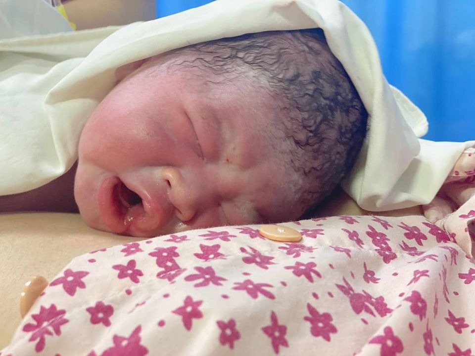 Đúng là không đi đẻ ở đâu vừa rẻ mà dvu tốt như ở sản 1 thanh nhàn 
E sinh ngày 27/6 nhưng hnay mới lên review cho các mẹ nên đẻ sản 1 ạ
Từ nhà e đi lên viện và đến khi con chào đời trong vòng 15’ quá nhanh cho 1 cuộc đi đẻ
 Đội ngũ Bsi đỡ đẻ cung rất ân cần chỉ bảo e cách dặn nên chỉ trong vòng 15’ đã sinh và e k bị rạch( rất là may vì con e cung co 2,8 kg nên k bị rạch tsm)
Sau khi sinh e đi lại bình thường chỉ hơi đau chút dạ con các cô y tá và bsi ngày nao cung ktra hỏi thăm sk nên khá là yên tâm luôn ạ
Luc sinh song lại được cô y tá chụp cho 2 mẹ con quả ảnh đẹp hết sức k nghĩ đi đẻ lại co tấm hình đẹp luu lại nv 
E thi chọn nằm phòng 350k 9 giường rộng rãi va rất sạch sẽ chẳng khác bệnh viện 5 sao. Tối ng nhà o lại trông bé còn co giường bên cạnh nằm thoả mái 
Nói chung là tập 1 và 2 chọn sản 1 nên dù co tâp 3 thi e vẫn chọn sản 1 🥰