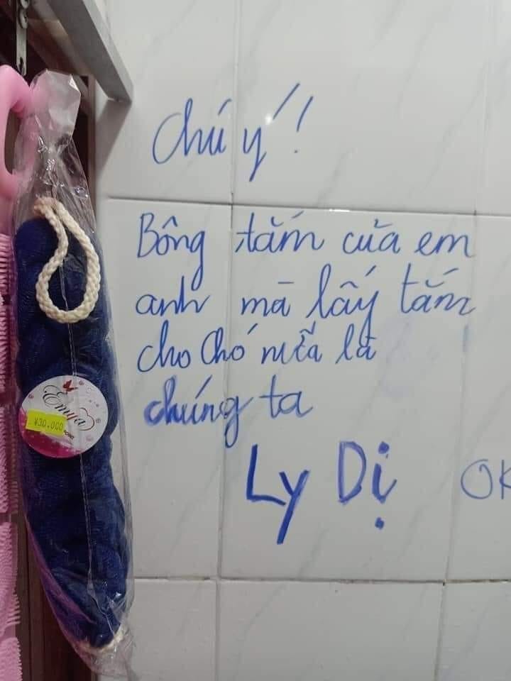 Chả hiểu sao vợ chồng sống chung với nhau, em chỉ xài ké bông tắm của vợ để tắm cho bé chó thôi mà căng thế.
Chả nhẽ em sai mất rồi ạ 🙁