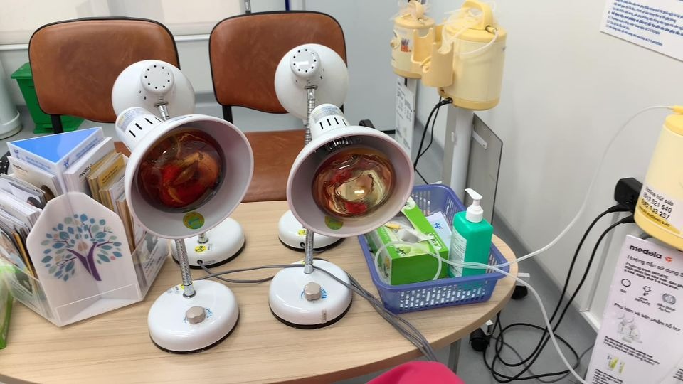 Trải qua 2 lần sinh và đều lựa chọn Việt Pháp là nơi chào đón các bạn nhỏ, nên hôm nay mình ngoi lên review về viện cho mẹ nào còn đang lăn tăn lựa chọn nhé 😉

Hồi sinh Mimi, từ 6-7w là mình đã đi khám qua kha khá bệnh viện để lựa chọn theo dõi, và khi bước chân vào VP, thì đúng như câu yêu ngay từ cái nhìn đầu tiên 😆 thiện cảm từ bảo vệ đến bác sĩ, ai ai cũng đều nhiệt tình, vui vẻ. Lúc đó viện mới chuyển sang toà nhà mới nên cái gì nhìn cũng sạch đẹp xịn xò. Nên chốt luôn không suy nghĩ. 

Đến lúc bầu Đô Đô được 6w, mình cũng lại vào viện khám. Và đáng yêu hơn là mình được khám miễn phí lần đó (mặc dù lúc đó chưa mua gói) ❤️

Cả 2 lần bầu mình đều đăng ký gói theo dõi từ 12w, và đều được khám sớm từ 7-8w. Và cả 2 lần mình đều theo bác sĩ Nghị siêu nhẹ nhàng & tình cảm. Lần nào siêu âm xong cũng được bác lau hộ gel siêu âm. Bởi lẽ với 1 bà bầu bụng to chềnh ềnh, lau hết đống gel đấy khá khó khăn, nên lúc nào cũng được bác làm giúp. Ngoài ra mình thấy các bsi ở VP cực biết ý khi siêu âm cho sản phụ, các bác sẽ chỉ để đèn phía gần cửa ra vào và kéo rèm che để trong phòng chỉ hơi mờ mờ, cho sản phụ đỡ ngại ngùng ☺️

Trong cả quá trình theo dõi thai, bất kỳ lúc nào mình k yên tâm hoặc có vấn đề gì khác lạ, mình đều đặt lịch khám thêm ngoài lịch hẹn với bsi, và 1-2 lần khám cấp cứu, và đều không bị phát sinh chi phí gì.
Hôm sinh, thật ra cũng chỉ là 1 lần đến khám ngoài giờ cho yên tâm, vì cả 2 bạn mình đều có cơn gò từ khá sớm. Trên đường ra viện còn lỡ mồm hỏi chồng nhỡ nay đẻ luôn thì sao nhỉ. Và y như rằng, vào khám cơn gò đã dầy, bsi yêu cầu mổ luôn 🤣🤣, vậy là chẳng kịp xem ngày xem giờ gì hết 😂 

Sau đó mình được đưa về phòng, vì là thời điểm dịch nên viện sắp xếp mỗi sản phụ một phòng, nên mặc dù là phòng đôi, nhưng cũng chỉ có mình mình ở, rộng thênh thang. Mình được phát áo mổ & đi tắm sát khuẩn. Trong viện đã chuẩn bị đầy đủ đồ vệ sinh cá nhân từ bàn chải, dầu gội, sữa tắm,... đến bỉm mẹ bỉm con, bvs,... nên các bạn chẳng phải mang gì ngoài cái bụng bầu và một tâm hồn đẹp cả 😆

Nghe đồn phòng mổ VP đẹp lắm, như phim hàn xẻng. Nhưng với đứa cận lòi như mình, mặc dù vào đến 2 lần, nhg đều chẳng chiêm ngưỡng được độ đẹp của nó 😢 chỉ thấy mờ mờ là ờ, cũng sáng đó, rộng đó, còn lại chả rõ cái moẹ gì. Phòng mổ vô trùng nên rất lạnh nhé, nhưng yên tâm ở VP các bạn sẽ được đắp chăn ấm, và được luồn ống sưởi vào chăn ạ. Các bác sĩ y tá phòng mổ cũng rất vui vẻ, vừa làm vừa buôn đủ thứ chuyện với mình, cho mình đỡ căng thẳng. Gây tê thì cực nhẹ nhàng, mình chỉ bị nhói 1 cái lúc chọc kim thôi. Sau đó là nửa thân dưới bắt đầu tê và mất cảm giác. Lần này mình mổ cấp cứu bác Hằng. Ban đầu mình cũng định gọi bác Nghị mà mình theo dõi từ đầu mổ cho mình, nhg nghe được y tá bảo bác mới trực cả đêm qua với hôm nay, nên lúc đó mình lại thôi. Nhưng bác Hằng mổ cũng khá ok, trừ việc lúc khâu bác để thành 2 đoạn chỉ, làm hôm đi rút chỉ mình khá đau, mà còn phải chịu tận 2 lần 😢

Sau khi bác sĩ vào thì bắt đầu mổ, mình được chắn tấm chắn ở trc mặt nên chẳng nhìn thấy gì, chỉ nghe tiếng dao, tiếng hút, rồi bắt đầu lôi lôi kéo kéo 1 lúc thì bỗng nhẹ bẫng cả bụng, tiếng thằng con ré lên. Cuối cùng cũng xong 😌

Em bé được hút dịch, lau gây rồi được hộ sinh bế ra cho mẹ nhìn mặt. Nhưng khổ nỗi con mẹ cận lòi, chưa nhìn rõ mặt con, các cô đã bế đi chăm sóc sơ sinh luôn rồi 😂 Sau khi bé được vệ sinh, kiểm tra thì được đẩy về phòng gặp bố. Nhưng do dịch nên bố không được bế em, không được tiếp da, chỉ được nhìn 1 lát là bị các cô mời về. Còn em bé sẽ được đưa về phòng sơ sinh nằm lồng.

Sau khi đưa em bé ra, việc còn lại là vệ sinh & khâu, mất khoảng 1 tiếng thì mình được đẩy về hậu phẫu theo dõi 2 tiếng. Vì mình mổ nửa đêm nên lúc mổ mình buồn ngủ lắm luôn, vừa nằm mổ vừa ngủ gật mất mấy lần 🤣 nhg đến lúc về hậu phẫu thì lại mong ngóng con chẳng ngủ được. Đến 2h sáng thì mình được về phòng, tiếp da và cho con ti mẹ. Trong đêm đầu tiên đấy, khoảng 30p-1 tiếng hộ sinh lại vào để kiểm tra sản dịch, huyết áp và truyền thuốc.

Và mặc dù sinh mổ nhưng mình k hề đau. Nghe mng bảo mổ lần 2 đau hơn lần 1 nhưng cá nhân mình thấy cả 2 lần đều k đau, lần 2 mình còn cảm thấy k đau bằng lần 1. Sau khi rút ống thông tiểu là mình đi lại đc rồi, chỉ có lúc mới đi đấy thì hơi đau chút, còn sau đó thì đi lại phăm phăm, đứng lên ngồi xuống cũng khá nhẹ nhàng. Ở VP mới có tiêm giảm đau cơ vuông khi mổ, nhg mình không dky ạ.

4 ngày lưu viện, mặc dù ở 1 mình và người nhà không được vào, nhưng mọi việc đều được các chị hộ sinh chăm sóc cẩn thận. Bất kì việc gì đều có thể gọi nhờ các chị, từ chị ơi, đỡ em vào phòng tắm, đến chị ơi, thay bỉm cho bé hộ em, lấy cho em bình sữa cho bé, trông bé giúp em,...

Ở VP,  các bé được ưu tiên sữa mẹ hơn cả. Các mẹ được khuyến khích kích sữa và chờ cho con ti sữa non. Nếu gửi bé cho các cô chăm, các cô đều sẽ hỏi bé ti mẹ hay ti sct, nếu bé khóc đòi ăn thì các cô sẽ đưa về cho bé ti mẹ. Mẹ còn được hướng dẫn cách massage gọi sữa, chỉnh khớp ngậm cho bé, hướng dẫn cách tắm & vệ sinh cho bé.

Ngoài ra ở VP còn có phòng hút sữa cực xịn xò, đầy đủ từ máy hút sữa, đèn hồng ngoại, máy tiệt trùng uv, máy hâm sữa đến máy rửa bình, tủ trữ sữa mẹ. Nhờ mấy ngày ở viện tích cực chiếu đèn hồng ngoại và kích sữa, trộm vía sữa về nhanh hơn nhiều. 

Hôm ra viện, mọi thủ tục ra viện đều được các chị lễ tân làm từ a-z, hoàn thiện thủ tục mình chỉ việc ra ký giấy tờ và có thể xuất viện về nhà. Do dịch nên khi xuất viện người nhà cũng chỉ được đỗ xe dưới sảnh đón, nên mình sẽ được ngồi xe đẩy và đưa xuống tận xe. 

Về chi phí sinh ở VP, thì mình đky gói theo dõi từ 12w sinh thường là 46tr900, mình được giảm 3tr là còn 43tr900. Tuy nhiên mình là đẻ mổ nên hôm nhập viện phải thanh toán thêm 15tr300. Ngoài ra phát sinh thêm 1 số chi phí thuốc cho mẹ và 2 mũi tiêm lao, vgb cho bé, tổng phát sinh thêm khoảng 5triệu. 

Trước bầu mình có mua bảo hiểm thai sản, được thanh toán khá nhiều ~ 43triệu. Nên tính ra khá là lợi 😇

Túm lại, trải nghiệm 2 lần sinh tại VP thật sự là xứng đáng. Nhg hy vọng sẽ không có lần thứ 3 🤣🤣🤣