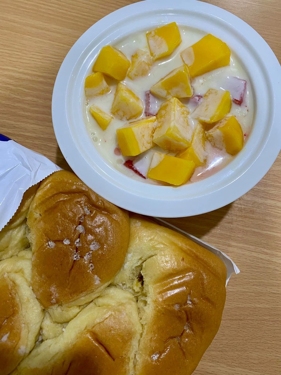 [Rì-viu sinh mổ Bảo Sơn]

Sau khi được trải nghiệm đủ cả sinh mổ và sinh thường thì em xin được phép kết luận: đối với em, sinh thường kinh khủng hơn các mẹ ưiii 😅
Lần 1 sinh thường ở Sản HN e khá ưng ý, cuộc đẻ được quan tâm và lúc nào bác sĩ em chọn cũng túc trực hỏi han. Tuy nhiên phòng sau sinh chật, khu dịch vụ cũng quá đông đúc nên cảm giác hơi ngộp. Viện công nhưng chi phí khu dv cũng khá cao (trên 20tr cho sinh thường), thủ tục thanh toán lâu nên chồng em phải chạy hơi vất 😅. Lần đầu sinh dễ nên lần 2 e quyết định "đi hưởng" ở viện tư 😆

A. Đăng kí

Em chọn Bảo Sơn vì ngay gần nhà (5' ra đến nơi) và còn gần cả Sản Hn, Nhi tw nên nếu có vấn đề gì thì chuyển viện cực nhanh 😝

Đến viện, nhìn cơ sở vật chất, đội ngũ đón tiếp và bề dày kinh nghiệm của y bác sĩ đầu ngành đỉnh quá nên em quyết định đăng kí trọn gói từ 12w luôn.

Được nhiều ưu đãi và giảm giá từ hội chợ nữa nên gói thăm khám từ 12w đến khi sinh xong của e chỉ còn trên dưới 20tr. Quá rẻeeeeee!!!
20tr ở đây ko chỉ để đi đẻ nhé ạ hihi

Khám và chăm sóc a-z từ thời điểm đăng kí gói cho đến khi sinh xong và tái khám sau sinh luôn. Vô cùng kinh tế 🥰

Cực kì thích bs siêu âm của BS, lần nào cũng kiên trì cho xem mặt e bé, chỉ rõ từng bộ phận và giải thích tỉ mỉ.

Mỗi lần đi khám còn được ăn uống no nê free bên khách sạn Bảo Sơn ngay cạnh nữa. Mê đồ ăn ở đây vô cùng, nhất là phở và và súp bí đỏ 😋
Cả thai kì em được bs Nguyễn Hữu Cốc - Nguyên Phó khoa đẻ viện Sản tw (Thầy thuốc ưu tú - Giảng viên cao cấp ĐH Y HN môn phụ sản) trực tiếp khám và sau là mổ đẻ cho e luôn 😝 Bác tuy lớn tuổi nhưng cực kì nhanh nhẹn và nhẹ nhàng, hỏi gì cũng kiên nhẫn trả lời bằng hết 😆

B. Đẻee!!!

Em bé Mơ siêu nghịch nên nhất định phải nằm ngang chứ ko chịu quay đầu 🤣

Trước mổ:

Em được bs giải thích về những nguy cơ đối với thai ngôi ngang nên quyết định mổ luôn chứ ko chờ đến khi chuyển dạ nữa. (Mọi người có thể gg search để thấy sự nguy hiểm khi thai nằm ngôi ngang ạ 🥲)
38w3d lên bàn mổ!

Trong mổ:

Thật sự ca mổ nhẹ tựa lông hồng, ko kinh khủng như những gì em đọc và tưởng tượng 🙂 Từ gây tê tuỷ sống, mổ, khâu đều rất nhẹ nhàng. Các bs và các cô hộ sinh cùng trò chuyện với em rôm rả trong phòng mổ nên thấy ko sợ tí nào. 

Sau mổ:

Sau khi mổ xong được chuyển về nằm hậu phẫu 4-6 tiếng đến khi cử động được chân thì về phòng với con. Trong lúc đó, chồng em ở tầng dưới đón con và da kề da liên tục chờ em về. Đây là dv e ưng ý nhất! Chứ ở viện Sản con được tiếp da với mẹ có tí tẹo 😣

Về khoản chăm sóc sau sinh thì điểm 10 lunnn 

Bấm chuông là các cô sang hỗ trợ tất tần tật từ thay bỉm, bế bé, pha sữa, thay quần áo bé, vệ sinh cho mẹ... Chính vì thế nên 2 vợ chồng chăm nhau nhàn tênh 🤣

Ngày nào bs sản và bs nhi cũng đảo qua thăm hỏi khám xét kĩ càng cho mẹ và bé 👍🏻 À vì e đẻ mổ nên còn có bs gây tê quan tâm đặc biệt nữa kiki. 

Chế độ ăn cho sản phụ ngày 4 bữa no ko thở được. Mà đồ ăn siêu siêu siêu ngon luôn ạ! Nhiều nhà còn xin ở lại thêm vì sợ về sớm cơm cữ ko ngon đc như cơm viện 😂

Em bé trước khi ra viện còn được tặng bộ ảnh newborn. Nói thật là ko đẹp lắm, (vì mẹ cháu cũng khá cầu kì chăm chút khoản chụp ảnh sống ảo cho các cháu nên thấy vậy) nhưng có chút kỉ niệm lưu lại khoảnh khắc cho con cũng thấy vui.

Sau sinh còn được tặng quà, tái khám free, khám dinh dưỡng free cho mẹ và bé trong 1 năm.

Nói chung là ưng tất tật các dv sau sinh của Bảo Sơn ^^ 

C. Thủ tục + chi phí

Tất cả các thủ tục ở đây đều nhanh gọn lẹ, việc của chồng em khi thanh toán chỉ là mang thẻ xuống quẹt chứ ko phải chạy khắp nơi như lần đầu 👍🏻

Chi phí:
Gói sinh thường từ 12w e đã thanh toán trước 20tr
Sau đó chuyển mổ +13tr chi phí chênh lệch
Sử dụng các dịch vụ sau sinh: giảm đau, plasma, sàng lọc, thuốc cho mẹ và bé sau khi xuất viện, một số khoản khác... 
BHYT trừ hơn 1tr
--- 
Tổng chi phí trên dưới 40tr cho 1 cuộc nghỉ dưỡng siêu ưng ý!
---
Lần này đẻ mổ thấy đỡ đau và khoẻ hơn lần 1 đẻ thường. Ngay sau khi xuất viện đã lên xuống cầu thang ok rồi ạ, chứ đẻ thường e lê lết cả tháng trời 😮‍💨

Mới đẻ hơi mất não nên chắc quên nhiều chi tiết, mẹ nào cần thêm thông tin cứ hỏi nhiệt tình nhé 😝