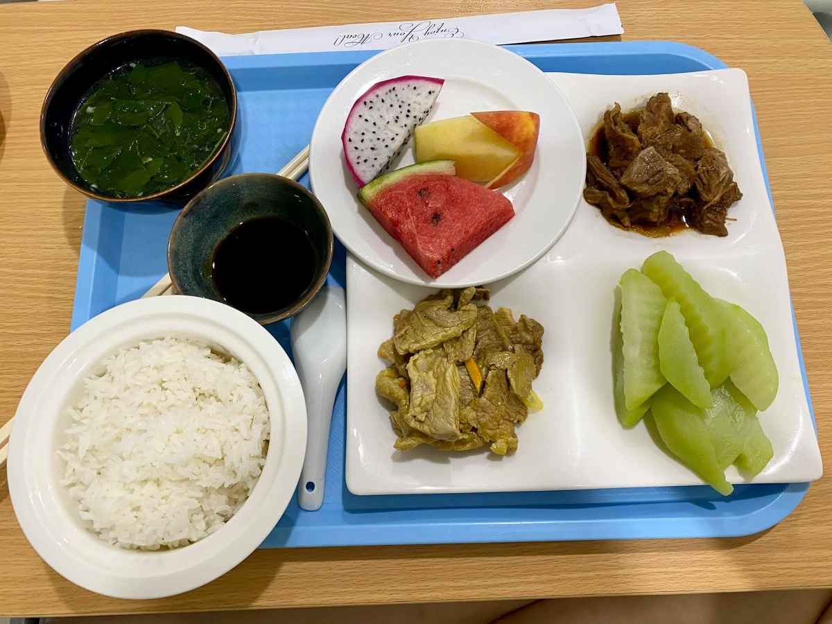 [Rì-viu sinh mổ Bảo Sơn]

Sau khi được trải nghiệm đủ cả sinh mổ và sinh thường thì em xin được phép kết luận: đối với em, sinh thường kinh khủng hơn các mẹ ưiii 😅
Lần 1 sinh thường ở Sản HN e khá ưng ý, cuộc đẻ được quan tâm và lúc nào bác sĩ em chọn cũng túc trực hỏi han. Tuy nhiên phòng sau sinh chật, khu dịch vụ cũng quá đông đúc nên cảm giác hơi ngộp. Viện công nhưng chi phí khu dv cũng khá cao (trên 20tr cho sinh thường), thủ tục thanh toán lâu nên chồng em phải chạy hơi vất 😅. Lần đầu sinh dễ nên lần 2 e quyết định "đi hưởng" ở viện tư 😆

A. Đăng kí

Em chọn Bảo Sơn vì ngay gần nhà (5' ra đến nơi) và còn gần cả Sản Hn, Nhi tw nên nếu có vấn đề gì thì chuyển viện cực nhanh 😝

Đến viện, nhìn cơ sở vật chất, đội ngũ đón tiếp và bề dày kinh nghiệm của y bác sĩ đầu ngành đỉnh quá nên em quyết định đăng kí trọn gói từ 12w luôn.

Được nhiều ưu đãi và giảm giá từ hội chợ nữa nên gói thăm khám từ 12w đến khi sinh xong của e chỉ còn trên dưới 20tr. Quá rẻeeeeee!!!
20tr ở đây ko chỉ để đi đẻ nhé ạ hihi

Khám và chăm sóc a-z từ thời điểm đăng kí gói cho đến khi sinh xong và tái khám sau sinh luôn. Vô cùng kinh tế 🥰

Cực kì thích bs siêu âm của BS, lần nào cũng kiên trì cho xem mặt e bé, chỉ rõ từng bộ phận và giải thích tỉ mỉ.

Mỗi lần đi khám còn được ăn uống no nê free bên khách sạn Bảo Sơn ngay cạnh nữa. Mê đồ ăn ở đây vô cùng, nhất là phở và và súp bí đỏ 😋
Cả thai kì em được bs Nguyễn Hữu Cốc - Nguyên Phó khoa đẻ viện Sản tw (Thầy thuốc ưu tú - Giảng viên cao cấp ĐH Y HN môn phụ sản) trực tiếp khám và sau là mổ đẻ cho e luôn 😝 Bác tuy lớn tuổi nhưng cực kì nhanh nhẹn và nhẹ nhàng, hỏi gì cũng kiên nhẫn trả lời bằng hết 😆

B. Đẻee!!!

Em bé Mơ siêu nghịch nên nhất định phải nằm ngang chứ ko chịu quay đầu 🤣

Trước mổ:

Em được bs giải thích về những nguy cơ đối với thai ngôi ngang nên quyết định mổ luôn chứ ko chờ đến khi chuyển dạ nữa. (Mọi người có thể gg search để thấy sự nguy hiểm khi thai nằm ngôi ngang ạ 🥲)
38w3d lên bàn mổ!

Trong mổ:

Thật sự ca mổ nhẹ tựa lông hồng, ko kinh khủng như những gì em đọc và tưởng tượng 🙂 Từ gây tê tuỷ sống, mổ, khâu đều rất nhẹ nhàng. Các bs và các cô hộ sinh cùng trò chuyện với em rôm rả trong phòng mổ nên thấy ko sợ tí nào. 

Sau mổ:

Sau khi mổ xong được chuyển về nằm hậu phẫu 4-6 tiếng đến khi cử động được chân thì về phòng với con. Trong lúc đó, chồng em ở tầng dưới đón con và da kề da liên tục chờ em về. Đây là dv e ưng ý nhất! Chứ ở viện Sản con được tiếp da với mẹ có tí tẹo 😣

Về khoản chăm sóc sau sinh thì điểm 10 lunnn 

Bấm chuông là các cô sang hỗ trợ tất tần tật từ thay bỉm, bế bé, pha sữa, thay quần áo bé, vệ sinh cho mẹ... Chính vì thế nên 2 vợ chồng chăm nhau nhàn tênh 🤣

Ngày nào bs sản và bs nhi cũng đảo qua thăm hỏi khám xét kĩ càng cho mẹ và bé 👍🏻 À vì e đẻ mổ nên còn có bs gây tê quan tâm đặc biệt nữa kiki. 

Chế độ ăn cho sản phụ ngày 4 bữa no ko thở được. Mà đồ ăn siêu siêu siêu ngon luôn ạ! Nhiều nhà còn xin ở lại thêm vì sợ về sớm cơm cữ ko ngon đc như cơm viện 😂

Em bé trước khi ra viện còn được tặng bộ ảnh newborn. Nói thật là ko đẹp lắm, (vì mẹ cháu cũng khá cầu kì chăm chút khoản chụp ảnh sống ảo cho các cháu nên thấy vậy) nhưng có chút kỉ niệm lưu lại khoảnh khắc cho con cũng thấy vui.

Sau sinh còn được tặng quà, tái khám free, khám dinh dưỡng free cho mẹ và bé trong 1 năm.

Nói chung là ưng tất tật các dv sau sinh của Bảo Sơn ^^ 

C. Thủ tục + chi phí

Tất cả các thủ tục ở đây đều nhanh gọn lẹ, việc của chồng em khi thanh toán chỉ là mang thẻ xuống quẹt chứ ko phải chạy khắp nơi như lần đầu 👍🏻

Chi phí:
Gói sinh thường từ 12w e đã thanh toán trước 20tr
Sau đó chuyển mổ +13tr chi phí chênh lệch
Sử dụng các dịch vụ sau sinh: giảm đau, plasma, sàng lọc, thuốc cho mẹ và bé sau khi xuất viện, một số khoản khác... 
BHYT trừ hơn 1tr
--- 
Tổng chi phí trên dưới 40tr cho 1 cuộc nghỉ dưỡng siêu ưng ý!
---
Lần này đẻ mổ thấy đỡ đau và khoẻ hơn lần 1 đẻ thường. Ngay sau khi xuất viện đã lên xuống cầu thang ok rồi ạ, chứ đẻ thường e lê lết cả tháng trời 😮‍💨

Mới đẻ hơi mất não nên chắc quên nhiều chi tiết, mẹ nào cần thêm thông tin cứ hỏi nhiệt tình nhé 😝