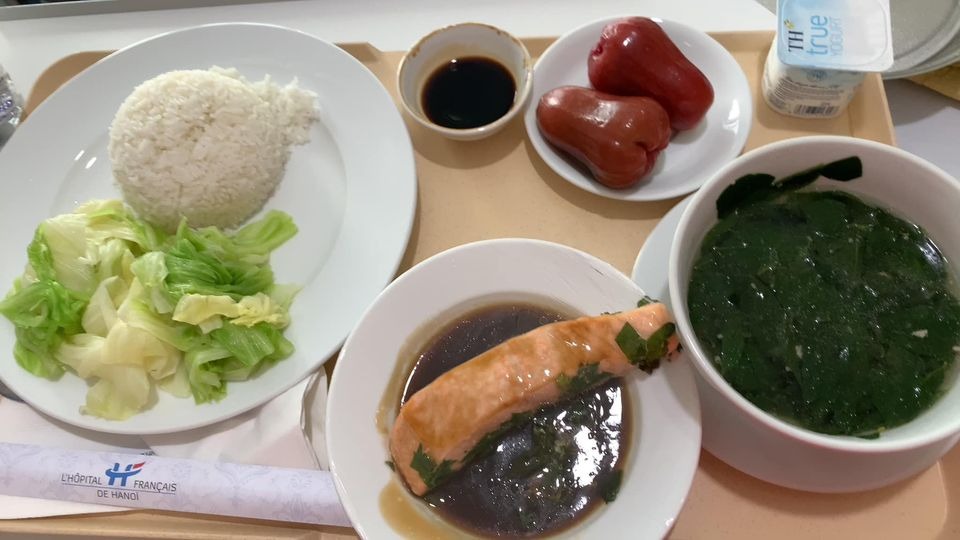 Trải qua 2 lần sinh và đều lựa chọn Việt Pháp là nơi chào đón các bạn nhỏ, nên hôm nay mình ngoi lên review về viện cho mẹ nào còn đang lăn tăn lựa chọn nhé 😉

Hồi sinh Mimi, từ 6-7w là mình đã đi khám qua kha khá bệnh viện để lựa chọn theo dõi, và khi bước chân vào VP, thì đúng như câu yêu ngay từ cái nhìn đầu tiên 😆 thiện cảm từ bảo vệ đến bác sĩ, ai ai cũng đều nhiệt tình, vui vẻ. Lúc đó viện mới chuyển sang toà nhà mới nên cái gì nhìn cũng sạch đẹp xịn xò. Nên chốt luôn không suy nghĩ. 

Đến lúc bầu Đô Đô được 6w, mình cũng lại vào viện khám. Và đáng yêu hơn là mình được khám miễn phí lần đó (mặc dù lúc đó chưa mua gói) ❤️

Cả 2 lần bầu mình đều đăng ký gói theo dõi từ 12w, và đều được khám sớm từ 7-8w. Và cả 2 lần mình đều theo bác sĩ Nghị siêu nhẹ nhàng & tình cảm. Lần nào siêu âm xong cũng được bác lau hộ gel siêu âm. Bởi lẽ với 1 bà bầu bụng to chềnh ềnh, lau hết đống gel đấy khá khó khăn, nên lúc nào cũng được bác làm giúp. Ngoài ra mình thấy các bsi ở VP cực biết ý khi siêu âm cho sản phụ, các bác sẽ chỉ để đèn phía gần cửa ra vào và kéo rèm che để trong phòng chỉ hơi mờ mờ, cho sản phụ đỡ ngại ngùng ☺️

Trong cả quá trình theo dõi thai, bất kỳ lúc nào mình k yên tâm hoặc có vấn đề gì khác lạ, mình đều đặt lịch khám thêm ngoài lịch hẹn với bsi, và 1-2 lần khám cấp cứu, và đều không bị phát sinh chi phí gì.
Hôm sinh, thật ra cũng chỉ là 1 lần đến khám ngoài giờ cho yên tâm, vì cả 2 bạn mình đều có cơn gò từ khá sớm. Trên đường ra viện còn lỡ mồm hỏi chồng nhỡ nay đẻ luôn thì sao nhỉ. Và y như rằng, vào khám cơn gò đã dầy, bsi yêu cầu mổ luôn 🤣🤣, vậy là chẳng kịp xem ngày xem giờ gì hết 😂 

Sau đó mình được đưa về phòng, vì là thời điểm dịch nên viện sắp xếp mỗi sản phụ một phòng, nên mặc dù là phòng đôi, nhưng cũng chỉ có mình mình ở, rộng thênh thang. Mình được phát áo mổ & đi tắm sát khuẩn. Trong viện đã chuẩn bị đầy đủ đồ vệ sinh cá nhân từ bàn chải, dầu gội, sữa tắm,... đến bỉm mẹ bỉm con, bvs,... nên các bạn chẳng phải mang gì ngoài cái bụng bầu và một tâm hồn đẹp cả 😆

Nghe đồn phòng mổ VP đẹp lắm, như phim hàn xẻng. Nhưng với đứa cận lòi như mình, mặc dù vào đến 2 lần, nhg đều chẳng chiêm ngưỡng được độ đẹp của nó 😢 chỉ thấy mờ mờ là ờ, cũng sáng đó, rộng đó, còn lại chả rõ cái moẹ gì. Phòng mổ vô trùng nên rất lạnh nhé, nhưng yên tâm ở VP các bạn sẽ được đắp chăn ấm, và được luồn ống sưởi vào chăn ạ. Các bác sĩ y tá phòng mổ cũng rất vui vẻ, vừa làm vừa buôn đủ thứ chuyện với mình, cho mình đỡ căng thẳng. Gây tê thì cực nhẹ nhàng, mình chỉ bị nhói 1 cái lúc chọc kim thôi. Sau đó là nửa thân dưới bắt đầu tê và mất cảm giác. Lần này mình mổ cấp cứu bác Hằng. Ban đầu mình cũng định gọi bác Nghị mà mình theo dõi từ đầu mổ cho mình, nhg nghe được y tá bảo bác mới trực cả đêm qua với hôm nay, nên lúc đó mình lại thôi. Nhưng bác Hằng mổ cũng khá ok, trừ việc lúc khâu bác để thành 2 đoạn chỉ, làm hôm đi rút chỉ mình khá đau, mà còn phải chịu tận 2 lần 😢

Sau khi bác sĩ vào thì bắt đầu mổ, mình được chắn tấm chắn ở trc mặt nên chẳng nhìn thấy gì, chỉ nghe tiếng dao, tiếng hút, rồi bắt đầu lôi lôi kéo kéo 1 lúc thì bỗng nhẹ bẫng cả bụng, tiếng thằng con ré lên. Cuối cùng cũng xong 😌

Em bé được hút dịch, lau gây rồi được hộ sinh bế ra cho mẹ nhìn mặt. Nhưng khổ nỗi con mẹ cận lòi, chưa nhìn rõ mặt con, các cô đã bế đi chăm sóc sơ sinh luôn rồi 😂 Sau khi bé được vệ sinh, kiểm tra thì được đẩy về phòng gặp bố. Nhưng do dịch nên bố không được bế em, không được tiếp da, chỉ được nhìn 1 lát là bị các cô mời về. Còn em bé sẽ được đưa về phòng sơ sinh nằm lồng.

Sau khi đưa em bé ra, việc còn lại là vệ sinh & khâu, mất khoảng 1 tiếng thì mình được đẩy về hậu phẫu theo dõi 2 tiếng. Vì mình mổ nửa đêm nên lúc mổ mình buồn ngủ lắm luôn, vừa nằm mổ vừa ngủ gật mất mấy lần 🤣 nhg đến lúc về hậu phẫu thì lại mong ngóng con chẳng ngủ được. Đến 2h sáng thì mình được về phòng, tiếp da và cho con ti mẹ. Trong đêm đầu tiên đấy, khoảng 30p-1 tiếng hộ sinh lại vào để kiểm tra sản dịch, huyết áp và truyền thuốc.

Và mặc dù sinh mổ nhưng mình k hề đau. Nghe mng bảo mổ lần 2 đau hơn lần 1 nhưng cá nhân mình thấy cả 2 lần đều k đau, lần 2 mình còn cảm thấy k đau bằng lần 1. Sau khi rút ống thông tiểu là mình đi lại đc rồi, chỉ có lúc mới đi đấy thì hơi đau chút, còn sau đó thì đi lại phăm phăm, đứng lên ngồi xuống cũng khá nhẹ nhàng. Ở VP mới có tiêm giảm đau cơ vuông khi mổ, nhg mình không dky ạ.

4 ngày lưu viện, mặc dù ở 1 mình và người nhà không được vào, nhưng mọi việc đều được các chị hộ sinh chăm sóc cẩn thận. Bất kì việc gì đều có thể gọi nhờ các chị, từ chị ơi, đỡ em vào phòng tắm, đến chị ơi, thay bỉm cho bé hộ em, lấy cho em bình sữa cho bé, trông bé giúp em,...

Ở VP,  các bé được ưu tiên sữa mẹ hơn cả. Các mẹ được khuyến khích kích sữa và chờ cho con ti sữa non. Nếu gửi bé cho các cô chăm, các cô đều sẽ hỏi bé ti mẹ hay ti sct, nếu bé khóc đòi ăn thì các cô sẽ đưa về cho bé ti mẹ. Mẹ còn được hướng dẫn cách massage gọi sữa, chỉnh khớp ngậm cho bé, hướng dẫn cách tắm & vệ sinh cho bé.

Ngoài ra ở VP còn có phòng hút sữa cực xịn xò, đầy đủ từ máy hút sữa, đèn hồng ngoại, máy tiệt trùng uv, máy hâm sữa đến máy rửa bình, tủ trữ sữa mẹ. Nhờ mấy ngày ở viện tích cực chiếu đèn hồng ngoại và kích sữa, trộm vía sữa về nhanh hơn nhiều. 

Hôm ra viện, mọi thủ tục ra viện đều được các chị lễ tân làm từ a-z, hoàn thiện thủ tục mình chỉ việc ra ký giấy tờ và có thể xuất viện về nhà. Do dịch nên khi xuất viện người nhà cũng chỉ được đỗ xe dưới sảnh đón, nên mình sẽ được ngồi xe đẩy và đưa xuống tận xe. 

Về chi phí sinh ở VP, thì mình đky gói theo dõi từ 12w sinh thường là 46tr900, mình được giảm 3tr là còn 43tr900. Tuy nhiên mình là đẻ mổ nên hôm nhập viện phải thanh toán thêm 15tr300. Ngoài ra phát sinh thêm 1 số chi phí thuốc cho mẹ và 2 mũi tiêm lao, vgb cho bé, tổng phát sinh thêm khoảng 5triệu. 

Trước bầu mình có mua bảo hiểm thai sản, được thanh toán khá nhiều ~ 43triệu. Nên tính ra khá là lợi 😇

Túm lại, trải nghiệm 2 lần sinh tại VP thật sự là xứng đáng. Nhg hy vọng sẽ không có lần thứ 3 🤣🤣🤣