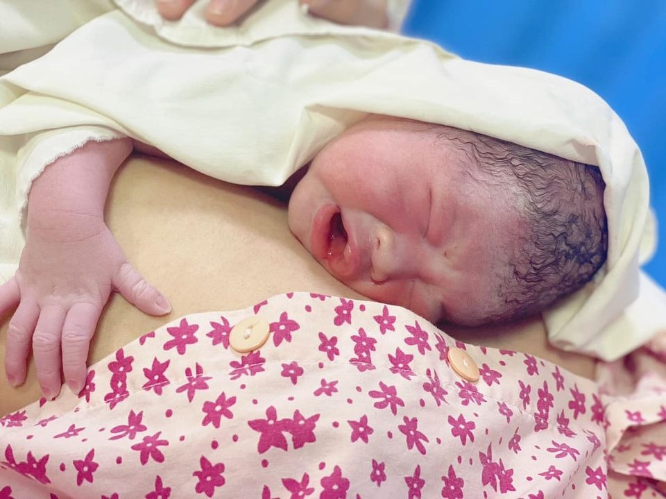 Đúng là không đi đẻ ở đâu vừa rẻ mà dvu tốt như ở sản 1 thanh nhàn 
E sinh ngày 27/6 nhưng hnay mới lên review cho các mẹ nên đẻ sản 1 ạ
Từ nhà e đi lên viện và đến khi con chào đời trong vòng 15’ quá nhanh cho 1 cuộc đi đẻ
 Đội ngũ Bsi đỡ đẻ cung rất ân cần chỉ bảo e cách dặn nên chỉ trong vòng 15’ đã sinh và e k bị rạch( rất là may vì con e cung co 2,8 kg nên k bị rạch tsm)
Sau khi sinh e đi lại bình thường chỉ hơi đau chút dạ con các cô y tá và bsi ngày nao cung ktra hỏi thăm sk nên khá là yên tâm luôn ạ
Luc sinh song lại được cô y tá chụp cho 2 mẹ con quả ảnh đẹp hết sức k nghĩ đi đẻ lại co tấm hình đẹp luu lại nv 
E thi chọn nằm phòng 350k 9 giường rộng rãi va rất sạch sẽ chẳng khác bệnh viện 5 sao. Tối ng nhà o lại trông bé còn co giường bên cạnh nằm thoả mái 
Nói chung là tập 1 và 2 chọn sản 1 nên dù co tâp 3 thi e vẫn chọn sản 1 🥰