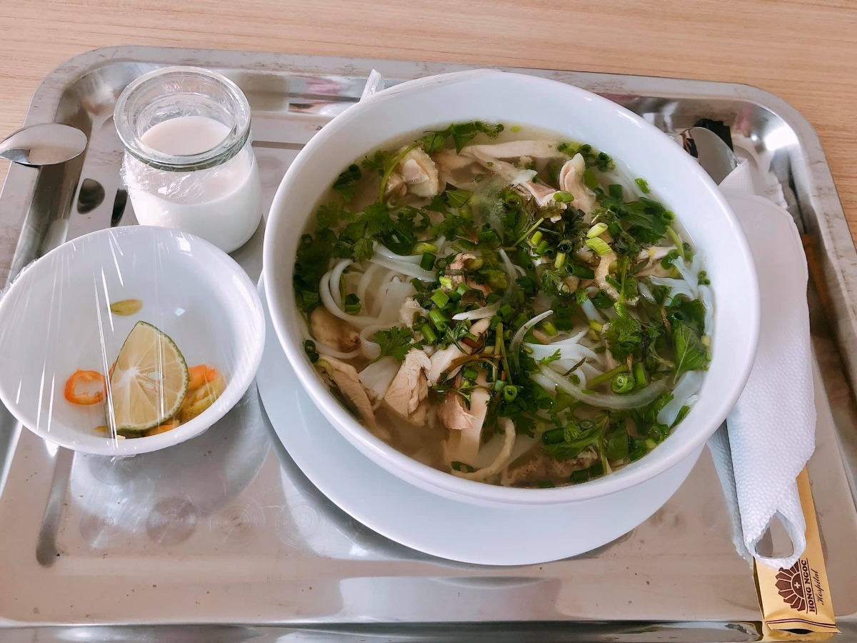 REVIEW ĐẺ MỔ BV HỒNG NGỌC - PHÚC TRƯỜNG MINH 😎

Mình đẻ từ 4/7. Nay mới ngoi lên kể lể chút về trải nghiệm đi đẻ ở đây 😂

Mình là thai đôi, đăng ký gói 36w đẻ mổ lần 1 - giá trong gói là 48,5tr - được giảm 10% vì đky nhóm 3 mẹ còn 43,650tr. Tập 1 là đẻ thường nên chưa có kinh nghiệm đẻ mổ phát nào nên đến ngày mổ cũng có chút lo lắng.

Mình đky khám và mổ bsy Tú. Trước ngày mổ 1 ngày bệnh viện sẽ gọi điện hẹn 11h trưa hôm sau. Dặn dò về vấn đề nhịn ăn uống, vào sớm trước 2 tiếng và giấy tờ, đồ đạc cần mang theo.

Đến hẹn m vào viện. Khám, siêu âm và chạy máy lần cuối. Trong lúc này người nhà đi nộp giấy tờ và làm thủ tục nhận phòng. Đợt này đang khuyến mãi nên các mẹ auto đều có phòng riêng. Vì nhà m sinh đôi nên up lên phòng Deluxe cho rộng, phát sinh thêm 1,250tr x 3 đêm.

Chạy máy xong thì các cô hộ lý sẽ thụt cho mẹ rồi phát quần áo, bỉm, giày dép để mẹ thay ạ. Hôm m đi mổ chắc ngày đẹp nên khá đông. Vào phòng hậu phẫu truyền nước chờ đến lượt đẻ mà ngủ đc 1 giấc. Khoảng 11h40 thì các bạn đập dậy “Chị ơi đi đẻ thôi”

Vào phòng phẫu thật thấy bác Tú đang chờ sẵn, trông bác hơi mệt, bác bảo sáng nay mổ 4-5 ca gì đó, chiều lại chiến tiếp… Các bạn trong ekip bắt đầu tiến hành các bước: tiêm gây tê màng cứng, gắn các loại dây dợ. Lúc tiêm hơi nhói tý, tầm 5p sau mất dần cảm giác là bác Tú bắt đầu mổ. Trong quá trình mổ có 1 bạn đứng buôn chuyện với mình. Mổ thì ko có cảm giác gì, nhanh lắm ạ. Khoảng 12 đã thấy bụng rút dần và 1 bạn oe oe, 3 phút sau bạn còn lại cũng lộ diện. Các cô lau qua cho 2 bạn rồi cho da kề da với mẹ và hỗ trợ 2 bạn tu ti mẹ luôn. 

Cậu anh rất hợp tác nhưng cậu em còn chưa quen, nên sau đó dù khâu xong xuôi các cô vẫn cố hỗ trợ cậu em và để em tu ti mẹ đc ít nhất 15p 😂. Khâu xong bác Tú chúc mừng 3 mẹ con và các bạn trong ekip làm nốt các việc còn lại. Sau đó bé đc bế ra cho người nhà nhìn và đưa về p chăm sóc sau sinh, mẹ thì về phòng hậu phẫu nằm theo dõi 3 tiếng.

Mổ xong lạnh run thực sự ạ. Nhưng tầm 1 tiếng sau thì lại nóng vã mồ hôi nên m ngủ chập chờn. Có các bạn nhân viên thấy m tỉnh rồi ra ngồi buôn chuyện cùng. Mãi cũng hết 3 tiếng đc về phòng gặp con và gặp người nhà.

Mổ buổi trưa đến đêm thì thuốc giảm đau hết tác dụng, m bắt đầu thấy nhức dần. Nghĩ chịu được nên ko ấn nút gọi y tá. Mãi gần sau đau vã mồ hôi mới ấn chuông thì các bạn vào nhét thuốc cho… Nên các mẹ mổ đau thì cứ mạnh dạn ấn gọi cô hỗ trợ nhé. Bsy Tú cũng dặn là “em ko cần tiết kiệm thuốc cho bệnh viện thế đâu” 😂. Sáng hôm sau thì m thấy cũng đỡ rồi nên chỉ gọi nhét thuốc đúng 1 lần đó thôi.

Một ngày sẽ có cực kỳ nhiều lượt bsy, y tá, hộ lý, mang đồ ăn, dọn phòng vào để thăm khám, làm nhiệm vụ của họ các mẹ nhé. Bé sẽ được các cô tắm vào buổi sáng. Mẹ đc chiếu tia plasma 4 lần. Vết mổ gọn lắm ạ 🥰. 

 Về dịch vụ thì ko có gì để chê cả. Ngày 3 bữa chính 2 bữa phụ đa dạng, tuỳ các mom chọn. Người nhà thì lên tầng 4 ăn. Em update hình ảnh 1 vài bữa cơm ở viện ạ.