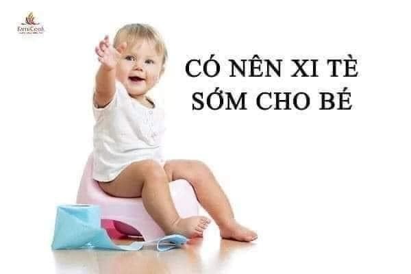 ♦️♦️♦️NÊN HAY KHÔNG XI TÈ CHO BÉ?

Thực ra đây không còn là chủ đề mới. Nếu đánh từ khoá trên lên google, các mẹ sẽ dễ dàng nhận thấy một điều: cách đây vài năm, những bài viết/ bài báo hầu hết đều ủng hộ việc bỏ bỉm cho bé sớm để tập xi tè; tuy nhiên, trong vài tháng trở lại đây, lại xuất hiện những bài viết mới nêu lên quan điểm xi tè sớm sẽ gây hại cho bé.
Vậy đâu mới là đúng?

Cách đây khoảng 1 năm, khi bạn Tee nhà mình được 7-8 tháng, mình đã nhận được một vài đề nghị từ phía ông bà, người lớn tuổi trong gia đình rằng bắt đầu bỏ bỉm để tập xi tè cho con được rồi. Vì thực sự khá mung lung về vấn đề này, nên mình tìm hiểu qua sách báo, tài liệu (chủ yếu là tài liệu tiếng Anh) và hỏi kinh nghiệm một số mẹ đang sinh sống ở nước ngoài. Sau một thời gian nghiên cứu, cuối cùng mình đưa ra quyết định: KHÔNG TẬP XI TÈ CHO CON và ĐỂ CON ĐÓNG BỈM HOÀN TOÀN cho đến tối thiểu là 18 tháng.

Mình sẽ chia sẻ lý do mình có quyết định như vậy:
1. Các cụ ngày xưa luôn lo sợ đóng bỉm nhiều sẽ gây ra nhiều bệnh: nhẹ thì viêm da, hăm đỏ; nặng thì viêm nhiễm đường tiết niệu, nóng tinh hoàn, vô sinh. Nhưng thực tế không phải vậy.

Trẻ bú mẹ, đặc biệt dưới 1 tuổi, khả năng kiểm soát cơ niệu đạo, cơ hậu môn còn rất hạn chế. Bé sẽ có nhu cầu bài tiết phân và nước tiểu ra ngoài NGAY LẬP TỨC mà không thể có phản xạ dừng chờ. Việc đóng bỉm giúp cho bé thoải mái, không bị ướt khó chịu, hay phải thay tã thay quần nhiều lần trong một ngày.

Những vấn đề như hăm đỏ xuất phát từ quá trình vệ sinh cho bé không được thật sự sạch sẽ hoặc do loại bỉm đó không đạt chuẩn hay không phù hơp với làn da nhạy cảm của bé.

Đóng bỉm thường xuyên gây vô sinh lại hoàn toàn sai. Với mục đích để sản xuất tinh trùng , tinh hoàn cần môi trường nhiệt độ thấp là đúng. Tuy nhiên, đối với trẻ nhỏ, tinh hoàn không sản xuất tinh trùng.

Một số mẹ còn so sánh việc con mặc bỉm với việc phụ nữ đến kỳ hàng tháng. Mình thấy khá buồn cười. Xin phép đưa ra câu nói của một mẹ bỉm sữa mình đọc được trên facebook: “Giữa việc đóng BVS và việc mặc kệ cứ để dây bẩn ra áo quần rồi vài phút lại phải thay một lần, các mẹ chọn cách nào?”

2. Bàng quang trẻ sơ sinh hoạt động theo cơ cấu đầy sẽ tự đẩy ra ngoài. Hành động xi tè cho bé thực chất chính là việc bắt bé đi tè (hoặc đi ị) theo âm thanh hay nói cách khác là theo NHU CẦU của người lớn, không phải nhu cầu của bé. Bạn sợ bé tè ra quần, ra giường nên 30 phút lại xi một lần, không cần biết bé có muốn đi tè hay không. Dĩ nhiên theo phản xạ có điều kiện, khi nghe thấy âm thanh ‘xì xì’, bé sẽ cố rặn ra tè, dù ít hay nhiều. Cuối cùng, trở thành hiện tượng đái dắt, đái són, bàng quang thì bị mất phản xạ.

3. Bạn sẽ làm gì khi vài phút trước xi con tè nhưng bé giãy giụa không chịu. Chỉ một lát sau lại tè ra chăn gối? Bạn đủ tỉnh táo để giữ bình tĩnh, mỉm cười, bế con đi thay quần rồi thay chăn ga? Hay sẽ mắng con bằng một câu cửa miệng: ‘Ban nãy xi thì không tè, giờ lại tè ướt giường’, vẫn còn may nếu không tét cho con một cái vào mông.

Rõ ràng là bé chưa thể học được cách gọi mẹ khi buồn tiểu, càng không thể biết đứng tránh chăn gối, hay vào nhà vệ sinh tự đi. Là chính người lớn đã lựa chọn cách bắt bé đi theo nhu cầu của mình. Vậy tại sao bạn lại mắng bé?

Dần dần, qua vài lần bị mắng, bị đánh, bé sẽ học được rằng: đừng đi tè khi chưa được xi dù có buồn mấy đi chăng nữa. Vậy là bàng quang lại phải nhịn tiểu, và phải đi theo HIỆU LỆNH của người lớn.

VẬY CÁCH KHẮC PHỤC LÀ GÌ?
1. ĐỂ CON ĐƯỢC TỰ LÀM CHỦ VIỆC ĐI TÈ. Chúng ta là những bà mẹ hiện đại. Chúng ta để con tự ăn, tự chơi, tự ngủ, vậy chẳng có lý do gì lại kiểm soát việc đi tè của con. Trước 18 tháng, mình vẫn đóng bỉm gần như 24/24 cho con. Có thể khắc phục những nhược điểm bằng cách sử dụng loại bỉm tốt, kem hăm tốt , sử dụng bỉm đúng kích cỡ, cân nặng hoặc kích cỡ lớn hơn một chút để bé thoải mái vận động.

Sau 18 tháng, mình bắt đầu bỏ dần bỉm vào một số thời gian nhất định trong ngày. Đồng thời dặn con, dạy con học cách gọi mỗi khi muốn đi tè hoặc đi ị dù có đang đóng bỉm hay không.

2. Thay bỉm thường xuyên cho con khi bé tè đầy hoặc ngay sau khi bé ị. Ban ngày không dùng quá 4 giờ/bỉm. Ban đêm nên dùng loại bỉm thấm hút tốt để bé có thể yên giấc. Có nhiều mẹ luôn căn giờ đánh thức con dậy để xi tè, mình thấy sao mà vất vả thế? Khổ cả con, cả mẹ.

3. Tuyệt đối không trách mắng khi bé lỡ tè dầm. Hãy nhẹ nhàng nhắc nhở bé cho lần sau.

4. Sử dụng giấy vải thay cho giấy ướt để vệ sinh cho bé khi ở nhà. Nếu ở ngoài, hãy chọn loại giấy ướt tinh khiết, không mùi, không cồn các mẹ nhé.

Hiện tại bạn Tee 20 tháng, vẫn đóng bỉm hoàn toàn ở lớp để con có thể tham gia các hoạt động một cách thoải mái nhất, và bỏ bỉm khi ở nhà để tập cho con thói quen gọi khi mót. Mình có tham khảo ý kiến của một chị bạn có con gái đang sống ở Dubai và được biết rằng các bé ở nước ngoài vẫn được đóng bỉm đi học, đi ra ngoài để đảm bảo vệ sinh cho bé, vệ sinh công cộng và còn tránh cho bé xấu hổ khi tè dầm. Ở Việt Nam mình có kiểu bạ đâu xi đấy, xi ngay gốc cây, xi ngay vỉa hè mà chẳng hề quan tâm đến vấn đề giới tính của bé. Mình nghĩ đây cũng là một điều đáng lưu tâm.

Dĩ nhiên, dùng bỉm nhiều thì nhược điểm lớn nhất chính là đau ví bố mẹ. Vậy nên nếu không thực sự có điều kiện, bố mẹ cũng có thể tập bỏ bỉm cho bé nhưng SAU 1 TUỔI nhé.

Nhiều mẹ còn tâm sự với mình rằng: sợ bị người khác chê mẹ lười, mẹ vụng nên không chịu xi tè mà cứ đóng bỉm cho con. Chúng mình đang làm những gì tốt nhất cho con mà. Sao các mẹ phải lo lắng chứ 🙂

Chúc các bé luôn mạnh khoẻ nha! 🥰🥰🥰

NGUỒN: St