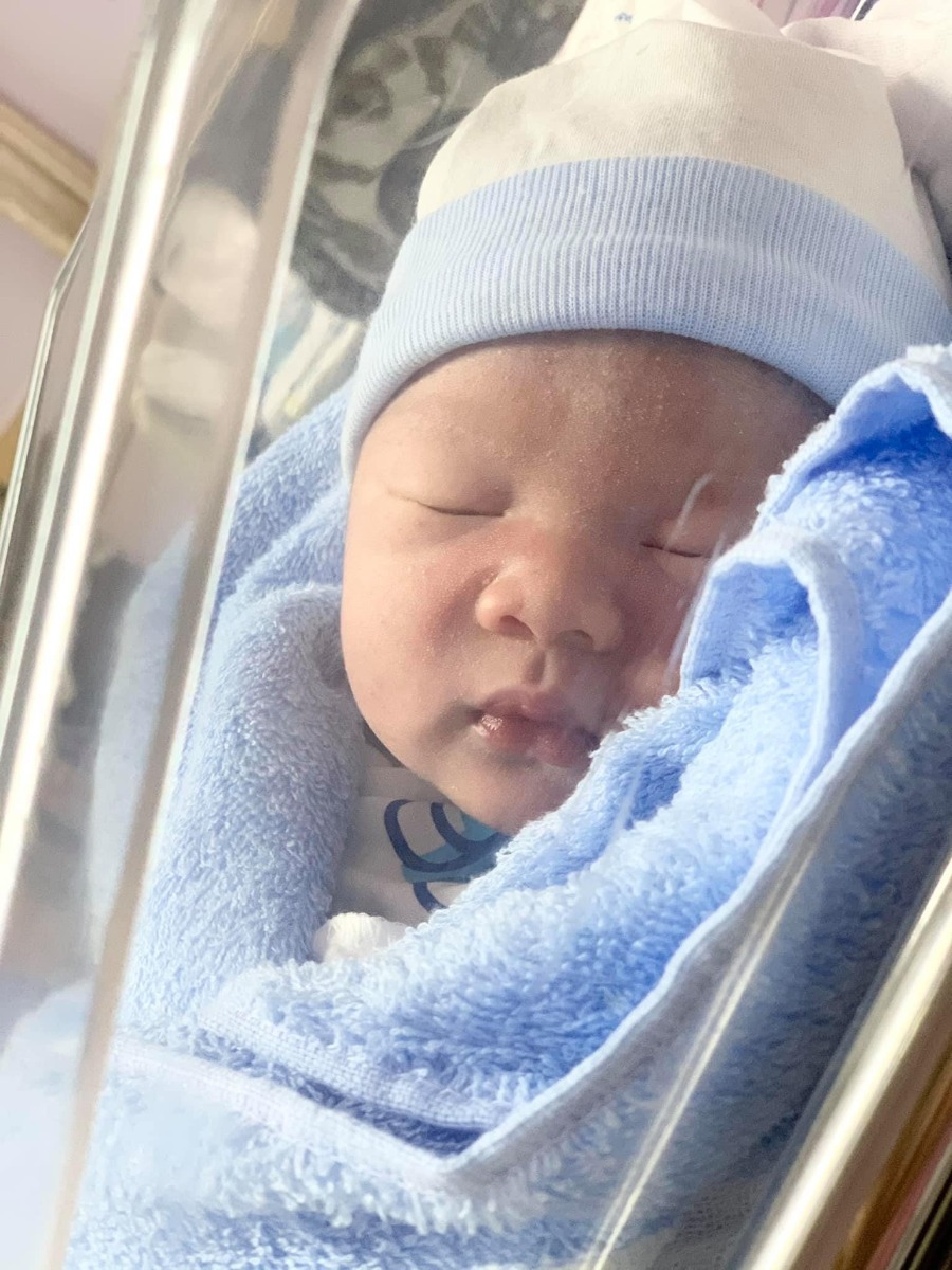 Em bé của Mẹ tiểu đường thai kỳ đây ạ! Em sinh ở tuần 38w mổ chủ động đc 3.6kg.

Mẹ dung nạp chỉ số cao ngất 5.3-12.2-10 lúc thai 26w.
Về nhà mua máy test tự kiểm soát ăn uống. Lâu lâu vẫn vượt. Đường đói dao động 5.0-5.8 liên tục. Sau ăn có hôm thả mồm đi chơi xa lên tận 8-9.

Tuần cuối cùng em chẳng đo nữa vẫn ăn kiêng nhưng thỉnh thoảng thèm quá vẫn ăn 2-3 quả vải, bánh kem, bánh trứng bông lan... trong bữa phụ. 

Các mom cứ để tinh thần thoải mái đừng stress quá. Tin vào bản thân và tin vào con. Miễn đừng quá nuông chiều bản thân ăn thả ga kg kiêng cữ là sẽ ổn hết. Phải có lí do con mới có mặt trên đời, và nhất định các con sẽ chào đời khoẻ mạnh bình an!

Cầu chúc tất cả các Mom sẽ đc ẵm con trên tay, các con của chúng ta sẽ khoẻ mạnh bình an suốt cả cuộc đời. Chúc tất cả chúng ta thoát được tiểu đường tuýp 2✊