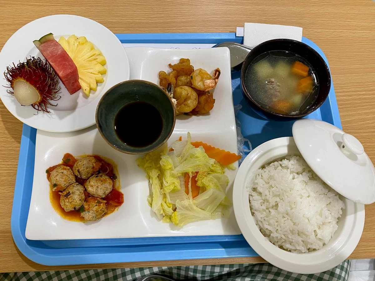 [Rì-viu sinh mổ Bảo Sơn]

Sau khi được trải nghiệm đủ cả sinh mổ và sinh thường thì em xin được phép kết luận: đối với em, sinh thường kinh khủng hơn các mẹ ưiii 😅
Lần 1 sinh thường ở Sản HN e khá ưng ý, cuộc đẻ được quan tâm và lúc nào bác sĩ em chọn cũng túc trực hỏi han. Tuy nhiên phòng sau sinh chật, khu dịch vụ cũng quá đông đúc nên cảm giác hơi ngộp. Viện công nhưng chi phí khu dv cũng khá cao (trên 20tr cho sinh thường), thủ tục thanh toán lâu nên chồng em phải chạy hơi vất 😅. Lần đầu sinh dễ nên lần 2 e quyết định "đi hưởng" ở viện tư 😆

A. Đăng kí

Em chọn Bảo Sơn vì ngay gần nhà (5' ra đến nơi) và còn gần cả Sản Hn, Nhi tw nên nếu có vấn đề gì thì chuyển viện cực nhanh 😝

Đến viện, nhìn cơ sở vật chất, đội ngũ đón tiếp và bề dày kinh nghiệm của y bác sĩ đầu ngành đỉnh quá nên em quyết định đăng kí trọn gói từ 12w luôn.

Được nhiều ưu đãi và giảm giá từ hội chợ nữa nên gói thăm khám từ 12w đến khi sinh xong của e chỉ còn trên dưới 20tr. Quá rẻeeeeee!!!
20tr ở đây ko chỉ để đi đẻ nhé ạ hihi

Khám và chăm sóc a-z từ thời điểm đăng kí gói cho đến khi sinh xong và tái khám sau sinh luôn. Vô cùng kinh tế 🥰

Cực kì thích bs siêu âm của BS, lần nào cũng kiên trì cho xem mặt e bé, chỉ rõ từng bộ phận và giải thích tỉ mỉ.

Mỗi lần đi khám còn được ăn uống no nê free bên khách sạn Bảo Sơn ngay cạnh nữa. Mê đồ ăn ở đây vô cùng, nhất là phở và và súp bí đỏ 😋
Cả thai kì em được bs Nguyễn Hữu Cốc - Nguyên Phó khoa đẻ viện Sản tw (Thầy thuốc ưu tú - Giảng viên cao cấp ĐH Y HN môn phụ sản) trực tiếp khám và sau là mổ đẻ cho e luôn 😝 Bác tuy lớn tuổi nhưng cực kì nhanh nhẹn và nhẹ nhàng, hỏi gì cũng kiên nhẫn trả lời bằng hết 😆

B. Đẻee!!!

Em bé Mơ siêu nghịch nên nhất định phải nằm ngang chứ ko chịu quay đầu 🤣

Trước mổ:

Em được bs giải thích về những nguy cơ đối với thai ngôi ngang nên quyết định mổ luôn chứ ko chờ đến khi chuyển dạ nữa. (Mọi người có thể gg search để thấy sự nguy hiểm khi thai nằm ngôi ngang ạ 🥲)
38w3d lên bàn mổ!

Trong mổ:

Thật sự ca mổ nhẹ tựa lông hồng, ko kinh khủng như những gì em đọc và tưởng tượng 🙂 Từ gây tê tuỷ sống, mổ, khâu đều rất nhẹ nhàng. Các bs và các cô hộ sinh cùng trò chuyện với em rôm rả trong phòng mổ nên thấy ko sợ tí nào. 

Sau mổ:

Sau khi mổ xong được chuyển về nằm hậu phẫu 4-6 tiếng đến khi cử động được chân thì về phòng với con. Trong lúc đó, chồng em ở tầng dưới đón con và da kề da liên tục chờ em về. Đây là dv e ưng ý nhất! Chứ ở viện Sản con được tiếp da với mẹ có tí tẹo 😣

Về khoản chăm sóc sau sinh thì điểm 10 lunnn 

Bấm chuông là các cô sang hỗ trợ tất tần tật từ thay bỉm, bế bé, pha sữa, thay quần áo bé, vệ sinh cho mẹ... Chính vì thế nên 2 vợ chồng chăm nhau nhàn tênh 🤣

Ngày nào bs sản và bs nhi cũng đảo qua thăm hỏi khám xét kĩ càng cho mẹ và bé 👍🏻 À vì e đẻ mổ nên còn có bs gây tê quan tâm đặc biệt nữa kiki. 

Chế độ ăn cho sản phụ ngày 4 bữa no ko thở được. Mà đồ ăn siêu siêu siêu ngon luôn ạ! Nhiều nhà còn xin ở lại thêm vì sợ về sớm cơm cữ ko ngon đc như cơm viện 😂

Em bé trước khi ra viện còn được tặng bộ ảnh newborn. Nói thật là ko đẹp lắm, (vì mẹ cháu cũng khá cầu kì chăm chút khoản chụp ảnh sống ảo cho các cháu nên thấy vậy) nhưng có chút kỉ niệm lưu lại khoảnh khắc cho con cũng thấy vui.

Sau sinh còn được tặng quà, tái khám free, khám dinh dưỡng free cho mẹ và bé trong 1 năm.

Nói chung là ưng tất tật các dv sau sinh của Bảo Sơn ^^ 

C. Thủ tục + chi phí

Tất cả các thủ tục ở đây đều nhanh gọn lẹ, việc của chồng em khi thanh toán chỉ là mang thẻ xuống quẹt chứ ko phải chạy khắp nơi như lần đầu 👍🏻

Chi phí:
Gói sinh thường từ 12w e đã thanh toán trước 20tr
Sau đó chuyển mổ +13tr chi phí chênh lệch
Sử dụng các dịch vụ sau sinh: giảm đau, plasma, sàng lọc, thuốc cho mẹ và bé sau khi xuất viện, một số khoản khác... 
BHYT trừ hơn 1tr
--- 
Tổng chi phí trên dưới 40tr cho 1 cuộc nghỉ dưỡng siêu ưng ý!
---
Lần này đẻ mổ thấy đỡ đau và khoẻ hơn lần 1 đẻ thường. Ngay sau khi xuất viện đã lên xuống cầu thang ok rồi ạ, chứ đẻ thường e lê lết cả tháng trời 😮‍💨

Mới đẻ hơi mất não nên chắc quên nhiều chi tiết, mẹ nào cần thêm thông tin cứ hỏi nhiệt tình nhé 😝