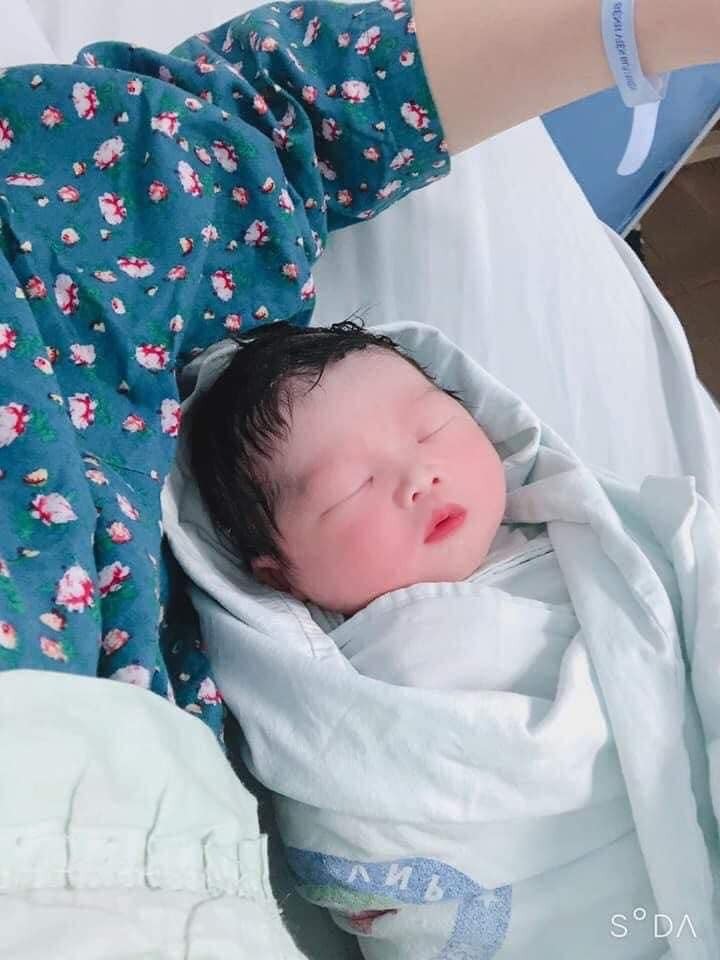 Trâu gái 39 tuần được 3,7 kg ạ
mẹ con cố gắng sinh thường ko phải mổ đâu nè  ☺️☺️
trộm vía thấy sữa non từ tuần 34 , sau sinh mẹ cho con ti là có sữa về luôn rồi 
Các mẹ xin vía da trắng môi đỏ của con không nào ☺️☺️
cảm ơn mamibabi nhiều ạ