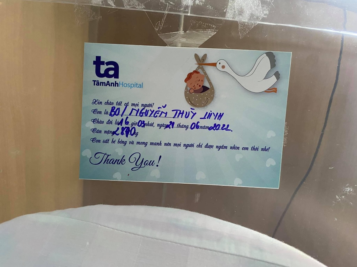 Chào các mẹ! 

Đây là lần đầu tiên mình viết review cho mục gì đó, thiệt là xưa giờ văn chương mình không hay lắm hihi nên cũng ngại viết. Nhưng có nhiều mẹ Ib mình hỏi về cảm nhận sau sinh ở Tâm Anh Hcm nên mình lên đây viết vài dòng nè. 😬

Mình cũng như các mẹ đều khá bỡ ngỡ về Tâm Anh Hcm, mà tìm hoài cũng không có nhiều review về bv. Từ tuần 20 mình đã đi khắp các bệnh viện ở Hcm để tham quan và tìm hiểu bv để chuẩn bị cho việc sinh nở của mình và đến tuần 34 lần đầu tiên mình đến Tâm Anh để thăm khám và tìm hiểu gói sinh ở đây. Ấn tượng của mình ở đây là bác sĩ cực kì thân thiện và thăm khám kĩ lưỡng. Mình không chọn bs nên sắp xếp cho mình bs nào khám cũng ok . Đến tuần 36 mình theo bác Mỹ Nhi khám đến tuần 38 thì mình sinh luôn( sớm 2 tuần so với dự sinh ban đầu). Mỗi lần khám sẽ được tặng 1 suất ăn nhẹ và phiếu giữ xe miễn phí nữa nha.

Bác Nhi theo khám và sinh mổ cho mình luôn, bác cực kì dễ thương và sau mổ vẫn tham khám hỏi thăm mình và em bé mỗi ngày. Mình ở bv 5 ngày do em bé có nằm dưỡng sinh 1 ngày ( bình thường là 4 ngày cho sinh mổ và 2 ngày sinh thường) ăn 3 bữa chính và 1 bữa phụ , người nhà muốn ăn bạn đặt luôn nha, không đặt có thể ăn cơm ở cantin cũng khá ngon á. Bé nhà mình không khoẻ lắm nên được bác Chương ở khoa Nhi theo dõi đến ngày bé về nhà luôn. Tổng chi phí của mình là 29tr hơn sinh mổ lần 1 cho 5 ngày ở bv ( sau khi được trừ gần 4tr cho bhyt) chưa bao gồm chi phí cho em bé .Mình không chọn gói sinh nên mình đem đầy đủ đồ cho em bé nha, mẹ thì mặc đồ ở bv, mỗi ngày sẽ có ng dọn phòng và đem áo mới cho mẹ thay. Bạn nào book gói thì không cần mang theo gì đâu ngoài bộ đồ cho mẹ mặc về nhà ngày cuối ý. Vợ chôngdv chồng mình sinh bé đầu còn lơ ngơ lắm nên được các cô y tá phụ chăm em bé cả ngày đêm lun, có đêm em bé khóc qua các cô chạy vào dỗ phụ cho ba mẹ ngủ lấy sức :)) mình cảm động quá chừng. Các cô cũng pha sữa, tiệt trùng bình giúp ba mẹ luôn nhá.

Mình chọn phòng đơn giá 3tr/ ngày, giường phụ cho ng nhà là 160k/ ngày.

Mình kể với 1 số người bạn của mình ai cunzg hỏi mình có làm gì với Tâm anh không mà Pr giữ qua hâhha 😝😝