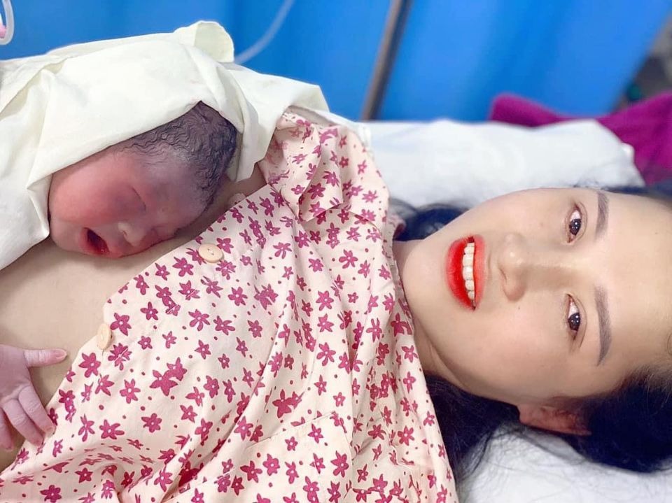 Đúng là không đi đẻ ở đâu vừa rẻ mà dvu tốt như ở sản 1 thanh nhàn 
E sinh ngày 27/6 nhưng hnay mới lên review cho các mẹ nên đẻ sản 1 ạ
Từ nhà e đi lên viện và đến khi con chào đời trong vòng 15’ quá nhanh cho 1 cuộc đi đẻ
 Đội ngũ Bsi đỡ đẻ cung rất ân cần chỉ bảo e cách dặn nên chỉ trong vòng 15’ đã sinh và e k bị rạch( rất là may vì con e cung co 2,8 kg nên k bị rạch tsm)
Sau khi sinh e đi lại bình thường chỉ hơi đau chút dạ con các cô y tá và bsi ngày nao cung ktra hỏi thăm sk nên khá là yên tâm luôn ạ
Luc sinh song lại được cô y tá chụp cho 2 mẹ con quả ảnh đẹp hết sức k nghĩ đi đẻ lại co tấm hình đẹp luu lại nv 
E thi chọn nằm phòng 350k 9 giường rộng rãi va rất sạch sẽ chẳng khác bệnh viện 5 sao. Tối ng nhà o lại trông bé còn co giường bên cạnh nằm thoả mái 
Nói chung là tập 1 và 2 chọn sản 1 nên dù co tâp 3 thi e vẫn chọn sản 1 🥰